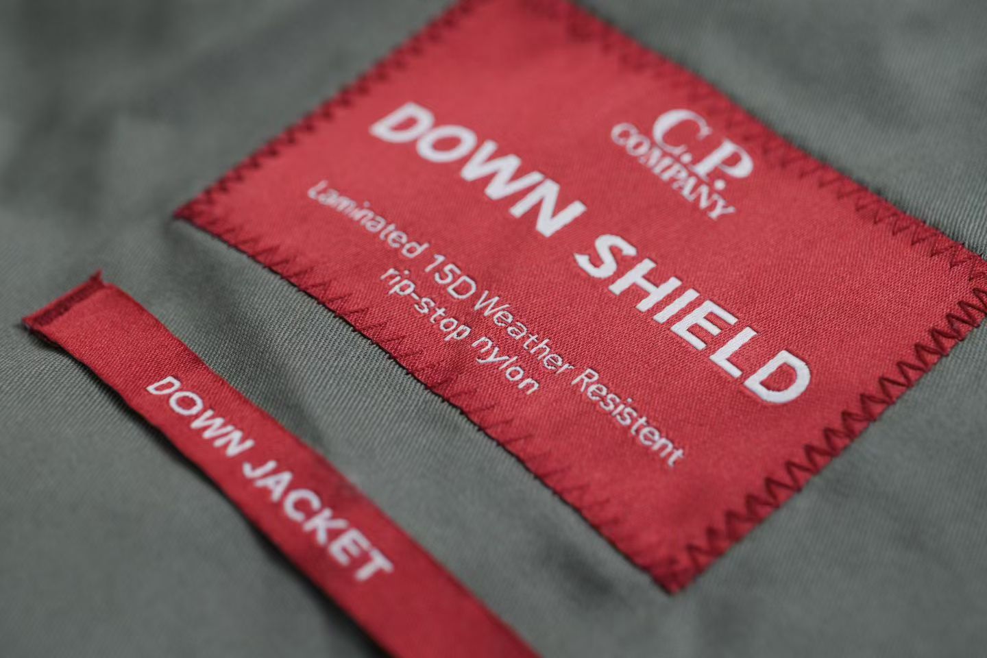 1688💰（编号16）
纯正，CP Chrome-R 羽绒服

采用时尚的全黑设计，配有两个方便的前袋和一个带有品牌标志性镜片的袖袋。这款夹克配有双向拉链，兼具实用性和时尚感，是您进行各种户外探险的理想之选。95%日本白鸭绒！充绒饱满！变态级的蓬松度！
二维码随机！强求加价！帽子可收纳。
西伯利亚可过冬 
xs    胸围112     长65
S      胸围116    长66
M     胸围120    长67
L      胸围124    长69
XL    胸围130    长73
2X    胸围138    长74