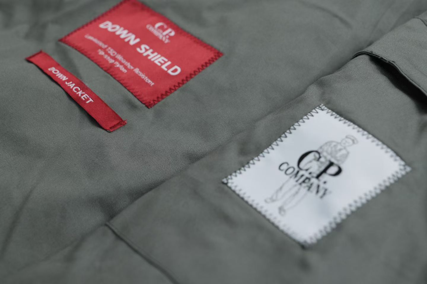 1688💰（编号16）
纯正，CP Chrome-R 羽绒服

采用时尚的全黑设计，配有两个方便的前袋和一个带有品牌标志性镜片的袖袋。这款夹克配有双向拉链，兼具实用性和时尚感，是您进行各种户外探险的理想之选。95%日本白鸭绒！充绒饱满！变态级的蓬松度！
二维码随机！强求加价！帽子可收纳。
西伯利亚可过冬 
xs    胸围112     长65
S      胸围116    长66
M     胸围120    长67
L      胸围124    长69
XL    胸围130    长73
2X    胸围138    长74