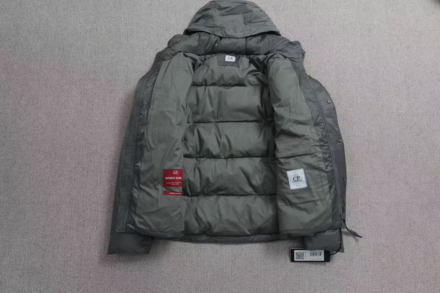 1688💰（编号16）
纯正，CP Chrome-R 羽绒服

采用时尚的全黑设计，配有两个方便的前袋和一个带有品牌标志性镜片的袖袋。这款夹克配有双向拉链，兼具实用性和时尚感，是您进行各种户外探险的理想之选。95%日本白鸭绒！充绒饱满！变态级的蓬松度！
二维码随机！强求加价！帽子可收纳。
西伯利亚可过冬 
xs    胸围112     长65
S      胸围116    长66
M     胸围120    长67
L      胸围124    长69
XL    胸围130    长73
2X    胸围138    长74