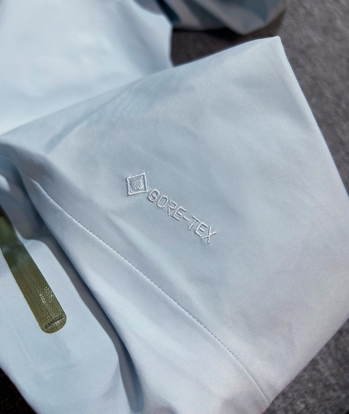 ¥230
KAILAS/凯乐石LT 以太蓝 独家版本 区别市场通货 擦亮眼睛 认准唯一高质量版本!欢迎拿样对比!十二色齐发!
KAILAS/凯乐石 LT户外压胶连帽冲锋衣v领登山透气防风防水硬壳冲锋衣
十二色齐发 顶级版本 区别市场通货!
1️⃣凯乐石全新硬壳冲锋衣夹克,gtx 户外防水硬壳向导级冲锋衣,机能夹克。
户外天花板级别的凯乐石
2️⃣防风防雨又耐磨,适合户外的各种运动。
硬壳全压胶冲锋衣夹克,平台可是吹爆了这款单层压胶冲锋衣。
3️⃣硬壳冲锋衣 面料柔软 舒适性强 腋下有透气拉链。
秋秋季户外活动 抗风防雨 功能性强大。
即使你要去户外登山 徒步 旅游,这款可以做到全天候的身体防护。
4️⃣gore tex防水功能性面料,即使多次洗涤外层渗腋下透气拉链可以做到保温和散湿的功能。
全压胶,内里见不到一条明线!印花的logo字母,工整完美。
5️⃣而袖口的魔术贴楼可以做到随意调节。
⚠️⚠️前短后长的设计,可以完美达到包臀的效果。
6️⃣帽子上搭配了弹力拉绳,机车运动时可以做到贴合面部,完全闭风。
颜色:黑银 象牙白 以太蓝 复古绿 荧光绿 贝栗粉 电光玫 菲诺橙 幻银紫 烈焰黄 像素灰 波尔多红
尺码:S-XXL
S 衣长 68 胸围 110 肩宽45
M 衣长 70 胸围114 肩宽47
L 衣长72 胸围118 肩宽49
XL衣长76 胸围122 肩宽51
XXL 衣长78 胸围126 肩宽53
身高体重 推荐
S(身高155—165 体重120以下)
m(身高165—170 体重120—140)
L(身高170—175 体重140—160)
XL(身高175—180 体重160—180)
XXL(身高180—185 体重180—200)