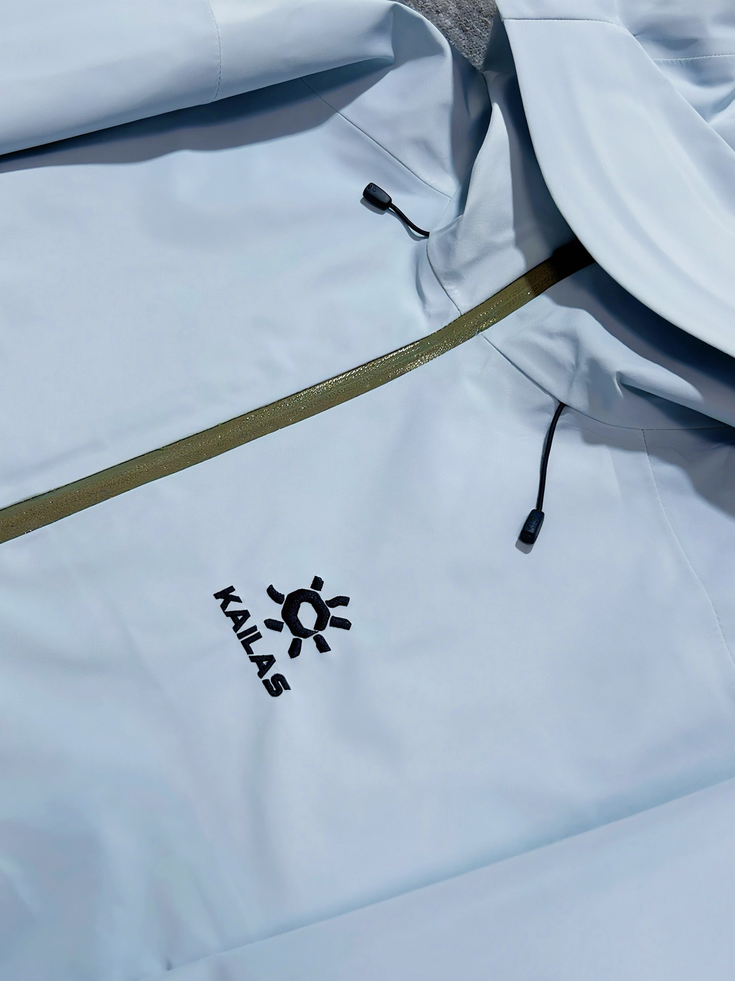 ¥230
KAILAS/凯乐石LT 以太蓝 独家版本 区别市场通货 擦亮眼睛 认准唯一高质量版本!欢迎拿样对比!十二色齐发!
KAILAS/凯乐石 LT户外压胶连帽冲锋衣v领登山透气防风防水硬壳冲锋衣
十二色齐发 顶级版本 区别市场通货!
1️⃣凯乐石全新硬壳冲锋衣夹克,gtx 户外防水硬壳向导级冲锋衣,机能夹克。
户外天花板级别的凯乐石
2️⃣防风防雨又耐磨,适合户外的各种运动。
硬壳全压胶冲锋衣夹克,平台可是吹爆了这款单层压胶冲锋衣。
3️⃣硬壳冲锋衣 面料柔软 舒适性强 腋下有透气拉链。
秋秋季户外活动 抗风防雨 功能性强大。
即使你要去户外登山 徒步 旅游,这款可以做到全天候的身体防护。
4️⃣gore tex防水功能性面料,即使多次洗涤外层渗腋下透气拉链可以做到保温和散湿的功能。
全压胶,内里见不到一条明线!印花的logo字母,工整完美。
5️⃣而袖口的魔术贴楼可以做到随意调节。
⚠️⚠️前短后长的设计,可以完美达到包臀的效果。
6️⃣帽子上搭配了弹力拉绳,机车运动时可以做到贴合面部,完全闭风。
颜色:黑银 象牙白 以太蓝 复古绿 荧光绿 贝栗粉 电光玫 菲诺橙 幻银紫 烈焰黄 像素灰 波尔多红
尺码:S-XXL
S 衣长 68 胸围 110 肩宽45
M 衣长 70 胸围114 肩宽47
L 衣长72 胸围118 肩宽49
XL衣长76 胸围122 肩宽51
XXL 衣长78 胸围126 肩宽53
身高体重 推荐
S(身高155—165 体重120以下)
m(身高165—170 体重120—140)
L(身高170—175 体重140—160)
XL(身高175—180 体重160—180)
XXL(身高180—185 体重180—200)