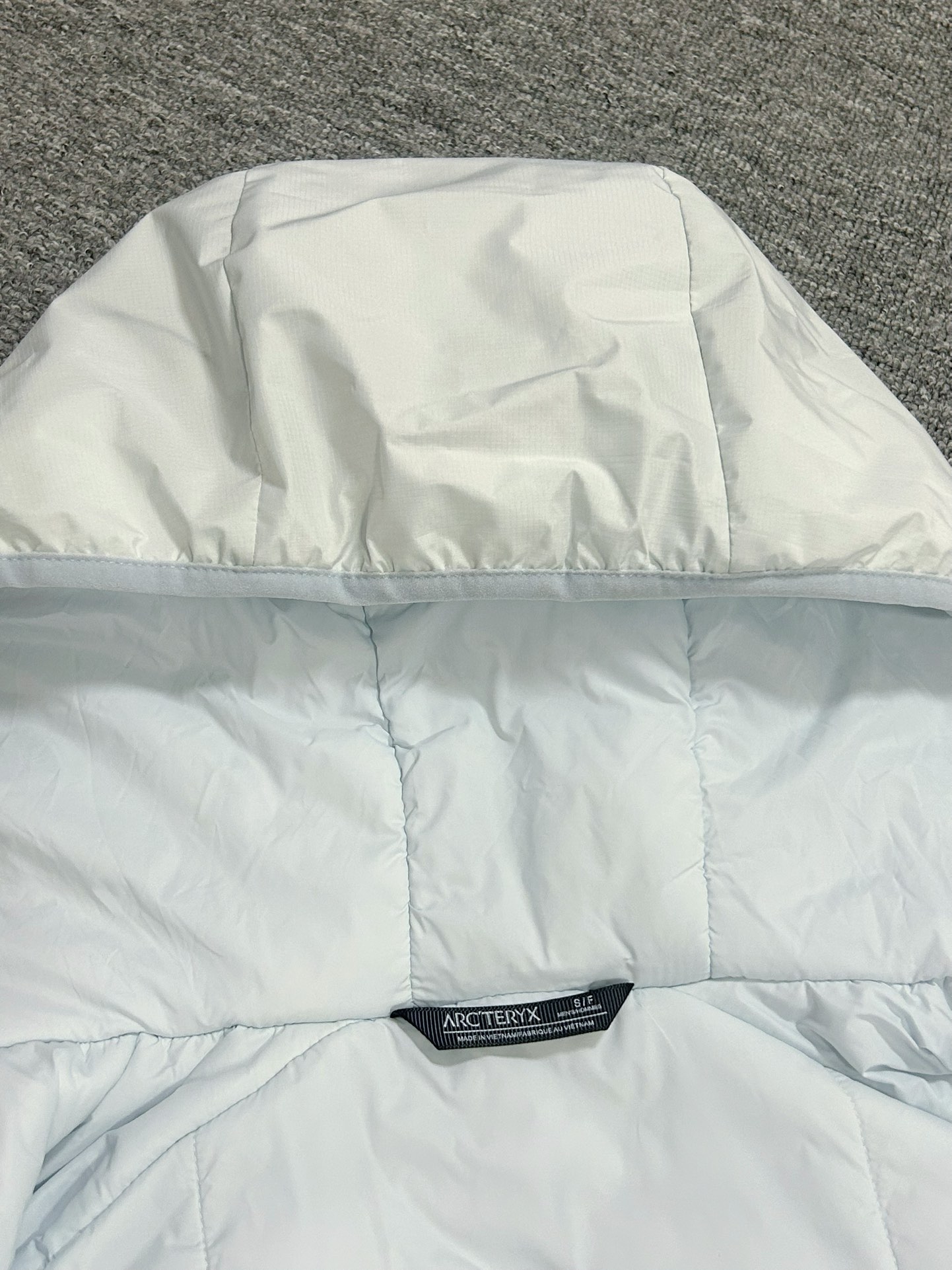 ¥240 
顶级版本 区别市场通货 Arcteryx始祖鸟 新款阿童木 Atom AR Hoody 刺绣Logo户外耐磨轻量防水防风保暖连帽夹克棉服外套

这款Atom棉服在被打湿后仍可锁温保暖，多次打包和拆包后仍可保持性能！面料透气、耐用，富有弹性的侧面嵌料贴合身形，
柔软灵活，保暖的StormHood™风帽更添暖意！
基本信息	全部性能！

用途:攀岩,高山攀登	，防湿表层面料，透气,轻量！	可压缩打包，保暖,防风！
裁切:修身款式！
修身剪裁，适合作为内衣的！
面料:Tyono™20d防撕裂机织物	或轻薄的中间层穿着！
聚酯纤维/氨纶;锦纶;拼布:弹力抓绒布·拼接手肘，腋下插角布里料:20d锦纶填充物:60gsm聚酯纤维;·弹力针织袖口
·两个隐形拉链口袋,内侧拉链胸袋
·No Slip Zip™主拉链，定制TPU拉链头
·简洁可调的棉羽StormHood™兜帽设有有型的窄帽沿
,两个下摆调节扣

颜色：黑金 深灰 云天蓝 缥缈绿 藏青 粉色

尺码：S-2XL
胸围：58 60 62 64 66
衣长：74 75 76 77 78
肩宽：52 53 54 55 56
袖长：62 63 64 65 66