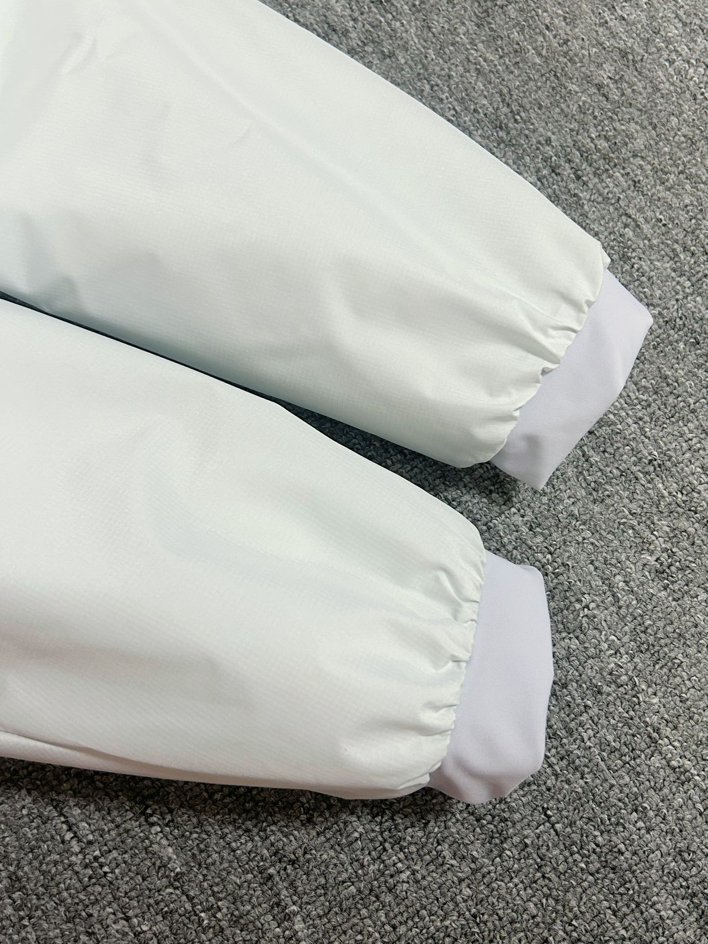 ¥240 
顶级版本 区别市场通货 Arcteryx始祖鸟 新款阿童木 Atom AR Hoody 刺绣Logo户外耐磨轻量防水防风保暖连帽夹克棉服外套

这款Atom棉服在被打湿后仍可锁温保暖，多次打包和拆包后仍可保持性能！面料透气、耐用，富有弹性的侧面嵌料贴合身形，
柔软灵活，保暖的StormHood™风帽更添暖意！
基本信息	全部性能！

用途:攀岩,高山攀登	，防湿表层面料，透气,轻量！	可压缩打包，保暖,防风！
裁切:修身款式！
修身剪裁，适合作为内衣的！
面料:Tyono™20d防撕裂机织物	或轻薄的中间层穿着！
聚酯纤维/氨纶;锦纶;拼布:弹力抓绒布·拼接手肘，腋下插角布里料:20d锦纶填充物:60gsm聚酯纤维;·弹力针织袖口
·两个隐形拉链口袋,内侧拉链胸袋
·No Slip Zip™主拉链，定制TPU拉链头
·简洁可调的棉羽StormHood™兜帽设有有型的窄帽沿
,两个下摆调节扣

颜色：黑金 深灰 云天蓝 缥缈绿 藏青 粉色

尺码：S-2XL
胸围：58 60 62 64 66
衣长：74 75 76 77 78
肩宽：52 53 54 55 56
袖长：62 63 64 65 66