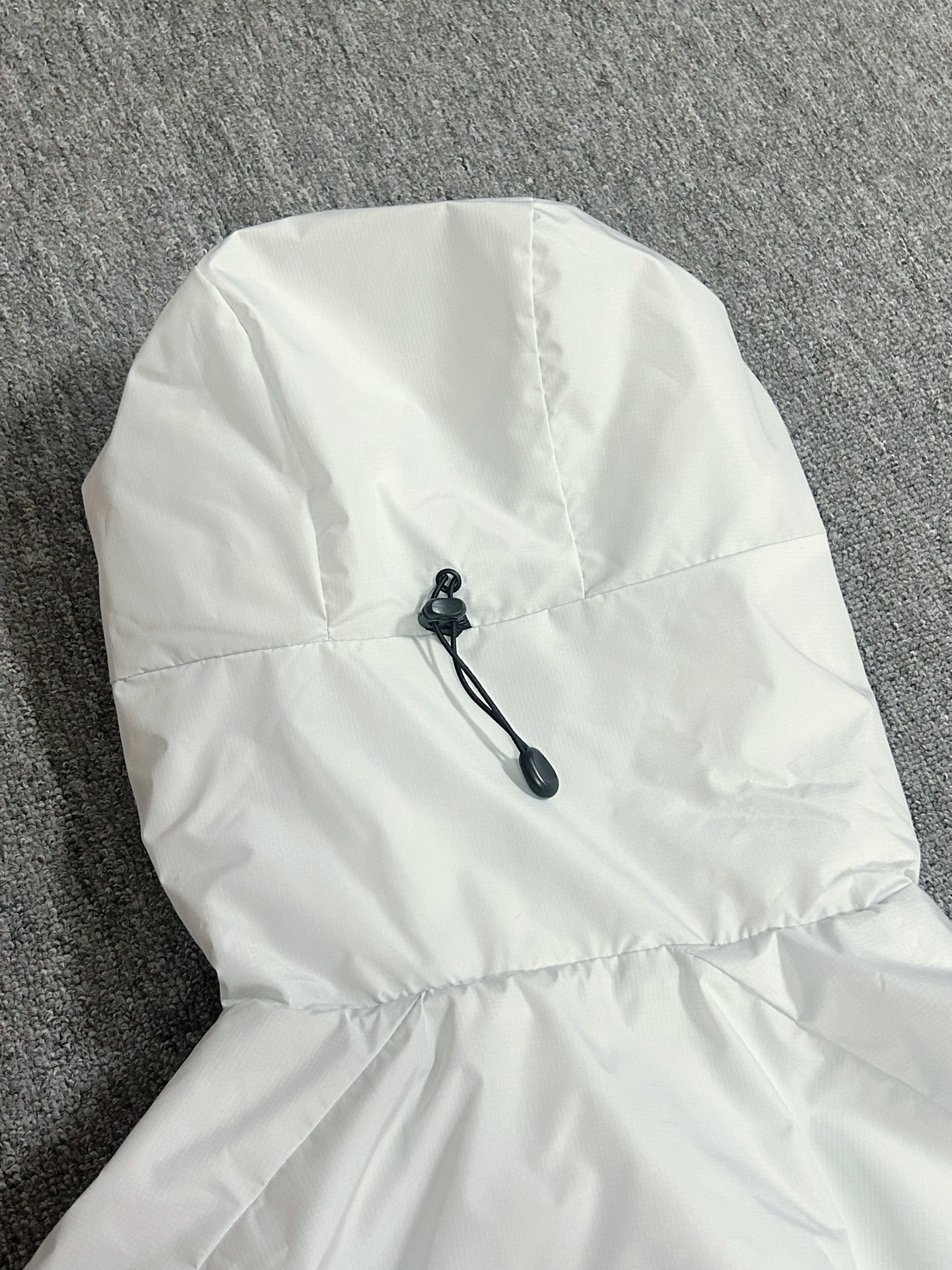 ¥240 
顶级版本 区别市场通货 Arcteryx始祖鸟 新款阿童木 Atom AR Hoody 刺绣Logo户外耐磨轻量防水防风保暖连帽夹克棉服外套

这款Atom棉服在被打湿后仍可锁温保暖，多次打包和拆包后仍可保持性能！面料透气、耐用，富有弹性的侧面嵌料贴合身形，
柔软灵活，保暖的StormHood™风帽更添暖意！
基本信息	全部性能！

用途:攀岩,高山攀登	，防湿表层面料，透气,轻量！	可压缩打包，保暖,防风！
裁切:修身款式！
修身剪裁，适合作为内衣的！
面料:Tyono™20d防撕裂机织物	或轻薄的中间层穿着！
聚酯纤维/氨纶;锦纶;拼布:弹力抓绒布·拼接手肘，腋下插角布里料:20d锦纶填充物:60gsm聚酯纤维;·弹力针织袖口
·两个隐形拉链口袋,内侧拉链胸袋
·No Slip Zip™主拉链，定制TPU拉链头
·简洁可调的棉羽StormHood™兜帽设有有型的窄帽沿
,两个下摆调节扣

颜色：黑金 深灰 云天蓝 缥缈绿 藏青 粉色

尺码：S-2XL
胸围：58 60 62 64 66
衣长：74 75 76 77 78
肩宽：52 53 54 55 56
袖长：62 63 64 65 66