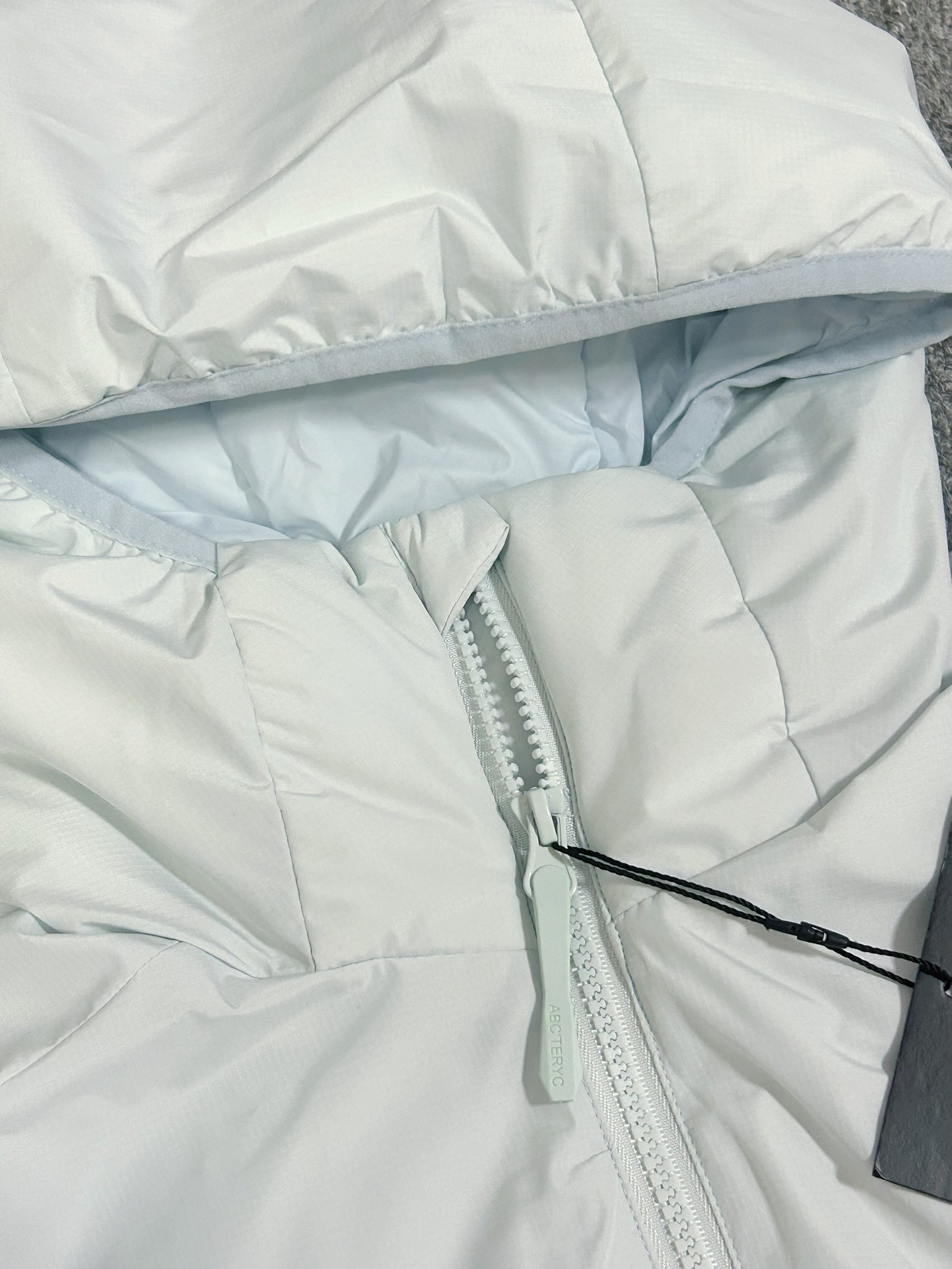 ¥240 
顶级版本 区别市场通货 Arcteryx始祖鸟 新款阿童木 Atom AR Hoody 刺绣Logo户外耐磨轻量防水防风保暖连帽夹克棉服外套

这款Atom棉服在被打湿后仍可锁温保暖，多次打包和拆包后仍可保持性能！面料透气、耐用，富有弹性的侧面嵌料贴合身形，
柔软灵活，保暖的StormHood™风帽更添暖意！
基本信息	全部性能！

用途:攀岩,高山攀登	，防湿表层面料，透气,轻量！	可压缩打包，保暖,防风！
裁切:修身款式！
修身剪裁，适合作为内衣的！
面料:Tyono™20d防撕裂机织物	或轻薄的中间层穿着！
聚酯纤维/氨纶;锦纶;拼布:弹力抓绒布·拼接手肘，腋下插角布里料:20d锦纶填充物:60gsm聚酯纤维;·弹力针织袖口
·两个隐形拉链口袋,内侧拉链胸袋
·No Slip Zip™主拉链，定制TPU拉链头
·简洁可调的棉羽StormHood™兜帽设有有型的窄帽沿
,两个下摆调节扣

颜色：黑金 深灰 云天蓝 缥缈绿 藏青 粉色

尺码：S-2XL
胸围：58 60 62 64 66
衣长：74 75 76 77 78
肩宽：52 53 54 55 56
袖长：62 63 64 65 66