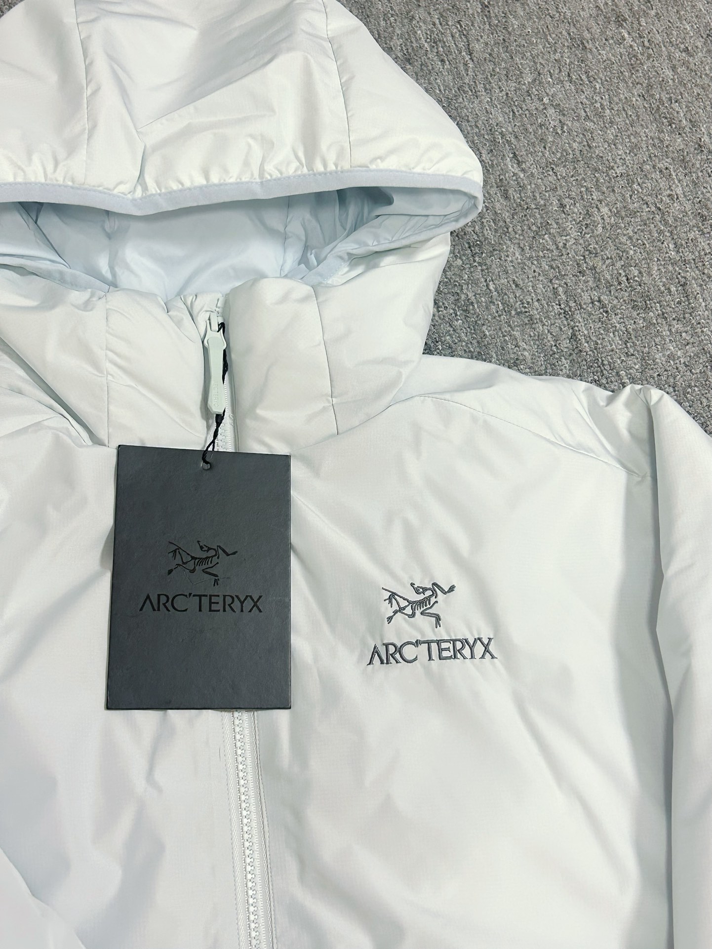 ¥240 
顶级版本 区别市场通货 Arcteryx始祖鸟 新款阿童木 Atom AR Hoody 刺绣Logo户外耐磨轻量防水防风保暖连帽夹克棉服外套

这款Atom棉服在被打湿后仍可锁温保暖，多次打包和拆包后仍可保持性能！面料透气、耐用，富有弹性的侧面嵌料贴合身形，
柔软灵活，保暖的StormHood™风帽更添暖意！
基本信息	全部性能！

用途:攀岩,高山攀登	，防湿表层面料，透气,轻量！	可压缩打包，保暖,防风！
裁切:修身款式！
修身剪裁，适合作为内衣的！
面料:Tyono™20d防撕裂机织物	或轻薄的中间层穿着！
聚酯纤维/氨纶;锦纶;拼布:弹力抓绒布·拼接手肘，腋下插角布里料:20d锦纶填充物:60gsm聚酯纤维;·弹力针织袖口
·两个隐形拉链口袋,内侧拉链胸袋
·No Slip Zip™主拉链，定制TPU拉链头
·简洁可调的棉羽StormHood™兜帽设有有型的窄帽沿
,两个下摆调节扣

颜色：黑金 深灰 云天蓝 缥缈绿 藏青 粉色

尺码：S-2XL
胸围：58 60 62 64 66
衣长：74 75 76 77 78
肩宽：52 53 54 55 56
袖长：62 63 64 65 66