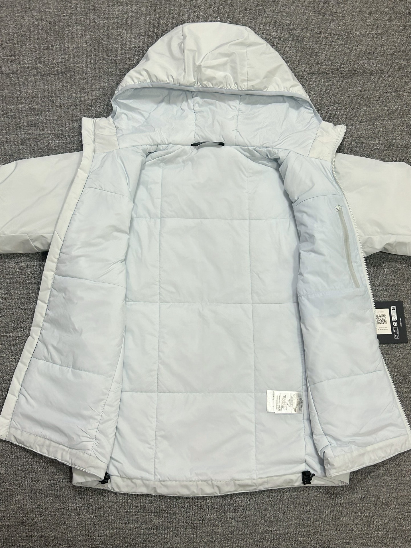 ¥240 
顶级版本 区别市场通货 Arcteryx始祖鸟 新款阿童木 Atom AR Hoody 刺绣Logo户外耐磨轻量防水防风保暖连帽夹克棉服外套

这款Atom棉服在被打湿后仍可锁温保暖，多次打包和拆包后仍可保持性能！面料透气、耐用，富有弹性的侧面嵌料贴合身形，
柔软灵活，保暖的StormHood™风帽更添暖意！
基本信息	全部性能！

用途:攀岩,高山攀登	，防湿表层面料，透气,轻量！	可压缩打包，保暖,防风！
裁切:修身款式！
修身剪裁，适合作为内衣的！
面料:Tyono™20d防撕裂机织物	或轻薄的中间层穿着！
聚酯纤维/氨纶;锦纶;拼布:弹力抓绒布·拼接手肘，腋下插角布里料:20d锦纶填充物:60gsm聚酯纤维;·弹力针织袖口
·两个隐形拉链口袋,内侧拉链胸袋
·No Slip Zip™主拉链，定制TPU拉链头
·简洁可调的棉羽StormHood™兜帽设有有型的窄帽沿
,两个下摆调节扣

颜色：黑金 深灰 云天蓝 缥缈绿 藏青 粉色

尺码：S-2XL
胸围：58 60 62 64 66
衣长：74 75 76 77 78
肩宽：52 53 54 55 56
袖长：62 63 64 65 66