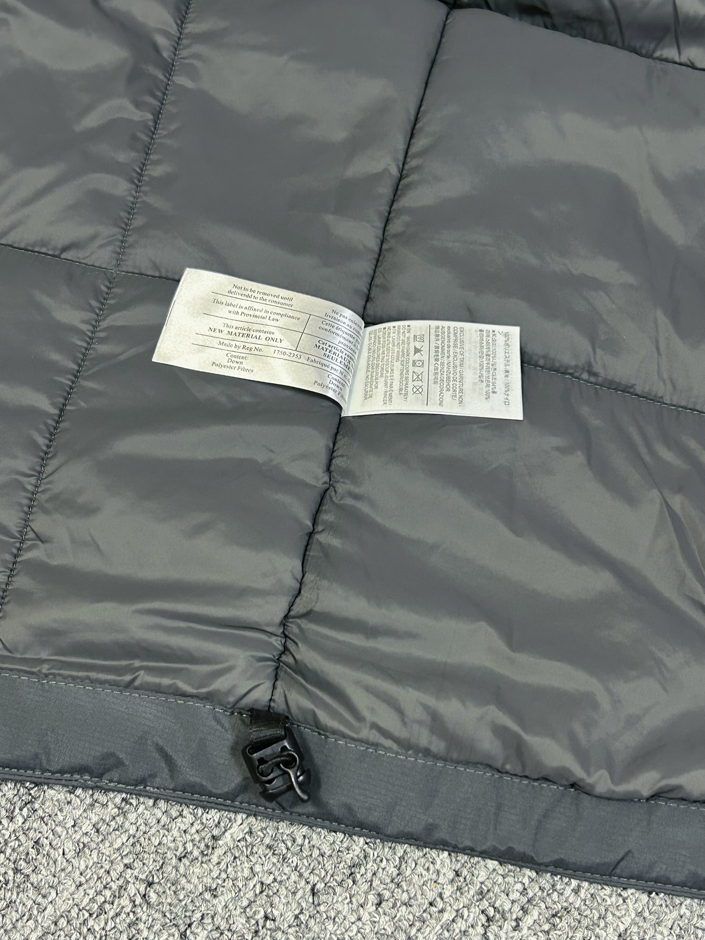 ¥240 
顶级版本 区别市场通货 Arcteryx始祖鸟 新款阿童木 Atom AR Hoody 刺绣Logo户外耐磨轻量防水防风保暖连帽夹克棉服外套

这款Atom棉服在被打湿后仍可锁温保暖，多次打包和拆包后仍可保持性能！面料透气、耐用，富有弹性的侧面嵌料贴合身形，
柔软灵活，保暖的StormHood™风帽更添暖意！
基本信息	全部性能！

用途:攀岩,高山攀登	，防湿表层面料，透气,轻量！	可压缩打包，保暖,防风！
裁切:修身款式！
修身剪裁，适合作为内衣的！
面料:Tyono™20d防撕裂机织物	或轻薄的中间层穿着！
聚酯纤维/氨纶;锦纶;拼布:弹力抓绒布·拼接手肘，腋下插角布里料:20d锦纶填充物:60gsm聚酯纤维;·弹力针织袖口
·两个隐形拉链口袋,内侧拉链胸袋
·No Slip Zip™主拉链，定制TPU拉链头
·简洁可调的棉羽StormHood™兜帽设有有型的窄帽沿
,两个下摆调节扣

颜色：黑金 深灰 云天蓝 缥缈绿 藏青 粉色

尺码：S-2XL
胸围：58 60 62 64 66
衣长：74 75 76 77 78
肩宽：52 53 54 55 56
袖长：62 63 64 65 66
