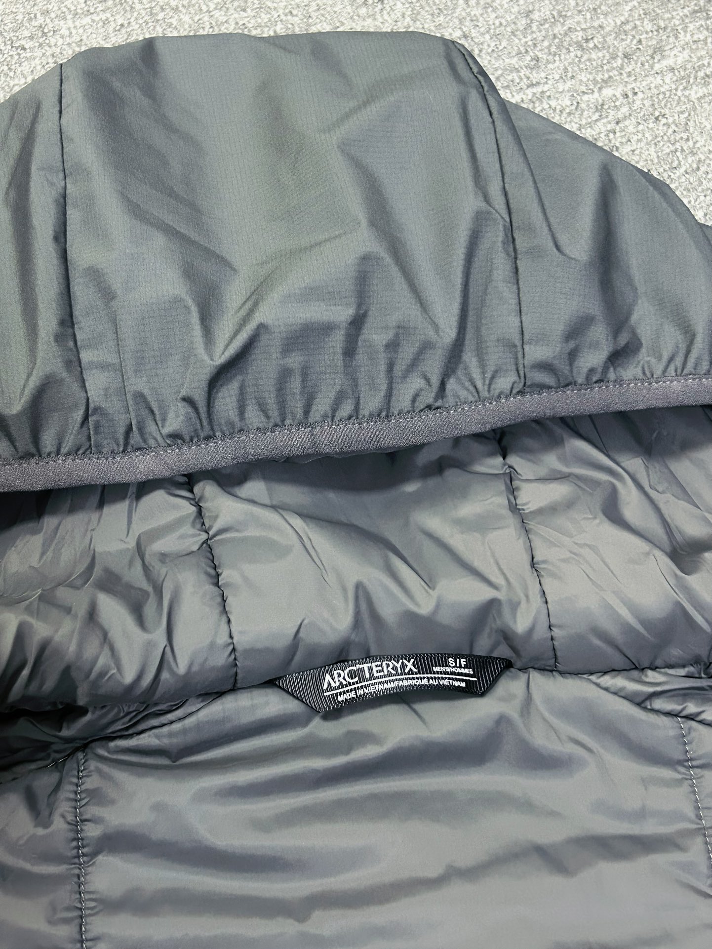 ¥240 
顶级版本 区别市场通货 Arcteryx始祖鸟 新款阿童木 Atom AR Hoody 刺绣Logo户外耐磨轻量防水防风保暖连帽夹克棉服外套

这款Atom棉服在被打湿后仍可锁温保暖，多次打包和拆包后仍可保持性能！面料透气、耐用，富有弹性的侧面嵌料贴合身形，
柔软灵活，保暖的StormHood™风帽更添暖意！
基本信息	全部性能！

用途:攀岩,高山攀登	，防湿表层面料，透气,轻量！	可压缩打包，保暖,防风！
裁切:修身款式！
修身剪裁，适合作为内衣的！
面料:Tyono™20d防撕裂机织物	或轻薄的中间层穿着！
聚酯纤维/氨纶;锦纶;拼布:弹力抓绒布·拼接手肘，腋下插角布里料:20d锦纶填充物:60gsm聚酯纤维;·弹力针织袖口
·两个隐形拉链口袋,内侧拉链胸袋
·No Slip Zip™主拉链，定制TPU拉链头
·简洁可调的棉羽StormHood™兜帽设有有型的窄帽沿
,两个下摆调节扣

颜色：黑金 深灰 云天蓝 缥缈绿 藏青 粉色

尺码：S-2XL
胸围：58 60 62 64 66
衣长：74 75 76 77 78
肩宽：52 53 54 55 56
袖长：62 63 64 65 66