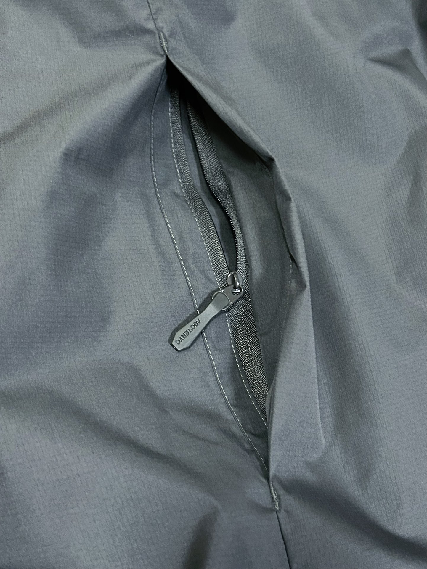 ¥240 
顶级版本 区别市场通货 Arcteryx始祖鸟 新款阿童木 Atom AR Hoody 刺绣Logo户外耐磨轻量防水防风保暖连帽夹克棉服外套

这款Atom棉服在被打湿后仍可锁温保暖，多次打包和拆包后仍可保持性能！面料透气、耐用，富有弹性的侧面嵌料贴合身形，
柔软灵活，保暖的StormHood™风帽更添暖意！
基本信息	全部性能！

用途:攀岩,高山攀登	，防湿表层面料，透气,轻量！	可压缩打包，保暖,防风！
裁切:修身款式！
修身剪裁，适合作为内衣的！
面料:Tyono™20d防撕裂机织物	或轻薄的中间层穿着！
聚酯纤维/氨纶;锦纶;拼布:弹力抓绒布·拼接手肘，腋下插角布里料:20d锦纶填充物:60gsm聚酯纤维;·弹力针织袖口
·两个隐形拉链口袋,内侧拉链胸袋
·No Slip Zip™主拉链，定制TPU拉链头
·简洁可调的棉羽StormHood™兜帽设有有型的窄帽沿
,两个下摆调节扣

颜色：黑金 深灰 云天蓝 缥缈绿 藏青 粉色

尺码：S-2XL
胸围：58 60 62 64 66
衣长：74 75 76 77 78
肩宽：52 53 54 55 56
袖长：62 63 64 65 66