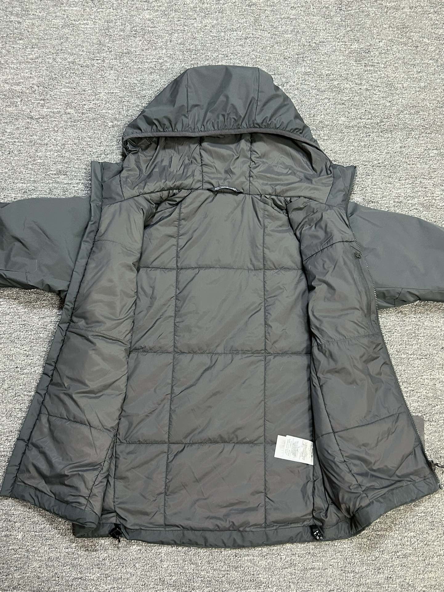 ¥240 
顶级版本 区别市场通货 Arcteryx始祖鸟 新款阿童木 Atom AR Hoody 刺绣Logo户外耐磨轻量防水防风保暖连帽夹克棉服外套

这款Atom棉服在被打湿后仍可锁温保暖，多次打包和拆包后仍可保持性能！面料透气、耐用，富有弹性的侧面嵌料贴合身形，
柔软灵活，保暖的StormHood™风帽更添暖意！
基本信息	全部性能！

用途:攀岩,高山攀登	，防湿表层面料，透气,轻量！	可压缩打包，保暖,防风！
裁切:修身款式！
修身剪裁，适合作为内衣的！
面料:Tyono™20d防撕裂机织物	或轻薄的中间层穿着！
聚酯纤维/氨纶;锦纶;拼布:弹力抓绒布·拼接手肘，腋下插角布里料:20d锦纶填充物:60gsm聚酯纤维;·弹力针织袖口
·两个隐形拉链口袋,内侧拉链胸袋
·No Slip Zip™主拉链，定制TPU拉链头
·简洁可调的棉羽StormHood™兜帽设有有型的窄帽沿
,两个下摆调节扣

颜色：黑金 深灰 云天蓝 缥缈绿 藏青 粉色

尺码：S-2XL
胸围：58 60 62 64 66
衣长：74 75 76 77 78
肩宽：52 53 54 55 56
袖长：62 63 64 65 66