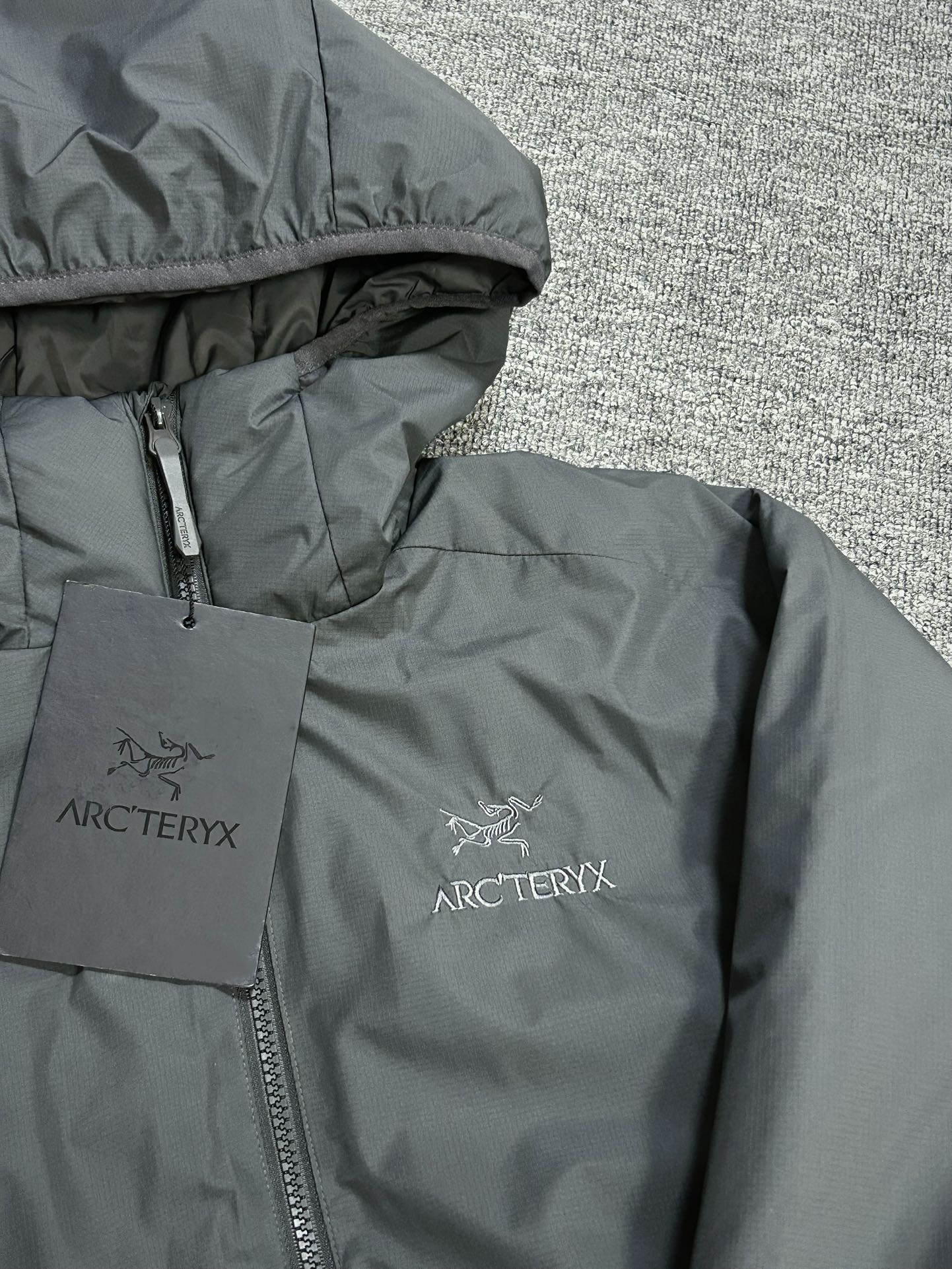 ¥240 
顶级版本 区别市场通货 Arcteryx始祖鸟 新款阿童木 Atom AR Hoody 刺绣Logo户外耐磨轻量防水防风保暖连帽夹克棉服外套

这款Atom棉服在被打湿后仍可锁温保暖，多次打包和拆包后仍可保持性能！面料透气、耐用，富有弹性的侧面嵌料贴合身形，
柔软灵活，保暖的StormHood™风帽更添暖意！
基本信息	全部性能！

用途:攀岩,高山攀登	，防湿表层面料，透气,轻量！	可压缩打包，保暖,防风！
裁切:修身款式！
修身剪裁，适合作为内衣的！
面料:Tyono™20d防撕裂机织物	或轻薄的中间层穿着！
聚酯纤维/氨纶;锦纶;拼布:弹力抓绒布·拼接手肘，腋下插角布里料:20d锦纶填充物:60gsm聚酯纤维;·弹力针织袖口
·两个隐形拉链口袋,内侧拉链胸袋
·No Slip Zip™主拉链，定制TPU拉链头
·简洁可调的棉羽StormHood™兜帽设有有型的窄帽沿
,两个下摆调节扣

颜色：黑金 深灰 云天蓝 缥缈绿 藏青 粉色

尺码：S-2XL
胸围：58 60 62 64 66
衣长：74 75 76 77 78
肩宽：52 53 54 55 56
袖长：62 63 64 65 66