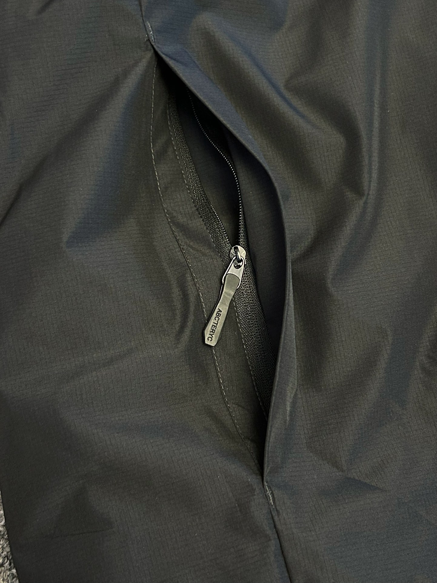 ¥240 
顶级版本 区别市场通货 Arcteryx始祖鸟 新款阿童木 Atom AR Hoody 刺绣Logo户外耐磨轻量防水防风保暖连帽夹克棉服外套

这款Atom棉服在被打湿后仍可锁温保暖，多次打包和拆包后仍可保持性能！面料透气、耐用，富有弹性的侧面嵌料贴合身形，
柔软灵活，保暖的StormHood™风帽更添暖意！
基本信息	全部性能！

用途:攀岩,高山攀登	，防湿表层面料，透气,轻量！	可压缩打包，保暖,防风！
裁切:修身款式！
修身剪裁，适合作为内衣的！
面料:Tyono™20d防撕裂机织物	或轻薄的中间层穿着！
聚酯纤维/氨纶;锦纶;拼布:弹力抓绒布·拼接手肘，腋下插角布里料:20d锦纶填充物:60gsm聚酯纤维;·弹力针织袖口
·两个隐形拉链口袋,内侧拉链胸袋
·No Slip Zip™主拉链，定制TPU拉链头
·简洁可调的棉羽StormHood™兜帽设有有型的窄帽沿
,两个下摆调节扣

颜色：黑金 深灰 云天蓝 缥缈绿 藏青 粉色

尺码：S-2XL
胸围：58 60 62 64 66
衣长：74 75 76 77 78
肩宽：52 53 54 55 56
袖长：62 63 64 65 66