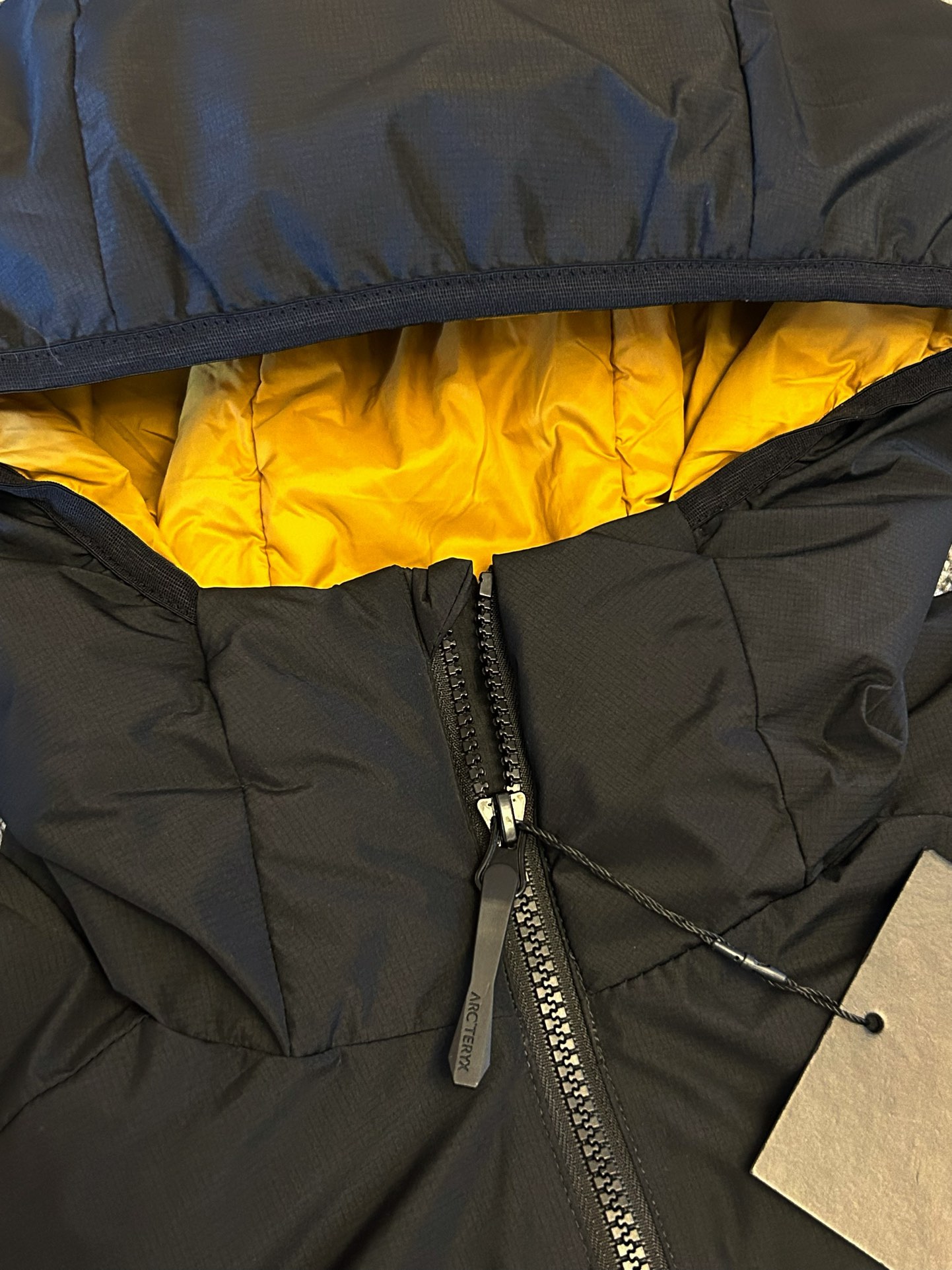 ¥240 
顶级版本 区别市场通货 Arcteryx始祖鸟 新款阿童木 Atom AR Hoody 刺绣Logo户外耐磨轻量防水防风保暖连帽夹克棉服外套

这款Atom棉服在被打湿后仍可锁温保暖，多次打包和拆包后仍可保持性能！面料透气、耐用，富有弹性的侧面嵌料贴合身形，
柔软灵活，保暖的StormHood™风帽更添暖意！
基本信息	全部性能！

用途:攀岩,高山攀登	，防湿表层面料，透气,轻量！	可压缩打包，保暖,防风！
裁切:修身款式！
修身剪裁，适合作为内衣的！
面料:Tyono™20d防撕裂机织物	或轻薄的中间层穿着！
聚酯纤维/氨纶;锦纶;拼布:弹力抓绒布·拼接手肘，腋下插角布里料:20d锦纶填充物:60gsm聚酯纤维;·弹力针织袖口
·两个隐形拉链口袋,内侧拉链胸袋
·No Slip Zip™主拉链，定制TPU拉链头
·简洁可调的棉羽StormHood™兜帽设有有型的窄帽沿
,两个下摆调节扣

颜色：黑金 深灰 云天蓝 缥缈绿 藏青 粉色

尺码：S-2XL
胸围：58 60 62 64 66
衣长：74 75 76 77 78
肩宽：52 53 54 55 56
袖长：62 63 64 65 66