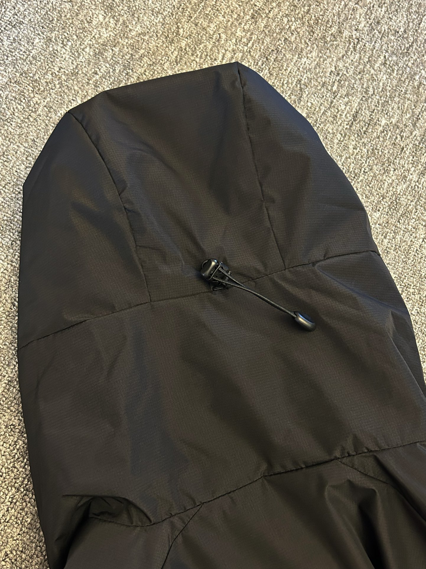¥240 
顶级版本 区别市场通货 Arcteryx始祖鸟 新款阿童木 Atom AR Hoody 刺绣Logo户外耐磨轻量防水防风保暖连帽夹克棉服外套

这款Atom棉服在被打湿后仍可锁温保暖，多次打包和拆包后仍可保持性能！面料透气、耐用，富有弹性的侧面嵌料贴合身形，
柔软灵活，保暖的StormHood™风帽更添暖意！
基本信息	全部性能！

用途:攀岩,高山攀登	，防湿表层面料，透气,轻量！	可压缩打包，保暖,防风！
裁切:修身款式！
修身剪裁，适合作为内衣的！
面料:Tyono™20d防撕裂机织物	或轻薄的中间层穿着！
聚酯纤维/氨纶;锦纶;拼布:弹力抓绒布·拼接手肘，腋下插角布里料:20d锦纶填充物:60gsm聚酯纤维;·弹力针织袖口
·两个隐形拉链口袋,内侧拉链胸袋
·No Slip Zip™主拉链，定制TPU拉链头
·简洁可调的棉羽StormHood™兜帽设有有型的窄帽沿
,两个下摆调节扣

颜色：黑金 深灰 云天蓝 缥缈绿 藏青 粉色

尺码：S-2XL
胸围：58 60 62 64 66
衣长：74 75 76 77 78
肩宽：52 53 54 55 56
袖长：62 63 64 65 66