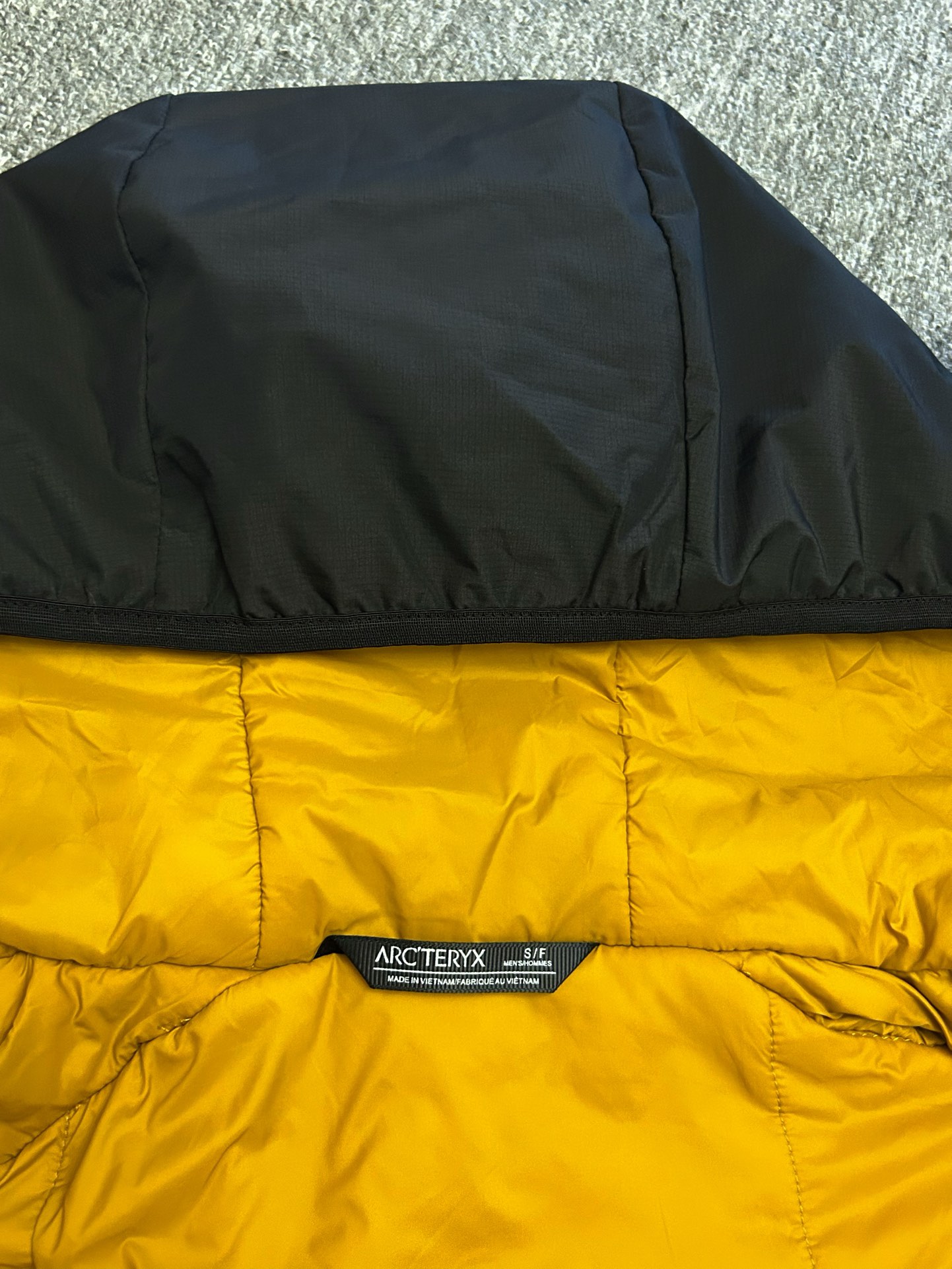 ¥240 
顶级版本 区别市场通货 Arcteryx始祖鸟 新款阿童木 Atom AR Hoody 刺绣Logo户外耐磨轻量防水防风保暖连帽夹克棉服外套

这款Atom棉服在被打湿后仍可锁温保暖，多次打包和拆包后仍可保持性能！面料透气、耐用，富有弹性的侧面嵌料贴合身形，
柔软灵活，保暖的StormHood™风帽更添暖意！
基本信息	全部性能！

用途:攀岩,高山攀登	，防湿表层面料，透气,轻量！	可压缩打包，保暖,防风！
裁切:修身款式！
修身剪裁，适合作为内衣的！
面料:Tyono™20d防撕裂机织物	或轻薄的中间层穿着！
聚酯纤维/氨纶;锦纶;拼布:弹力抓绒布·拼接手肘，腋下插角布里料:20d锦纶填充物:60gsm聚酯纤维;·弹力针织袖口
·两个隐形拉链口袋,内侧拉链胸袋
·No Slip Zip™主拉链，定制TPU拉链头
·简洁可调的棉羽StormHood™兜帽设有有型的窄帽沿
,两个下摆调节扣

颜色：黑金 深灰 云天蓝 缥缈绿 藏青 粉色

尺码：S-2XL
胸围：58 60 62 64 66
衣长：74 75 76 77 78
肩宽：52 53 54 55 56
袖长：62 63 64 65 66