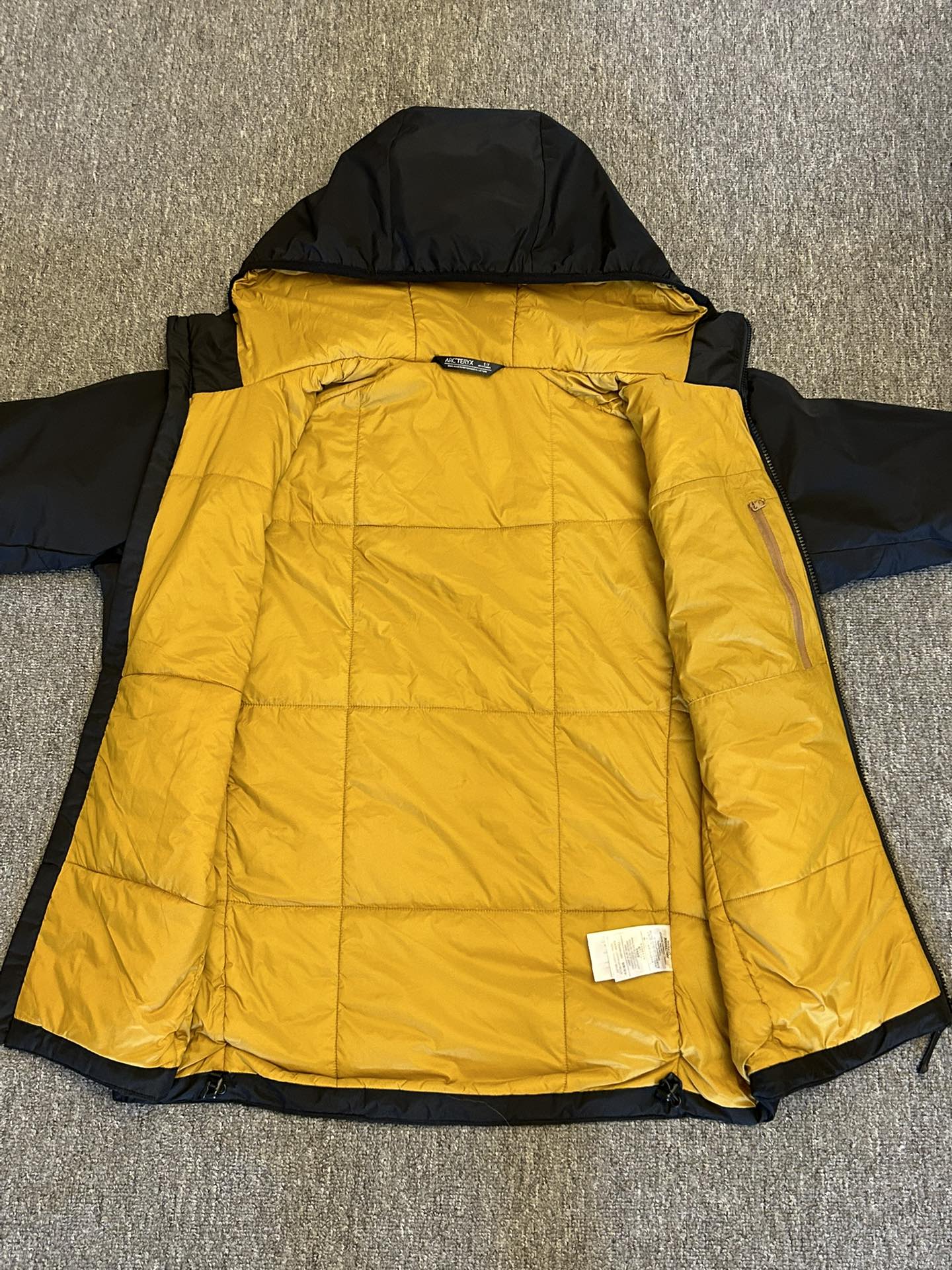 ¥240 
顶级版本 区别市场通货 Arcteryx始祖鸟 新款阿童木 Atom AR Hoody 刺绣Logo户外耐磨轻量防水防风保暖连帽夹克棉服外套

这款Atom棉服在被打湿后仍可锁温保暖，多次打包和拆包后仍可保持性能！面料透气、耐用，富有弹性的侧面嵌料贴合身形，
柔软灵活，保暖的StormHood™风帽更添暖意！
基本信息	全部性能！

用途:攀岩,高山攀登	，防湿表层面料，透气,轻量！	可压缩打包，保暖,防风！
裁切:修身款式！
修身剪裁，适合作为内衣的！
面料:Tyono™20d防撕裂机织物	或轻薄的中间层穿着！
聚酯纤维/氨纶;锦纶;拼布:弹力抓绒布·拼接手肘，腋下插角布里料:20d锦纶填充物:60gsm聚酯纤维;·弹力针织袖口
·两个隐形拉链口袋,内侧拉链胸袋
·No Slip Zip™主拉链，定制TPU拉链头
·简洁可调的棉羽StormHood™兜帽设有有型的窄帽沿
,两个下摆调节扣

颜色：黑金 深灰 云天蓝 缥缈绿 藏青 粉色

尺码：S-2XL
胸围：58 60 62 64 66
衣长：74 75 76 77 78
肩宽：52 53 54 55 56
袖长：62 63 64 65 66