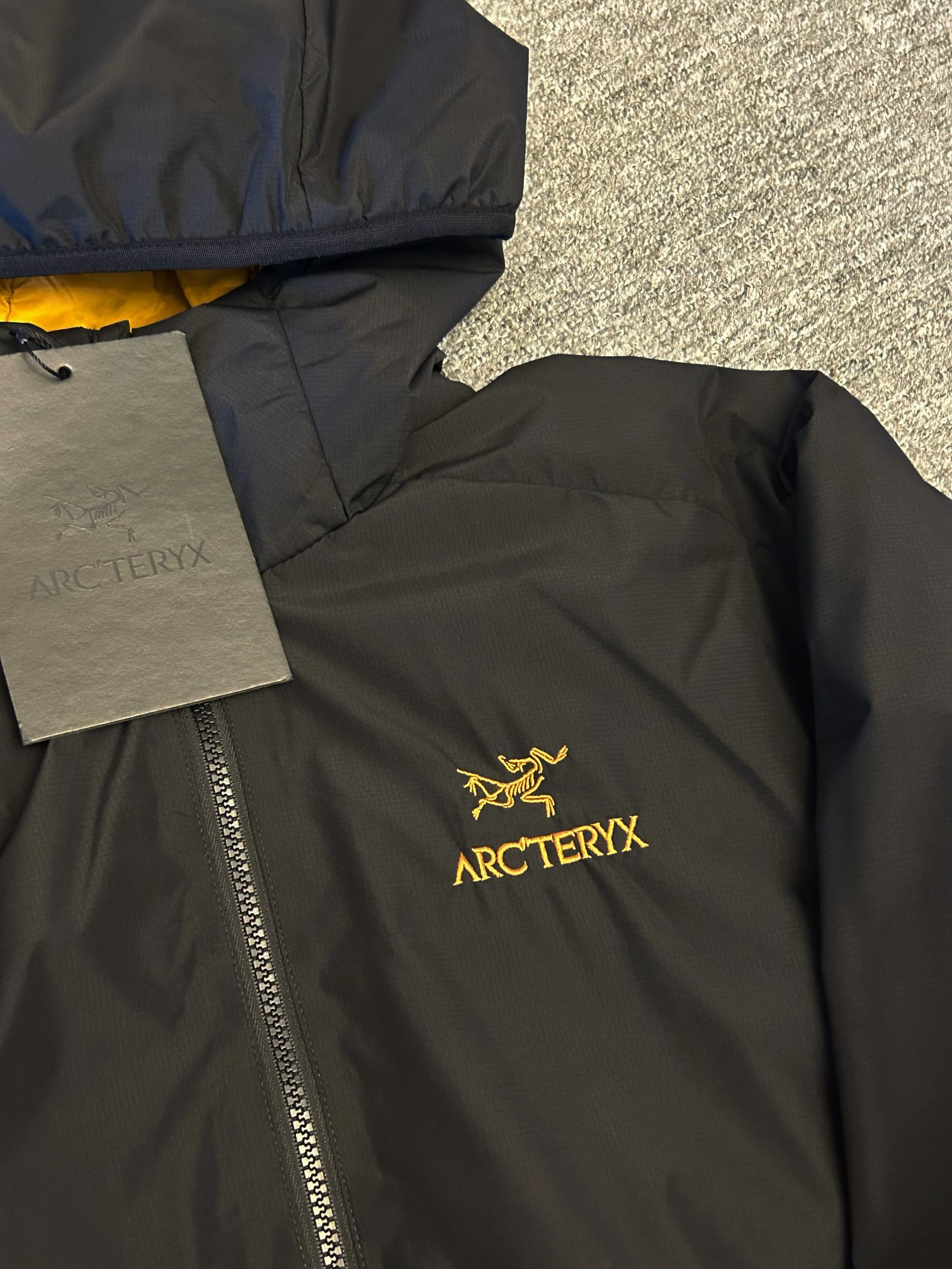 ¥240 
顶级版本 区别市场通货 Arcteryx始祖鸟 新款阿童木 Atom AR Hoody 刺绣Logo户外耐磨轻量防水防风保暖连帽夹克棉服外套

这款Atom棉服在被打湿后仍可锁温保暖，多次打包和拆包后仍可保持性能！面料透气、耐用，富有弹性的侧面嵌料贴合身形，
柔软灵活，保暖的StormHood™风帽更添暖意！
基本信息	全部性能！

用途:攀岩,高山攀登	，防湿表层面料，透气,轻量！	可压缩打包，保暖,防风！
裁切:修身款式！
修身剪裁，适合作为内衣的！
面料:Tyono™20d防撕裂机织物	或轻薄的中间层穿着！
聚酯纤维/氨纶;锦纶;拼布:弹力抓绒布·拼接手肘，腋下插角布里料:20d锦纶填充物:60gsm聚酯纤维;·弹力针织袖口
·两个隐形拉链口袋,内侧拉链胸袋
·No Slip Zip™主拉链，定制TPU拉链头
·简洁可调的棉羽StormHood™兜帽设有有型的窄帽沿
,两个下摆调节扣

颜色：黑金 深灰 云天蓝 缥缈绿 藏青 粉色

尺码：S-2XL
胸围：58 60 62 64 66
衣长：74 75 76 77 78
肩宽：52 53 54 55 56
袖长：62 63 64 65 66