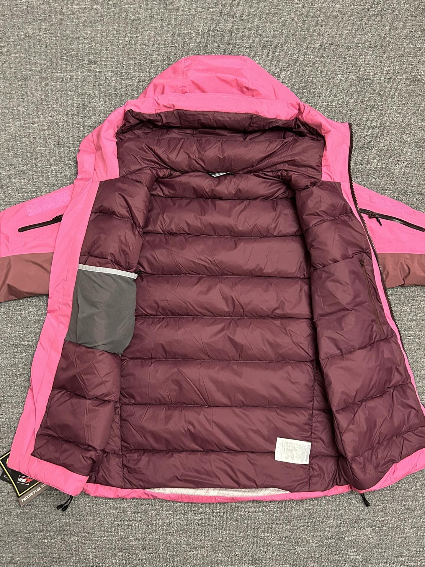 ¥420
国标90绒达标！全网最高品质，区别市场通货！随便检测，不达标退全款，欢迎拿样！
#ARC'TERYX# 始祖鸟System_A4.0【跃冬揽石】系列KOBAH PARKA拼接logo硬壳羽绒服滑雪服男女同款   吴建豪/刘雯/刘雨昕同款代言 “行走的羽绒被”专柜超大手提礼盒全套版 混卖版本 鸟家越来越会套路了，去年跟JILSANDER联名成功赚了一波饥饿营销，今年这款跃冬揽石系列羽绒服更加火，直接线下专柜店不上架，只在官网少量发售，且需要抽签中签后才有资格购买！把消费者“得不到的永远在骚动”的心里拿捏死死的！本次【跃冬揽石】系列是System支线的第四弹重新定义山系美学！也是鸟家今年秋冬的流量密码的一款最重磅压轴单品首发！此款蓬松度达到了惊人的800！被称为“行走的羽绒被”
✅面料外层:采用了2L黑标40D GORE-TEX面料属于常规操作，鸟家这次更是:合成绝缘材料Coreloft以及Polartec Power Air等一系列尖端材料堪称奢华，防风防水透气做到最佳舒适的穿着状态体验！
✅工艺程度:此次跃冬揽石系列工艺采用了鸟家最先进的全身无缝热压技术，做到全身无缝防水技术！全身采用立体裁剪技术，带来的就是面料用量十分巨大！
✅吊牌方面:此次System跃冬揽石系列Gortex TEX吊牌采用了蓝标吊牌！蓝标吊牌区别于其余颜色吊牌在于:面料采用了三层复合面料，比其他面料中间多了一层保暖层面料，这是最重要的一个关键点！做到了兼顾防水同时又做到了保温抗寒的性能！
✅辅料方面:此次跃冬揽石系列拉链均采用防水级YKK5VST，YKK 中的王者基本性能！防水同时顺滑。抽绳卡扣此次也是一大亮点：采用了专用激光开模冲孔耗时耗力！一副模具的成本都是在2K元以上！！难度极高
✅羽绒:此次羽绒采用850FP级别白绒填充！充绒量达到了惊人的450g！蓬松度更是达到了800！！保暖性王者级碾压大鹅蒙口等！！
可以称为“行走的羽绒被”绝对今年一匹大黑马！
✅版型:此次版型立体设计剪裁OS宽松版型，版型偏大一码！穿着没有任何束缚感！户外运动无任何臃肿感但是保暖性能做到了极佳的封神地步！！ 还原专柜 自行区别市面低版本！

颜色/Colour：黑色  木星紫  晶岩灰   极地白
尺码/Size：S/M/L/XL/XXL