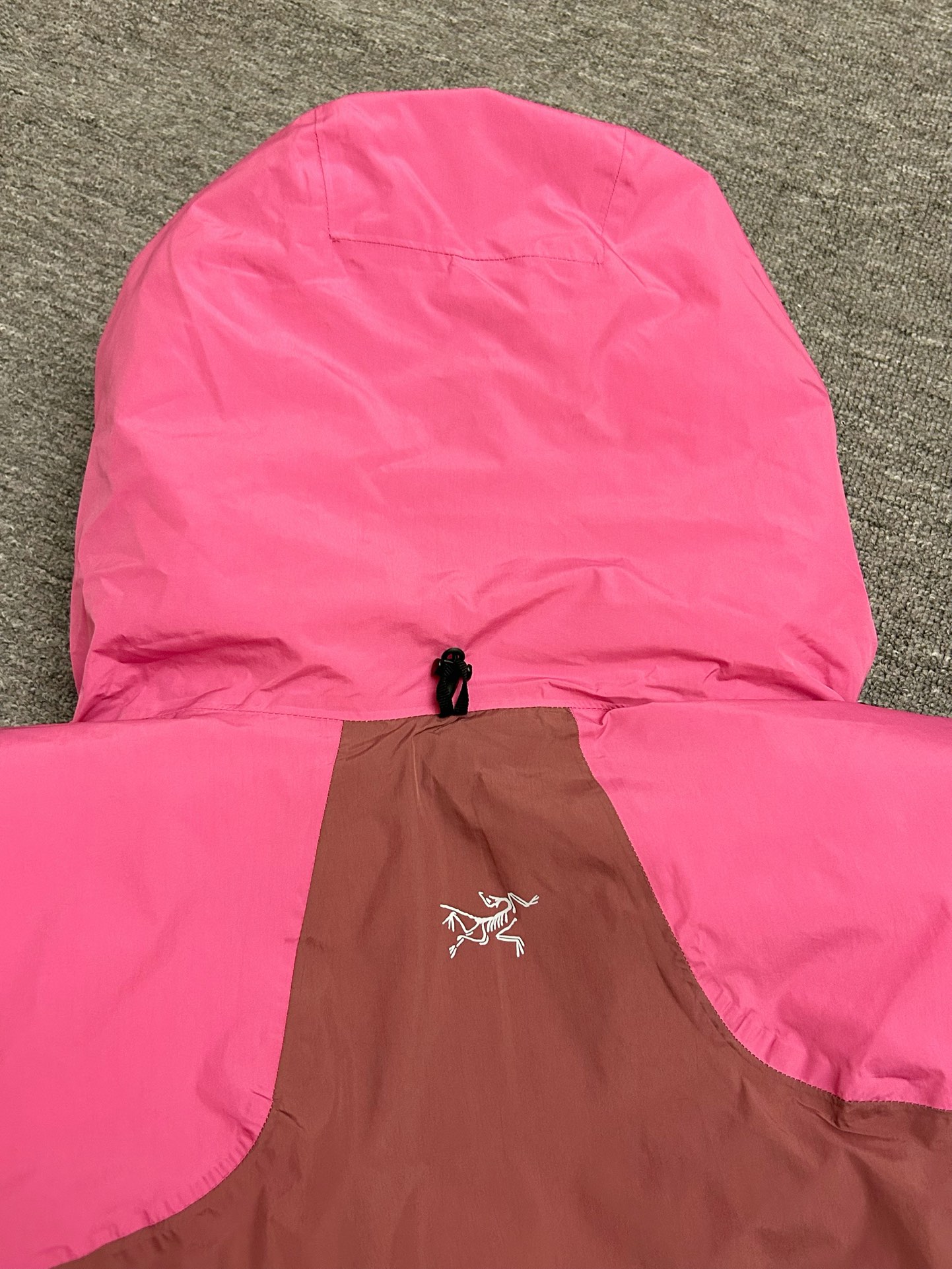 ¥420
国标90绒达标！全网最高品质，区别市场通货！随便检测，不达标退全款，欢迎拿样！
#ARC'TERYX# 始祖鸟System_A4.0【跃冬揽石】系列KOBAH PARKA拼接logo硬壳羽绒服滑雪服男女同款   吴建豪/刘雯/刘雨昕同款代言 “行走的羽绒被”专柜超大手提礼盒全套版 混卖版本 鸟家越来越会套路了，去年跟JILSANDER联名成功赚了一波饥饿营销，今年这款跃冬揽石系列羽绒服更加火，直接线下专柜店不上架，只在官网少量发售，且需要抽签中签后才有资格购买！把消费者“得不到的永远在骚动”的心里拿捏死死的！本次【跃冬揽石】系列是System支线的第四弹重新定义山系美学！也是鸟家今年秋冬的流量密码的一款最重磅压轴单品首发！此款蓬松度达到了惊人的800！被称为“行走的羽绒被”
✅面料外层:采用了2L黑标40D GORE-TEX面料属于常规操作，鸟家这次更是:合成绝缘材料Coreloft以及Polartec Power Air等一系列尖端材料堪称奢华，防风防水透气做到最佳舒适的穿着状态体验！
✅工艺程度:此次跃冬揽石系列工艺采用了鸟家最先进的全身无缝热压技术，做到全身无缝防水技术！全身采用立体裁剪技术，带来的就是面料用量十分巨大！
✅吊牌方面:此次System跃冬揽石系列Gortex TEX吊牌采用了蓝标吊牌！蓝标吊牌区别于其余颜色吊牌在于:面料采用了三层复合面料，比其他面料中间多了一层保暖层面料，这是最重要的一个关键点！做到了兼顾防水同时又做到了保温抗寒的性能！
✅辅料方面:此次跃冬揽石系列拉链均采用防水级YKK5VST，YKK 中的王者基本性能！防水同时顺滑。抽绳卡扣此次也是一大亮点：采用了专用激光开模冲孔耗时耗力！一副模具的成本都是在2K元以上！！难度极高
✅羽绒:此次羽绒采用850FP级别白绒填充！充绒量达到了惊人的450g！蓬松度更是达到了800！！保暖性王者级碾压大鹅蒙口等！！
可以称为“行走的羽绒被”绝对今年一匹大黑马！
✅版型:此次版型立体设计剪裁OS宽松版型，版型偏大一码！穿着没有任何束缚感！户外运动无任何臃肿感但是保暖性能做到了极佳的封神地步！！ 还原专柜 自行区别市面低版本！

颜色/Colour：黑色  木星紫  晶岩灰   极地白
尺码/Size：S/M/L/XL/XXL