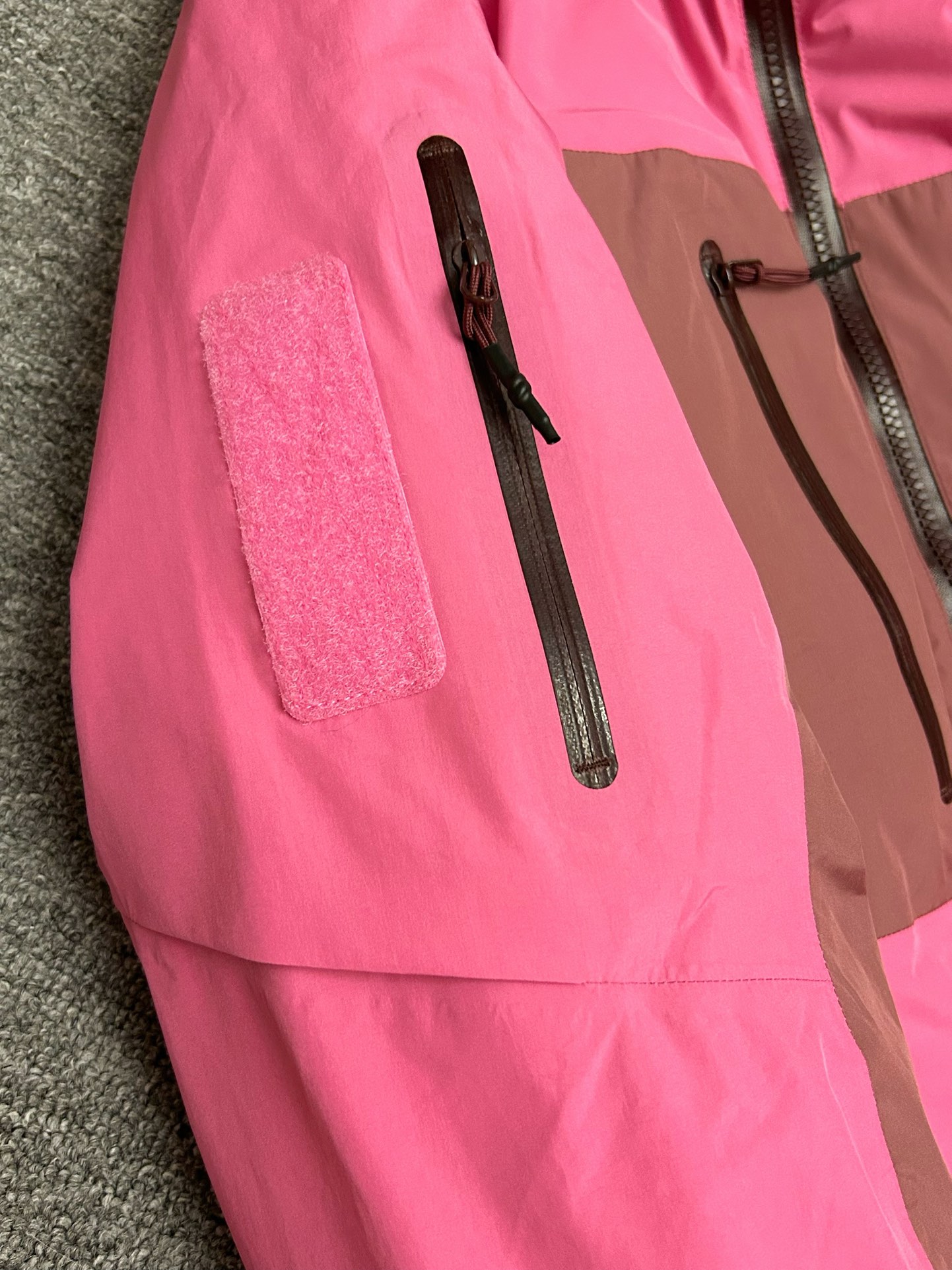 ¥420
国标90绒达标！全网最高品质，区别市场通货！随便检测，不达标退全款，欢迎拿样！
#ARC'TERYX# 始祖鸟System_A4.0【跃冬揽石】系列KOBAH PARKA拼接logo硬壳羽绒服滑雪服男女同款   吴建豪/刘雯/刘雨昕同款代言 “行走的羽绒被”专柜超大手提礼盒全套版 混卖版本 鸟家越来越会套路了，去年跟JILSANDER联名成功赚了一波饥饿营销，今年这款跃冬揽石系列羽绒服更加火，直接线下专柜店不上架，只在官网少量发售，且需要抽签中签后才有资格购买！把消费者“得不到的永远在骚动”的心里拿捏死死的！本次【跃冬揽石】系列是System支线的第四弹重新定义山系美学！也是鸟家今年秋冬的流量密码的一款最重磅压轴单品首发！此款蓬松度达到了惊人的800！被称为“行走的羽绒被”
✅面料外层:采用了2L黑标40D GORE-TEX面料属于常规操作，鸟家这次更是:合成绝缘材料Coreloft以及Polartec Power Air等一系列尖端材料堪称奢华，防风防水透气做到最佳舒适的穿着状态体验！
✅工艺程度:此次跃冬揽石系列工艺采用了鸟家最先进的全身无缝热压技术，做到全身无缝防水技术！全身采用立体裁剪技术，带来的就是面料用量十分巨大！
✅吊牌方面:此次System跃冬揽石系列Gortex TEX吊牌采用了蓝标吊牌！蓝标吊牌区别于其余颜色吊牌在于:面料采用了三层复合面料，比其他面料中间多了一层保暖层面料，这是最重要的一个关键点！做到了兼顾防水同时又做到了保温抗寒的性能！
✅辅料方面:此次跃冬揽石系列拉链均采用防水级YKK5VST，YKK 中的王者基本性能！防水同时顺滑。抽绳卡扣此次也是一大亮点：采用了专用激光开模冲孔耗时耗力！一副模具的成本都是在2K元以上！！难度极高
✅羽绒:此次羽绒采用850FP级别白绒填充！充绒量达到了惊人的450g！蓬松度更是达到了800！！保暖性王者级碾压大鹅蒙口等！！
可以称为“行走的羽绒被”绝对今年一匹大黑马！
✅版型:此次版型立体设计剪裁OS宽松版型，版型偏大一码！穿着没有任何束缚感！户外运动无任何臃肿感但是保暖性能做到了极佳的封神地步！！ 还原专柜 自行区别市面低版本！

颜色/Colour：黑色  木星紫  晶岩灰   极地白
尺码/Size：S/M/L/XL/XXL