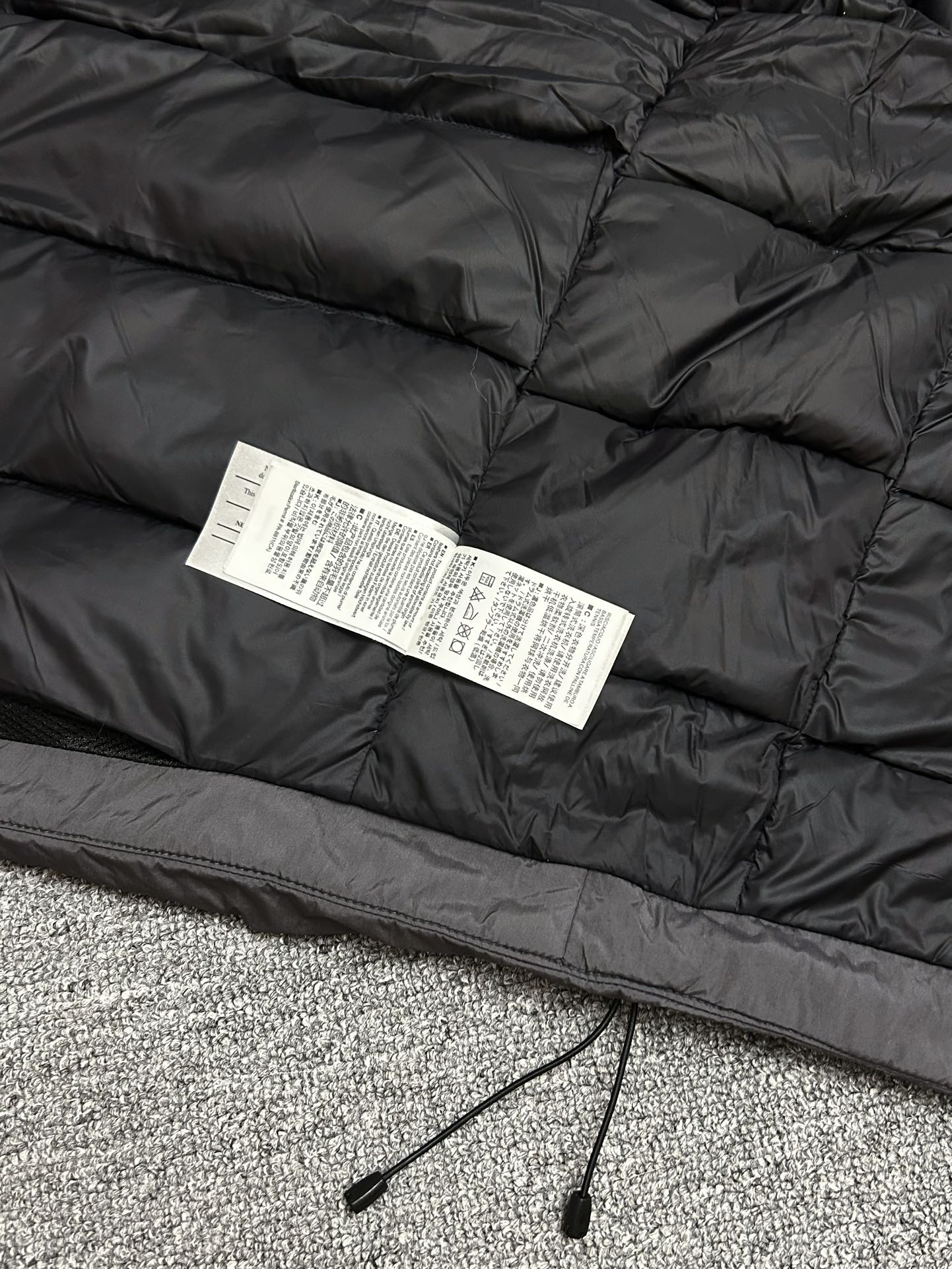 ¥420
国标90绒达标！全网最高品质，区别市场通货！随便检测，不达标退全款，欢迎拿样！
#ARC'TERYX# 始祖鸟System_A4.0【跃冬揽石】系列KOBAH PARKA拼接logo硬壳羽绒服滑雪服男女同款   吴建豪/刘雯/刘雨昕同款代言 “行走的羽绒被”专柜超大手提礼盒全套版 混卖版本 鸟家越来越会套路了，去年跟JILSANDER联名成功赚了一波饥饿营销，今年这款跃冬揽石系列羽绒服更加火，直接线下专柜店不上架，只在官网少量发售，且需要抽签中签后才有资格购买！把消费者“得不到的永远在骚动”的心里拿捏死死的！本次【跃冬揽石】系列是System支线的第四弹重新定义山系美学！也是鸟家今年秋冬的流量密码的一款最重磅压轴单品首发！此款蓬松度达到了惊人的800！被称为“行走的羽绒被”
✅面料外层:采用了2L黑标40D GORE-TEX面料属于常规操作，鸟家这次更是:合成绝缘材料Coreloft以及Polartec Power Air等一系列尖端材料堪称奢华，防风防水透气做到最佳舒适的穿着状态体验！
✅工艺程度:此次跃冬揽石系列工艺采用了鸟家最先进的全身无缝热压技术，做到全身无缝防水技术！全身采用立体裁剪技术，带来的就是面料用量十分巨大！
✅吊牌方面:此次System跃冬揽石系列Gortex TEX吊牌采用了蓝标吊牌！蓝标吊牌区别于其余颜色吊牌在于:面料采用了三层复合面料，比其他面料中间多了一层保暖层面料，这是最重要的一个关键点！做到了兼顾防水同时又做到了保温抗寒的性能！
✅辅料方面:此次跃冬揽石系列拉链均采用防水级YKK5VST，YKK 中的王者基本性能！防水同时顺滑。抽绳卡扣此次也是一大亮点：采用了专用激光开模冲孔耗时耗力！一副模具的成本都是在2K元以上！！难度极高
✅羽绒:此次羽绒采用850FP级别白绒填充！充绒量达到了惊人的450g！蓬松度更是达到了800！！保暖性王者级碾压大鹅蒙口等！！
可以称为“行走的羽绒被”绝对今年一匹大黑马！
✅版型:此次版型立体设计剪裁OS宽松版型，版型偏大一码！穿着没有任何束缚感！户外运动无任何臃肿感但是保暖性能做到了极佳的封神地步！！ 还原专柜 自行区别市面低版本！

颜色/Colour：黑色  木星紫  晶岩灰   极地白
尺码/Size：S/M/L/XL/XXL