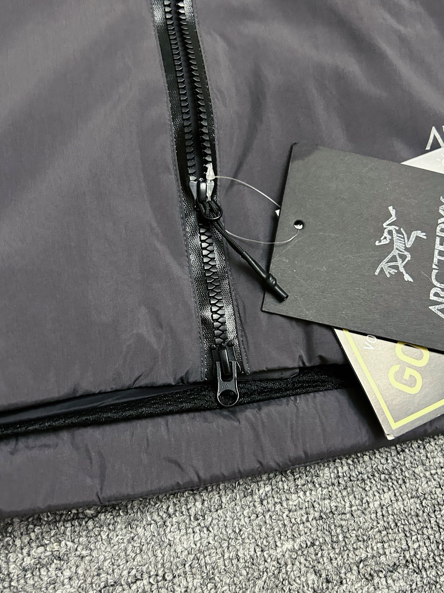 ¥420
国标90绒达标！全网最高品质，区别市场通货！随便检测，不达标退全款，欢迎拿样！
#ARC'TERYX# 始祖鸟System_A4.0【跃冬揽石】系列KOBAH PARKA拼接logo硬壳羽绒服滑雪服男女同款   吴建豪/刘雯/刘雨昕同款代言 “行走的羽绒被”专柜超大手提礼盒全套版 混卖版本 鸟家越来越会套路了，去年跟JILSANDER联名成功赚了一波饥饿营销，今年这款跃冬揽石系列羽绒服更加火，直接线下专柜店不上架，只在官网少量发售，且需要抽签中签后才有资格购买！把消费者“得不到的永远在骚动”的心里拿捏死死的！本次【跃冬揽石】系列是System支线的第四弹重新定义山系美学！也是鸟家今年秋冬的流量密码的一款最重磅压轴单品首发！此款蓬松度达到了惊人的800！被称为“行走的羽绒被”
✅面料外层:采用了2L黑标40D GORE-TEX面料属于常规操作，鸟家这次更是:合成绝缘材料Coreloft以及Polartec Power Air等一系列尖端材料堪称奢华，防风防水透气做到最佳舒适的穿着状态体验！
✅工艺程度:此次跃冬揽石系列工艺采用了鸟家最先进的全身无缝热压技术，做到全身无缝防水技术！全身采用立体裁剪技术，带来的就是面料用量十分巨大！
✅吊牌方面:此次System跃冬揽石系列Gortex TEX吊牌采用了蓝标吊牌！蓝标吊牌区别于其余颜色吊牌在于:面料采用了三层复合面料，比其他面料中间多了一层保暖层面料，这是最重要的一个关键点！做到了兼顾防水同时又做到了保温抗寒的性能！
✅辅料方面:此次跃冬揽石系列拉链均采用防水级YKK5VST，YKK 中的王者基本性能！防水同时顺滑。抽绳卡扣此次也是一大亮点：采用了专用激光开模冲孔耗时耗力！一副模具的成本都是在2K元以上！！难度极高
✅羽绒:此次羽绒采用850FP级别白绒填充！充绒量达到了惊人的450g！蓬松度更是达到了800！！保暖性王者级碾压大鹅蒙口等！！
可以称为“行走的羽绒被”绝对今年一匹大黑马！
✅版型:此次版型立体设计剪裁OS宽松版型，版型偏大一码！穿着没有任何束缚感！户外运动无任何臃肿感但是保暖性能做到了极佳的封神地步！！ 还原专柜 自行区别市面低版本！

颜色/Colour：黑色  木星紫  晶岩灰   极地白
尺码/Size：S/M/L/XL/XXL