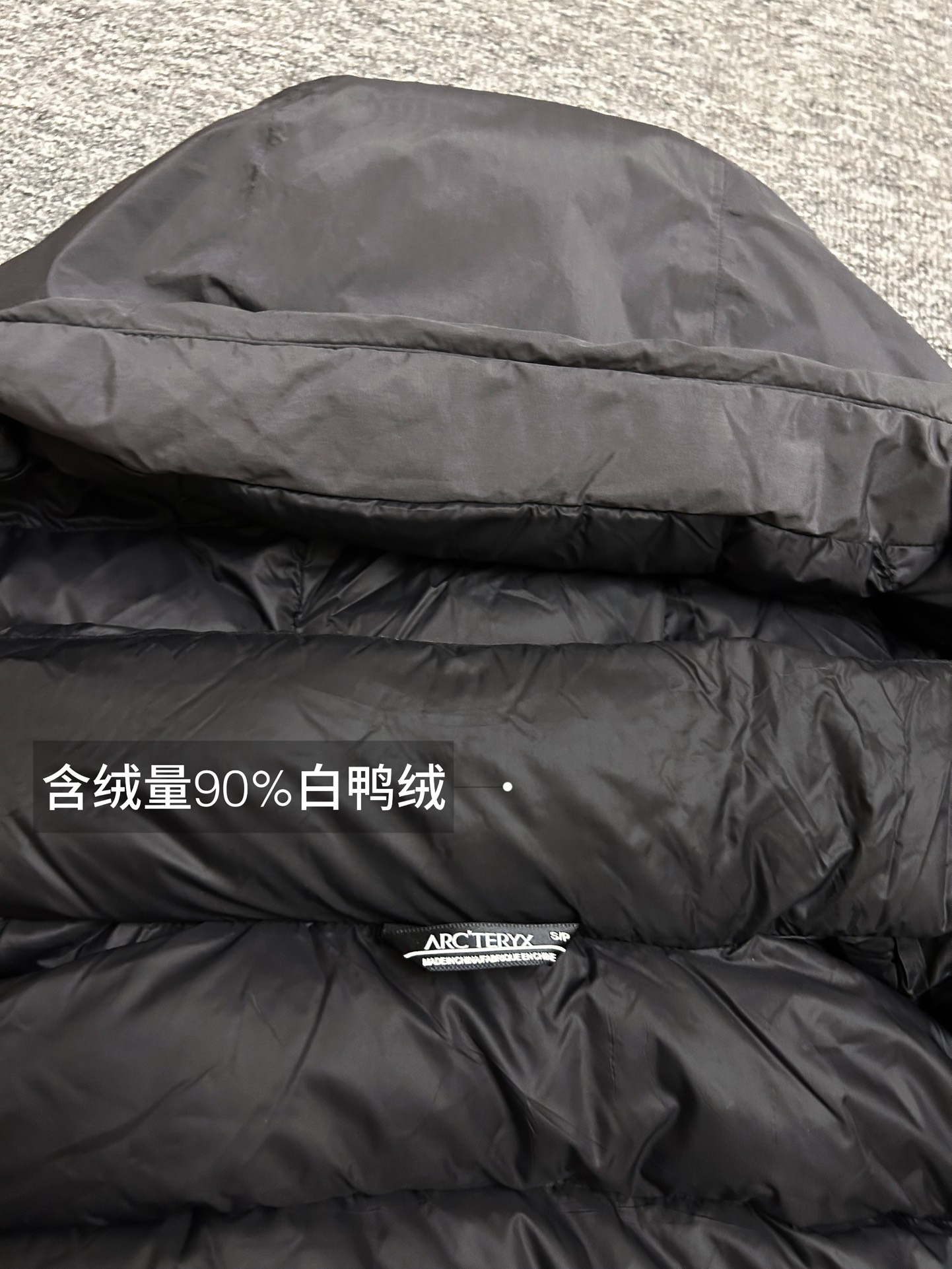 ¥420
国标90绒达标！全网最高品质，区别市场通货！随便检测，不达标退全款，欢迎拿样！
#ARC'TERYX# 始祖鸟System_A4.0【跃冬揽石】系列KOBAH PARKA拼接logo硬壳羽绒服滑雪服男女同款   吴建豪/刘雯/刘雨昕同款代言 “行走的羽绒被”专柜超大手提礼盒全套版 混卖版本 鸟家越来越会套路了，去年跟JILSANDER联名成功赚了一波饥饿营销，今年这款跃冬揽石系列羽绒服更加火，直接线下专柜店不上架，只在官网少量发售，且需要抽签中签后才有资格购买！把消费者“得不到的永远在骚动”的心里拿捏死死的！本次【跃冬揽石】系列是System支线的第四弹重新定义山系美学！也是鸟家今年秋冬的流量密码的一款最重磅压轴单品首发！此款蓬松度达到了惊人的800！被称为“行走的羽绒被”
✅面料外层:采用了2L黑标40D GORE-TEX面料属于常规操作，鸟家这次更是:合成绝缘材料Coreloft以及Polartec Power Air等一系列尖端材料堪称奢华，防风防水透气做到最佳舒适的穿着状态体验！
✅工艺程度:此次跃冬揽石系列工艺采用了鸟家最先进的全身无缝热压技术，做到全身无缝防水技术！全身采用立体裁剪技术，带来的就是面料用量十分巨大！
✅吊牌方面:此次System跃冬揽石系列Gortex TEX吊牌采用了蓝标吊牌！蓝标吊牌区别于其余颜色吊牌在于:面料采用了三层复合面料，比其他面料中间多了一层保暖层面料，这是最重要的一个关键点！做到了兼顾防水同时又做到了保温抗寒的性能！
✅辅料方面:此次跃冬揽石系列拉链均采用防水级YKK5VST，YKK 中的王者基本性能！防水同时顺滑。抽绳卡扣此次也是一大亮点：采用了专用激光开模冲孔耗时耗力！一副模具的成本都是在2K元以上！！难度极高
✅羽绒:此次羽绒采用850FP级别白绒填充！充绒量达到了惊人的450g！蓬松度更是达到了800！！保暖性王者级碾压大鹅蒙口等！！
可以称为“行走的羽绒被”绝对今年一匹大黑马！
✅版型:此次版型立体设计剪裁OS宽松版型，版型偏大一码！穿着没有任何束缚感！户外运动无任何臃肿感但是保暖性能做到了极佳的封神地步！！ 还原专柜 自行区别市面低版本！

颜色/Colour：黑色  木星紫  晶岩灰   极地白
尺码/Size：S/M/L/XL/XXL