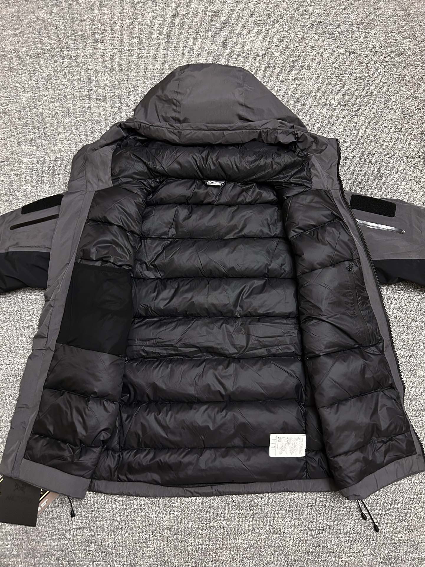 ¥420
国标90绒达标！全网最高品质，区别市场通货！随便检测，不达标退全款，欢迎拿样！
#ARC'TERYX# 始祖鸟System_A4.0【跃冬揽石】系列KOBAH PARKA拼接logo硬壳羽绒服滑雪服男女同款   吴建豪/刘雯/刘雨昕同款代言 “行走的羽绒被”专柜超大手提礼盒全套版 混卖版本 鸟家越来越会套路了，去年跟JILSANDER联名成功赚了一波饥饿营销，今年这款跃冬揽石系列羽绒服更加火，直接线下专柜店不上架，只在官网少量发售，且需要抽签中签后才有资格购买！把消费者“得不到的永远在骚动”的心里拿捏死死的！本次【跃冬揽石】系列是System支线的第四弹重新定义山系美学！也是鸟家今年秋冬的流量密码的一款最重磅压轴单品首发！此款蓬松度达到了惊人的800！被称为“行走的羽绒被”
✅面料外层:采用了2L黑标40D GORE-TEX面料属于常规操作，鸟家这次更是:合成绝缘材料Coreloft以及Polartec Power Air等一系列尖端材料堪称奢华，防风防水透气做到最佳舒适的穿着状态体验！
✅工艺程度:此次跃冬揽石系列工艺采用了鸟家最先进的全身无缝热压技术，做到全身无缝防水技术！全身采用立体裁剪技术，带来的就是面料用量十分巨大！
✅吊牌方面:此次System跃冬揽石系列Gortex TEX吊牌采用了蓝标吊牌！蓝标吊牌区别于其余颜色吊牌在于:面料采用了三层复合面料，比其他面料中间多了一层保暖层面料，这是最重要的一个关键点！做到了兼顾防水同时又做到了保温抗寒的性能！
✅辅料方面:此次跃冬揽石系列拉链均采用防水级YKK5VST，YKK 中的王者基本性能！防水同时顺滑。抽绳卡扣此次也是一大亮点：采用了专用激光开模冲孔耗时耗力！一副模具的成本都是在2K元以上！！难度极高
✅羽绒:此次羽绒采用850FP级别白绒填充！充绒量达到了惊人的450g！蓬松度更是达到了800！！保暖性王者级碾压大鹅蒙口等！！
可以称为“行走的羽绒被”绝对今年一匹大黑马！
✅版型:此次版型立体设计剪裁OS宽松版型，版型偏大一码！穿着没有任何束缚感！户外运动无任何臃肿感但是保暖性能做到了极佳的封神地步！！ 还原专柜 自行区别市面低版本！

颜色/Colour：黑色  木星紫  晶岩灰   极地白
尺码/Size：S/M/L/XL/XXL