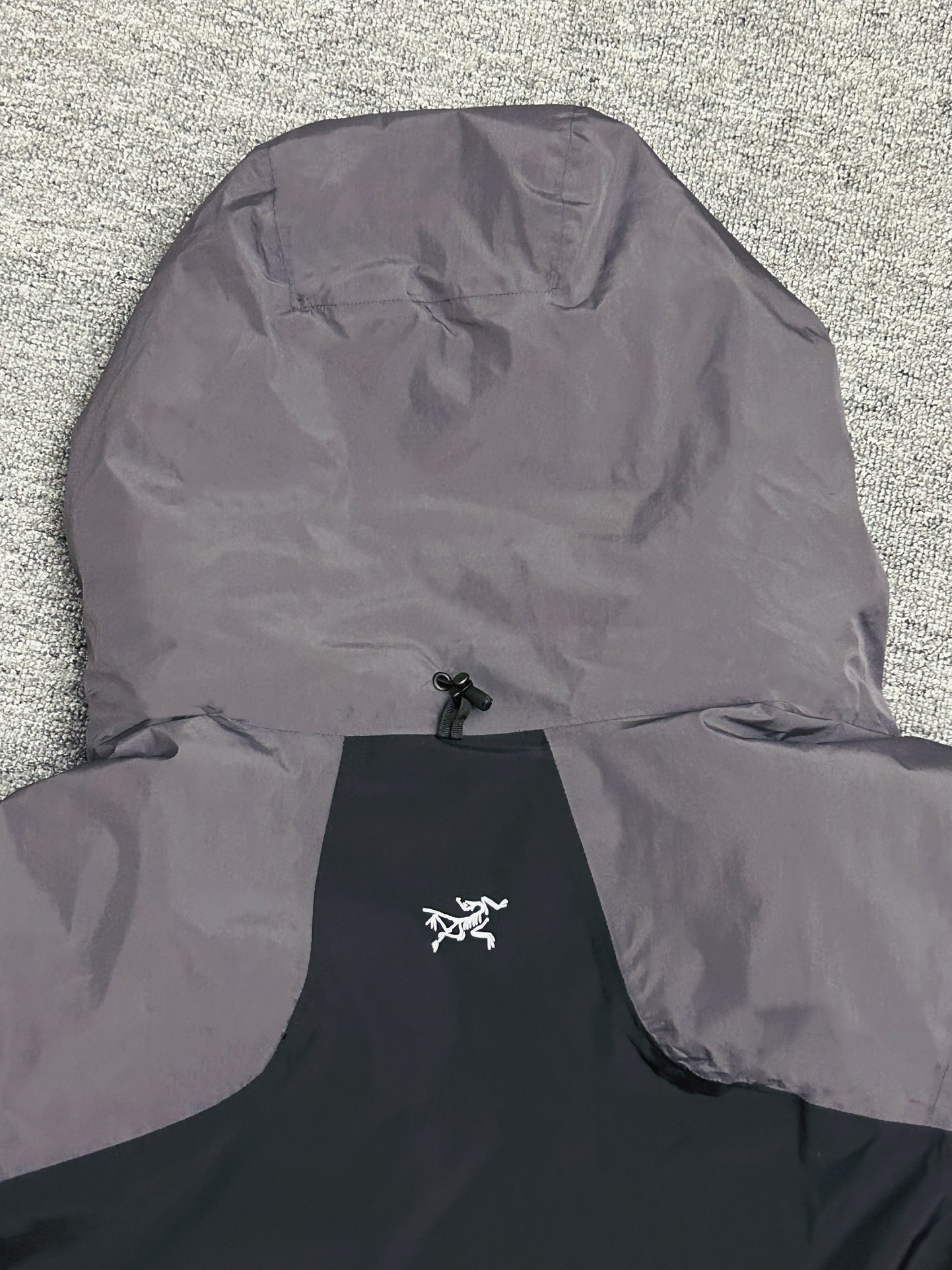 ¥420
国标90绒达标！全网最高品质，区别市场通货！随便检测，不达标退全款，欢迎拿样！
#ARC'TERYX# 始祖鸟System_A4.0【跃冬揽石】系列KOBAH PARKA拼接logo硬壳羽绒服滑雪服男女同款   吴建豪/刘雯/刘雨昕同款代言 “行走的羽绒被”专柜超大手提礼盒全套版 混卖版本 鸟家越来越会套路了，去年跟JILSANDER联名成功赚了一波饥饿营销，今年这款跃冬揽石系列羽绒服更加火，直接线下专柜店不上架，只在官网少量发售，且需要抽签中签后才有资格购买！把消费者“得不到的永远在骚动”的心里拿捏死死的！本次【跃冬揽石】系列是System支线的第四弹重新定义山系美学！也是鸟家今年秋冬的流量密码的一款最重磅压轴单品首发！此款蓬松度达到了惊人的800！被称为“行走的羽绒被”
✅面料外层:采用了2L黑标40D GORE-TEX面料属于常规操作，鸟家这次更是:合成绝缘材料Coreloft以及Polartec Power Air等一系列尖端材料堪称奢华，防风防水透气做到最佳舒适的穿着状态体验！
✅工艺程度:此次跃冬揽石系列工艺采用了鸟家最先进的全身无缝热压技术，做到全身无缝防水技术！全身采用立体裁剪技术，带来的就是面料用量十分巨大！
✅吊牌方面:此次System跃冬揽石系列Gortex TEX吊牌采用了蓝标吊牌！蓝标吊牌区别于其余颜色吊牌在于:面料采用了三层复合面料，比其他面料中间多了一层保暖层面料，这是最重要的一个关键点！做到了兼顾防水同时又做到了保温抗寒的性能！
✅辅料方面:此次跃冬揽石系列拉链均采用防水级YKK5VST，YKK 中的王者基本性能！防水同时顺滑。抽绳卡扣此次也是一大亮点：采用了专用激光开模冲孔耗时耗力！一副模具的成本都是在2K元以上！！难度极高
✅羽绒:此次羽绒采用850FP级别白绒填充！充绒量达到了惊人的450g！蓬松度更是达到了800！！保暖性王者级碾压大鹅蒙口等！！
可以称为“行走的羽绒被”绝对今年一匹大黑马！
✅版型:此次版型立体设计剪裁OS宽松版型，版型偏大一码！穿着没有任何束缚感！户外运动无任何臃肿感但是保暖性能做到了极佳的封神地步！！ 还原专柜 自行区别市面低版本！

颜色/Colour：黑色  木星紫  晶岩灰   极地白
尺码/Size：S/M/L/XL/XXL
