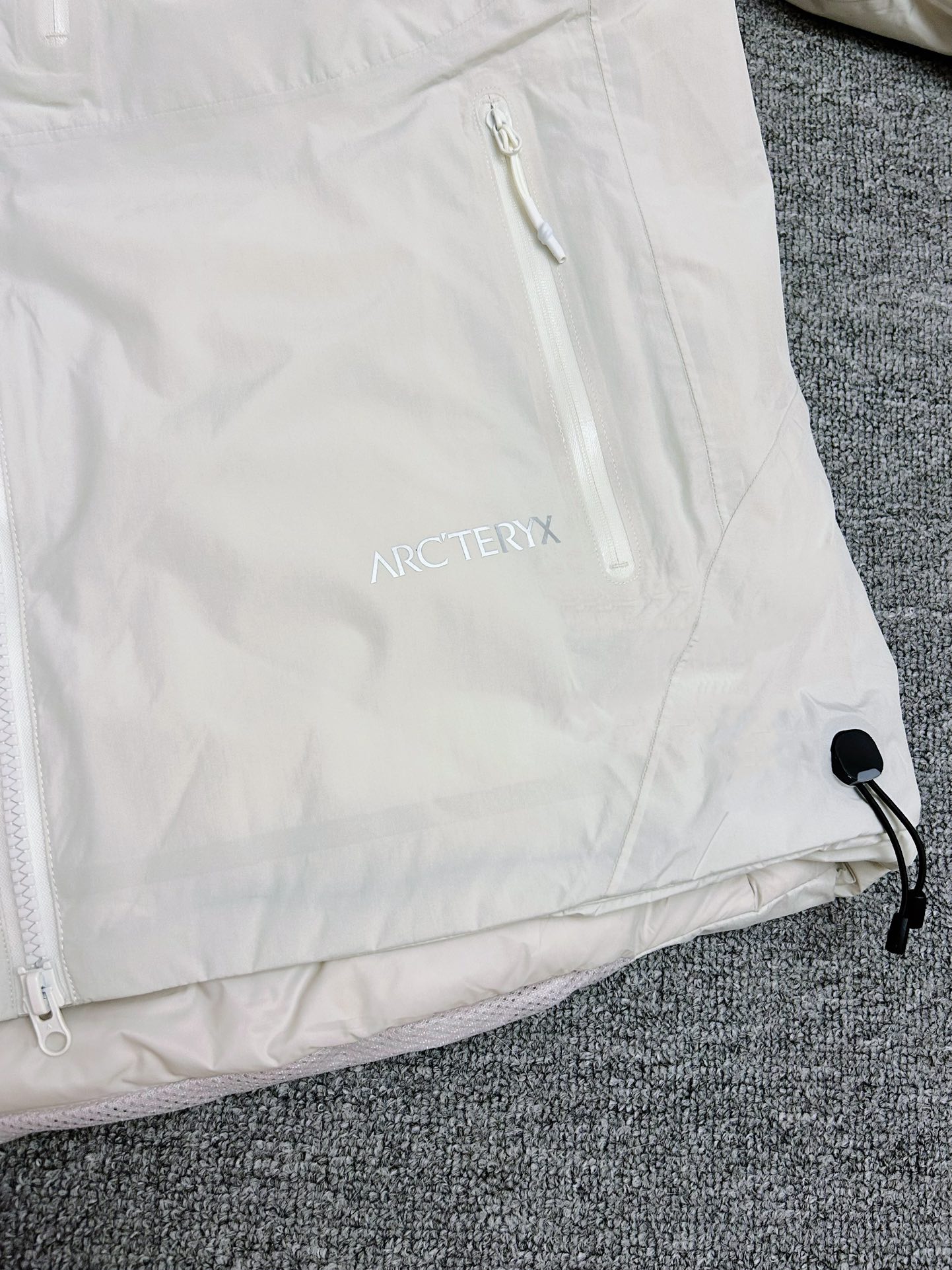 ¥420
国标90绒达标！全网最高品质，区别市场通货！随便检测，不达标退全款，欢迎拿样！
#ARC'TERYX# 始祖鸟System_A4.0【跃冬揽石】系列KOBAH PARKA拼接logo硬壳羽绒服滑雪服男女同款   吴建豪/刘雯/刘雨昕同款代言 “行走的羽绒被”专柜超大手提礼盒全套版 混卖版本 鸟家越来越会套路了，去年跟JILSANDER联名成功赚了一波饥饿营销，今年这款跃冬揽石系列羽绒服更加火，直接线下专柜店不上架，只在官网少量发售，且需要抽签中签后才有资格购买！把消费者“得不到的永远在骚动”的心里拿捏死死的！本次【跃冬揽石】系列是System支线的第四弹重新定义山系美学！也是鸟家今年秋冬的流量密码的一款最重磅压轴单品首发！此款蓬松度达到了惊人的800！被称为“行走的羽绒被”
✅面料外层:采用了2L黑标40D GORE-TEX面料属于常规操作，鸟家这次更是:合成绝缘材料Coreloft以及Polartec Power Air等一系列尖端材料堪称奢华，防风防水透气做到最佳舒适的穿着状态体验！
✅工艺程度:此次跃冬揽石系列工艺采用了鸟家最先进的全身无缝热压技术，做到全身无缝防水技术！全身采用立体裁剪技术，带来的就是面料用量十分巨大！
✅吊牌方面:此次System跃冬揽石系列Gortex TEX吊牌采用了蓝标吊牌！蓝标吊牌区别于其余颜色吊牌在于:面料采用了三层复合面料，比其他面料中间多了一层保暖层面料，这是最重要的一个关键点！做到了兼顾防水同时又做到了保温抗寒的性能！
✅辅料方面:此次跃冬揽石系列拉链均采用防水级YKK5VST，YKK 中的王者基本性能！防水同时顺滑。抽绳卡扣此次也是一大亮点：采用了专用激光开模冲孔耗时耗力！一副模具的成本都是在2K元以上！！难度极高
✅羽绒:此次羽绒采用850FP级别白绒填充！充绒量达到了惊人的450g！蓬松度更是达到了800！！保暖性王者级碾压大鹅蒙口等！！
可以称为“行走的羽绒被”绝对今年一匹大黑马！
✅版型:此次版型立体设计剪裁OS宽松版型，版型偏大一码！穿着没有任何束缚感！户外运动无任何臃肿感但是保暖性能做到了极佳的封神地步！！ 还原专柜 自行区别市面低版本！

颜色/Colour：黑色  木星紫  晶岩灰   极地白
尺码/Size：S/M/L/XL/XXL