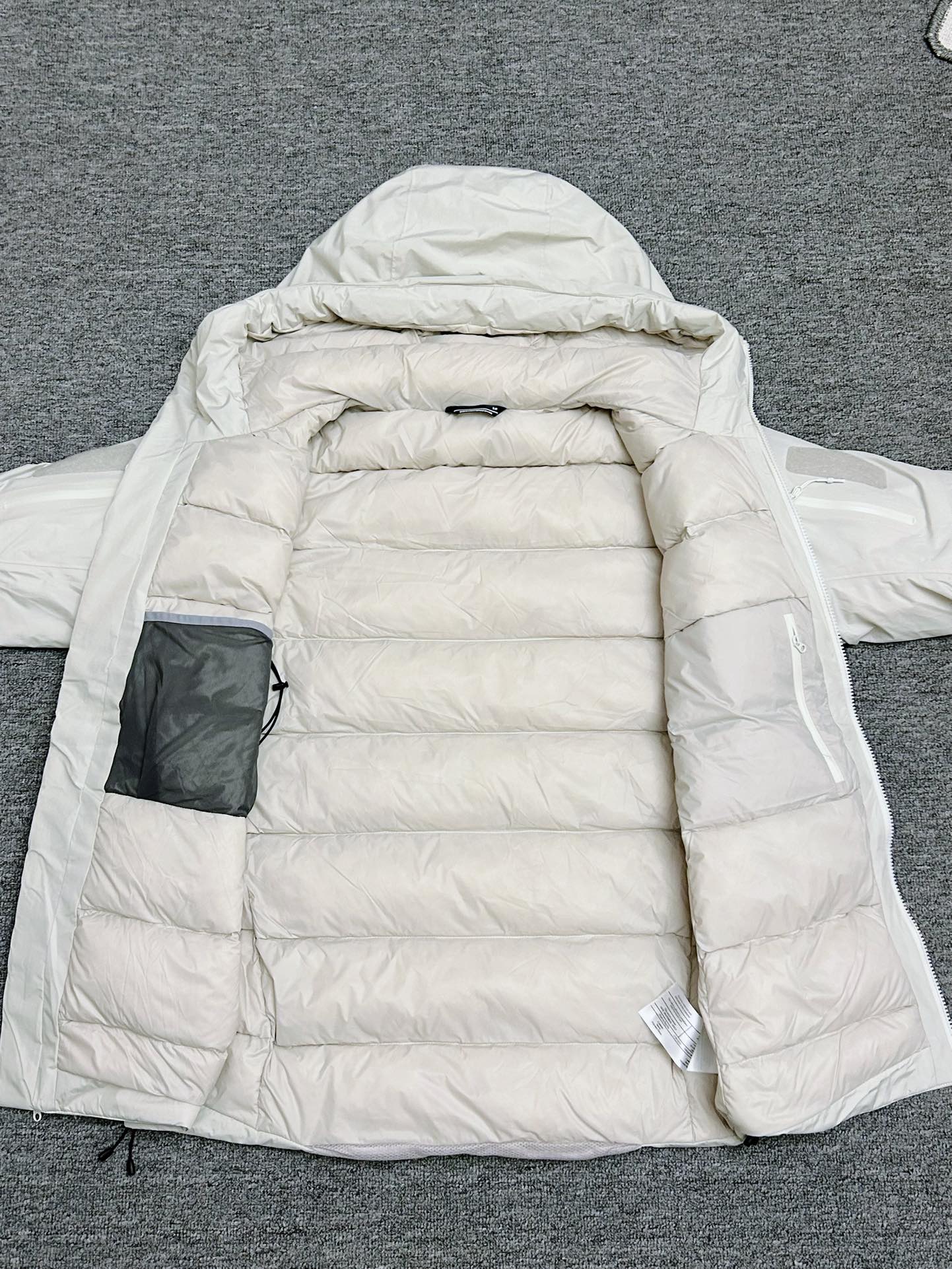 ¥420
国标90绒达标！全网最高品质，区别市场通货！随便检测，不达标退全款，欢迎拿样！
#ARC'TERYX# 始祖鸟System_A4.0【跃冬揽石】系列KOBAH PARKA拼接logo硬壳羽绒服滑雪服男女同款   吴建豪/刘雯/刘雨昕同款代言 “行走的羽绒被”专柜超大手提礼盒全套版 混卖版本 鸟家越来越会套路了，去年跟JILSANDER联名成功赚了一波饥饿营销，今年这款跃冬揽石系列羽绒服更加火，直接线下专柜店不上架，只在官网少量发售，且需要抽签中签后才有资格购买！把消费者“得不到的永远在骚动”的心里拿捏死死的！本次【跃冬揽石】系列是System支线的第四弹重新定义山系美学！也是鸟家今年秋冬的流量密码的一款最重磅压轴单品首发！此款蓬松度达到了惊人的800！被称为“行走的羽绒被”
✅面料外层:采用了2L黑标40D GORE-TEX面料属于常规操作，鸟家这次更是:合成绝缘材料Coreloft以及Polartec Power Air等一系列尖端材料堪称奢华，防风防水透气做到最佳舒适的穿着状态体验！
✅工艺程度:此次跃冬揽石系列工艺采用了鸟家最先进的全身无缝热压技术，做到全身无缝防水技术！全身采用立体裁剪技术，带来的就是面料用量十分巨大！
✅吊牌方面:此次System跃冬揽石系列Gortex TEX吊牌采用了蓝标吊牌！蓝标吊牌区别于其余颜色吊牌在于:面料采用了三层复合面料，比其他面料中间多了一层保暖层面料，这是最重要的一个关键点！做到了兼顾防水同时又做到了保温抗寒的性能！
✅辅料方面:此次跃冬揽石系列拉链均采用防水级YKK5VST，YKK 中的王者基本性能！防水同时顺滑。抽绳卡扣此次也是一大亮点：采用了专用激光开模冲孔耗时耗力！一副模具的成本都是在2K元以上！！难度极高
✅羽绒:此次羽绒采用850FP级别白绒填充！充绒量达到了惊人的450g！蓬松度更是达到了800！！保暖性王者级碾压大鹅蒙口等！！
可以称为“行走的羽绒被”绝对今年一匹大黑马！
✅版型:此次版型立体设计剪裁OS宽松版型，版型偏大一码！穿着没有任何束缚感！户外运动无任何臃肿感但是保暖性能做到了极佳的封神地步！！ 还原专柜 自行区别市面低版本！

颜色/Colour：黑色  木星紫  晶岩灰   极地白
尺码/Size：S/M/L/XL/XXL