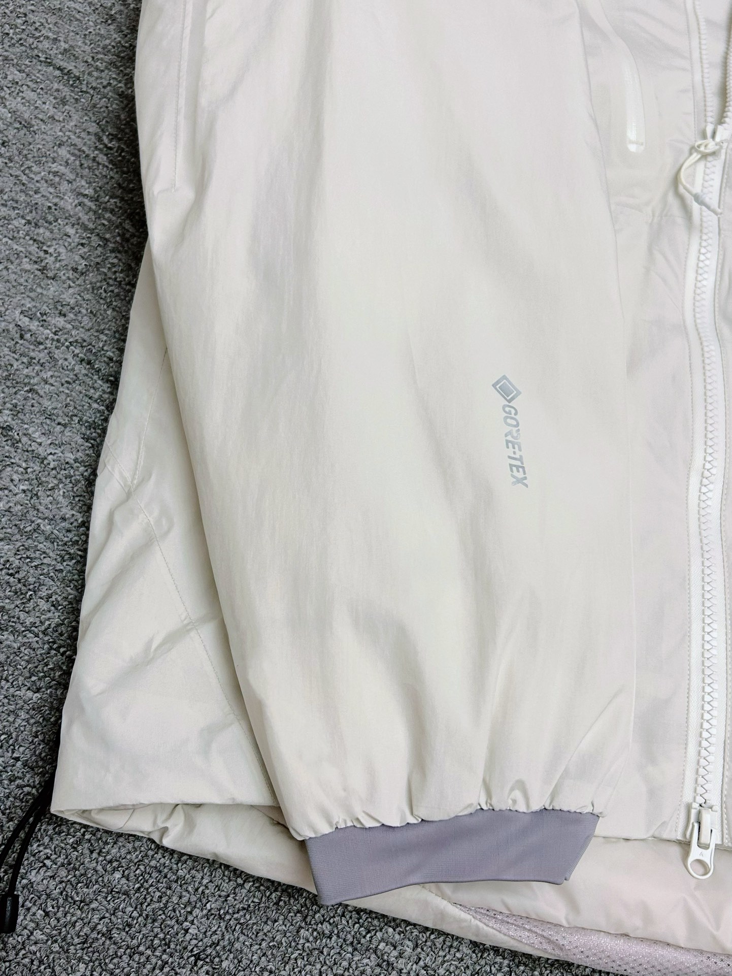 ¥420
国标90绒达标！全网最高品质，区别市场通货！随便检测，不达标退全款，欢迎拿样！
#ARC'TERYX# 始祖鸟System_A4.0【跃冬揽石】系列KOBAH PARKA拼接logo硬壳羽绒服滑雪服男女同款   吴建豪/刘雯/刘雨昕同款代言 “行走的羽绒被”专柜超大手提礼盒全套版 混卖版本 鸟家越来越会套路了，去年跟JILSANDER联名成功赚了一波饥饿营销，今年这款跃冬揽石系列羽绒服更加火，直接线下专柜店不上架，只在官网少量发售，且需要抽签中签后才有资格购买！把消费者“得不到的永远在骚动”的心里拿捏死死的！本次【跃冬揽石】系列是System支线的第四弹重新定义山系美学！也是鸟家今年秋冬的流量密码的一款最重磅压轴单品首发！此款蓬松度达到了惊人的800！被称为“行走的羽绒被”
✅面料外层:采用了2L黑标40D GORE-TEX面料属于常规操作，鸟家这次更是:合成绝缘材料Coreloft以及Polartec Power Air等一系列尖端材料堪称奢华，防风防水透气做到最佳舒适的穿着状态体验！
✅工艺程度:此次跃冬揽石系列工艺采用了鸟家最先进的全身无缝热压技术，做到全身无缝防水技术！全身采用立体裁剪技术，带来的就是面料用量十分巨大！
✅吊牌方面:此次System跃冬揽石系列Gortex TEX吊牌采用了蓝标吊牌！蓝标吊牌区别于其余颜色吊牌在于:面料采用了三层复合面料，比其他面料中间多了一层保暖层面料，这是最重要的一个关键点！做到了兼顾防水同时又做到了保温抗寒的性能！
✅辅料方面:此次跃冬揽石系列拉链均采用防水级YKK5VST，YKK 中的王者基本性能！防水同时顺滑。抽绳卡扣此次也是一大亮点：采用了专用激光开模冲孔耗时耗力！一副模具的成本都是在2K元以上！！难度极高
✅羽绒:此次羽绒采用850FP级别白绒填充！充绒量达到了惊人的450g！蓬松度更是达到了800！！保暖性王者级碾压大鹅蒙口等！！
可以称为“行走的羽绒被”绝对今年一匹大黑马！
✅版型:此次版型立体设计剪裁OS宽松版型，版型偏大一码！穿着没有任何束缚感！户外运动无任何臃肿感但是保暖性能做到了极佳的封神地步！！ 还原专柜 自行区别市面低版本！

颜色/Colour：黑色  木星紫  晶岩灰   极地白
尺码/Size：S/M/L/XL/XXL