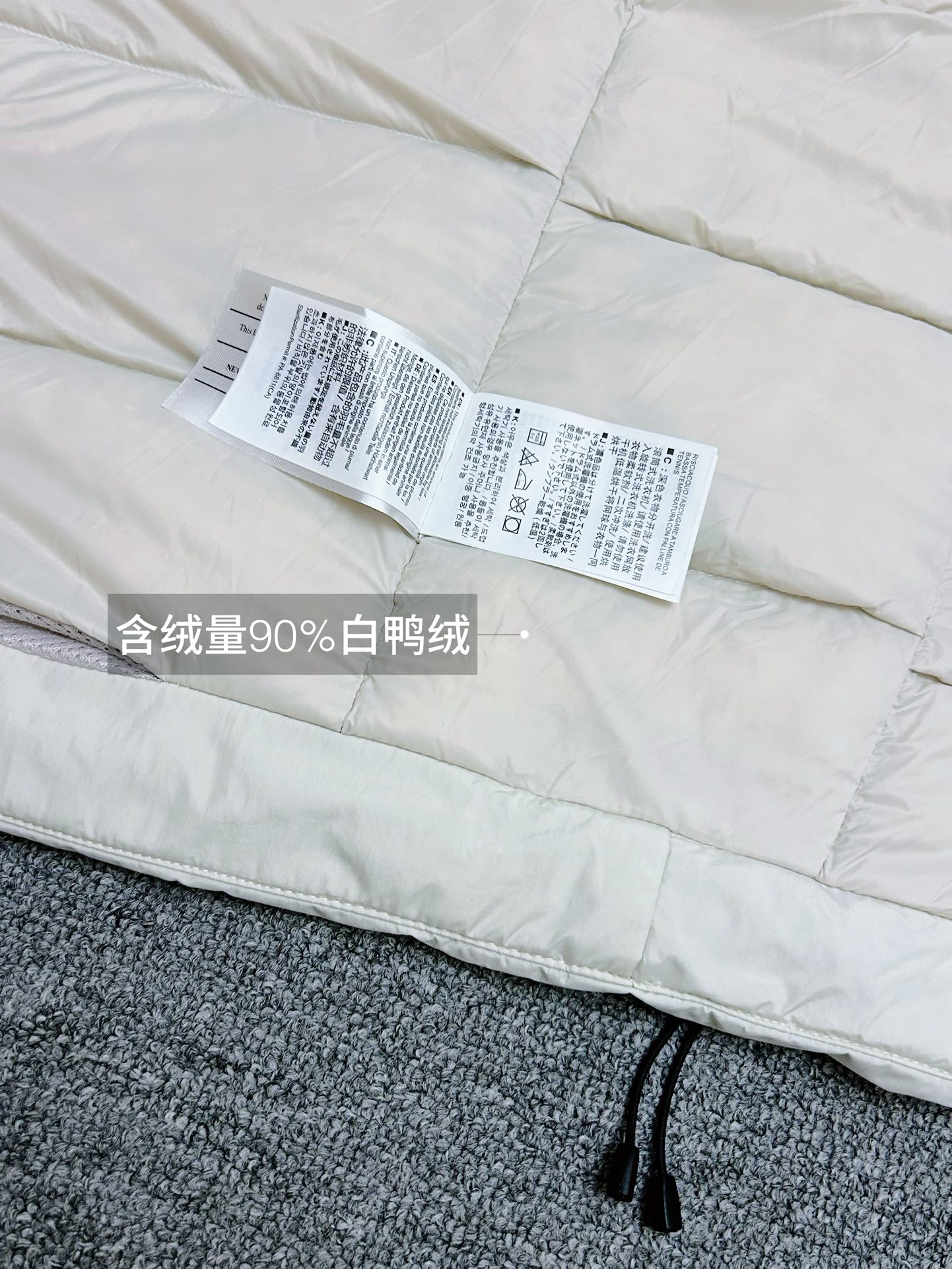 ¥420
国标90绒达标！全网最高品质，区别市场通货！随便检测，不达标退全款，欢迎拿样！
#ARC'TERYX# 始祖鸟System_A4.0【跃冬揽石】系列KOBAH PARKA拼接logo硬壳羽绒服滑雪服男女同款   吴建豪/刘雯/刘雨昕同款代言 “行走的羽绒被”专柜超大手提礼盒全套版 混卖版本 鸟家越来越会套路了，去年跟JILSANDER联名成功赚了一波饥饿营销，今年这款跃冬揽石系列羽绒服更加火，直接线下专柜店不上架，只在官网少量发售，且需要抽签中签后才有资格购买！把消费者“得不到的永远在骚动”的心里拿捏死死的！本次【跃冬揽石】系列是System支线的第四弹重新定义山系美学！也是鸟家今年秋冬的流量密码的一款最重磅压轴单品首发！此款蓬松度达到了惊人的800！被称为“行走的羽绒被”
✅面料外层:采用了2L黑标40D GORE-TEX面料属于常规操作，鸟家这次更是:合成绝缘材料Coreloft以及Polartec Power Air等一系列尖端材料堪称奢华，防风防水透气做到最佳舒适的穿着状态体验！
✅工艺程度:此次跃冬揽石系列工艺采用了鸟家最先进的全身无缝热压技术，做到全身无缝防水技术！全身采用立体裁剪技术，带来的就是面料用量十分巨大！
✅吊牌方面:此次System跃冬揽石系列Gortex TEX吊牌采用了蓝标吊牌！蓝标吊牌区别于其余颜色吊牌在于:面料采用了三层复合面料，比其他面料中间多了一层保暖层面料，这是最重要的一个关键点！做到了兼顾防水同时又做到了保温抗寒的性能！
✅辅料方面:此次跃冬揽石系列拉链均采用防水级YKK5VST，YKK 中的王者基本性能！防水同时顺滑。抽绳卡扣此次也是一大亮点：采用了专用激光开模冲孔耗时耗力！一副模具的成本都是在2K元以上！！难度极高
✅羽绒:此次羽绒采用850FP级别白绒填充！充绒量达到了惊人的450g！蓬松度更是达到了800！！保暖性王者级碾压大鹅蒙口等！！
可以称为“行走的羽绒被”绝对今年一匹大黑马！
✅版型:此次版型立体设计剪裁OS宽松版型，版型偏大一码！穿着没有任何束缚感！户外运动无任何臃肿感但是保暖性能做到了极佳的封神地步！！ 还原专柜 自行区别市面低版本！

颜色/Colour：黑色  木星紫  晶岩灰   极地白
尺码/Size：S/M/L/XL/XXL