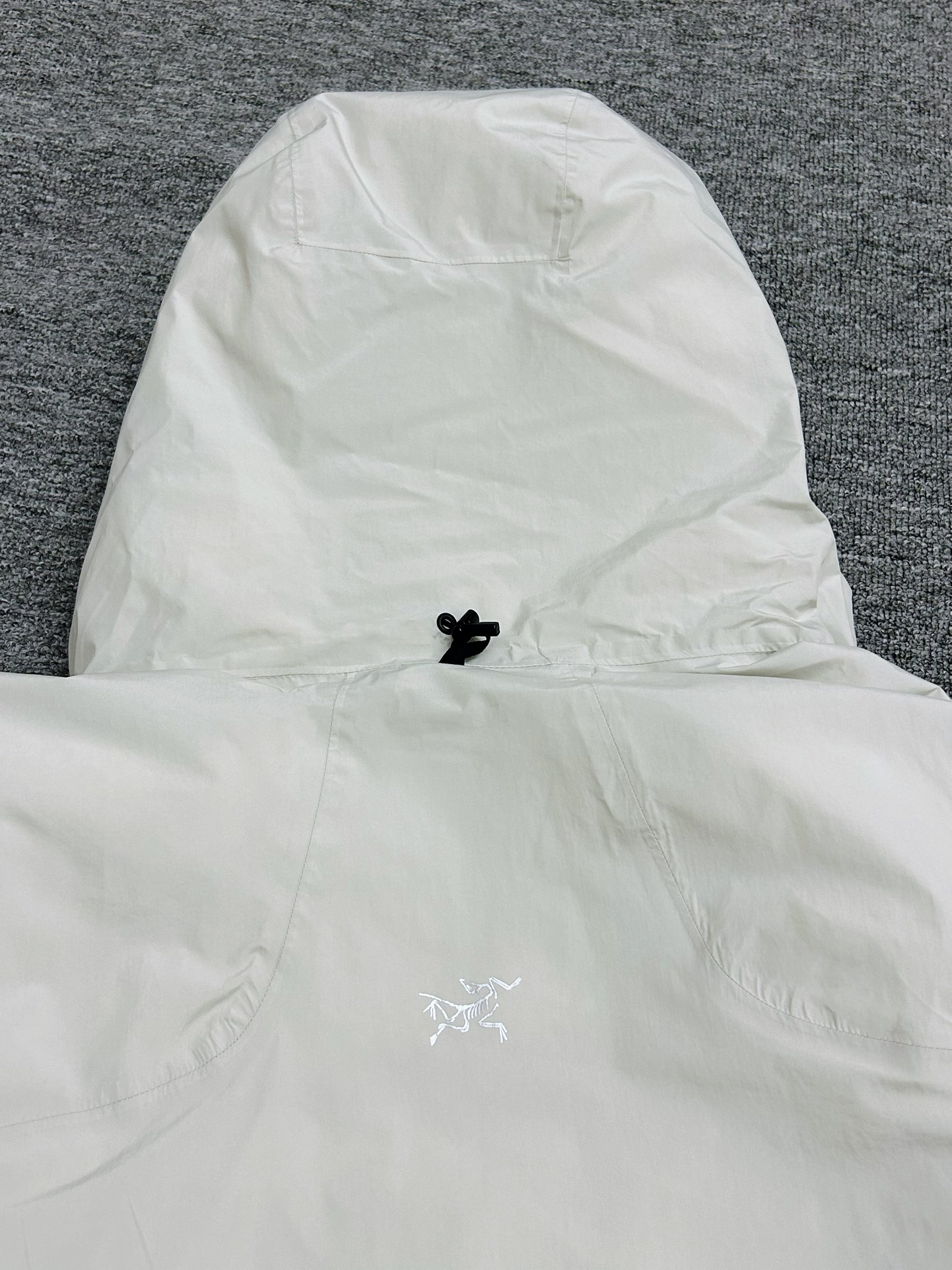 ¥420
国标90绒达标！全网最高品质，区别市场通货！随便检测，不达标退全款，欢迎拿样！
#ARC'TERYX# 始祖鸟System_A4.0【跃冬揽石】系列KOBAH PARKA拼接logo硬壳羽绒服滑雪服男女同款   吴建豪/刘雯/刘雨昕同款代言 “行走的羽绒被”专柜超大手提礼盒全套版 混卖版本 鸟家越来越会套路了，去年跟JILSANDER联名成功赚了一波饥饿营销，今年这款跃冬揽石系列羽绒服更加火，直接线下专柜店不上架，只在官网少量发售，且需要抽签中签后才有资格购买！把消费者“得不到的永远在骚动”的心里拿捏死死的！本次【跃冬揽石】系列是System支线的第四弹重新定义山系美学！也是鸟家今年秋冬的流量密码的一款最重磅压轴单品首发！此款蓬松度达到了惊人的800！被称为“行走的羽绒被”
✅面料外层:采用了2L黑标40D GORE-TEX面料属于常规操作，鸟家这次更是:合成绝缘材料Coreloft以及Polartec Power Air等一系列尖端材料堪称奢华，防风防水透气做到最佳舒适的穿着状态体验！
✅工艺程度:此次跃冬揽石系列工艺采用了鸟家最先进的全身无缝热压技术，做到全身无缝防水技术！全身采用立体裁剪技术，带来的就是面料用量十分巨大！
✅吊牌方面:此次System跃冬揽石系列Gortex TEX吊牌采用了蓝标吊牌！蓝标吊牌区别于其余颜色吊牌在于:面料采用了三层复合面料，比其他面料中间多了一层保暖层面料，这是最重要的一个关键点！做到了兼顾防水同时又做到了保温抗寒的性能！
✅辅料方面:此次跃冬揽石系列拉链均采用防水级YKK5VST，YKK 中的王者基本性能！防水同时顺滑。抽绳卡扣此次也是一大亮点：采用了专用激光开模冲孔耗时耗力！一副模具的成本都是在2K元以上！！难度极高
✅羽绒:此次羽绒采用850FP级别白绒填充！充绒量达到了惊人的450g！蓬松度更是达到了800！！保暖性王者级碾压大鹅蒙口等！！
可以称为“行走的羽绒被”绝对今年一匹大黑马！
✅版型:此次版型立体设计剪裁OS宽松版型，版型偏大一码！穿着没有任何束缚感！户外运动无任何臃肿感但是保暖性能做到了极佳的封神地步！！ 还原专柜 自行区别市面低版本！

颜色/Colour：黑色  木星紫  晶岩灰   极地白
尺码/Size：S/M/L/XL/XXL
