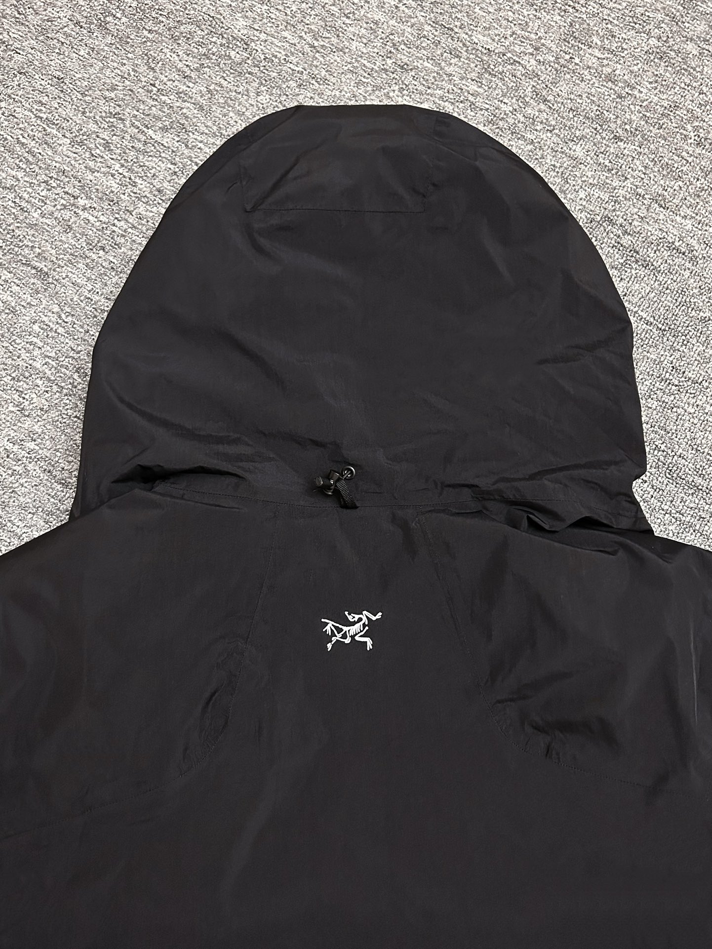 ¥420
国标90绒达标！全网最高品质，区别市场通货！随便检测，不达标退全款，欢迎拿样！
#ARC'TERYX# 始祖鸟System_A4.0【跃冬揽石】系列KOBAH PARKA拼接logo硬壳羽绒服滑雪服男女同款   吴建豪/刘雯/刘雨昕同款代言 “行走的羽绒被”专柜超大手提礼盒全套版 混卖版本 鸟家越来越会套路了，去年跟JILSANDER联名成功赚了一波饥饿营销，今年这款跃冬揽石系列羽绒服更加火，直接线下专柜店不上架，只在官网少量发售，且需要抽签中签后才有资格购买！把消费者“得不到的永远在骚动”的心里拿捏死死的！本次【跃冬揽石】系列是System支线的第四弹重新定义山系美学！也是鸟家今年秋冬的流量密码的一款最重磅压轴单品首发！此款蓬松度达到了惊人的800！被称为“行走的羽绒被”
✅面料外层:采用了2L黑标40D GORE-TEX面料属于常规操作，鸟家这次更是:合成绝缘材料Coreloft以及Polartec Power Air等一系列尖端材料堪称奢华，防风防水透气做到最佳舒适的穿着状态体验！
✅工艺程度:此次跃冬揽石系列工艺采用了鸟家最先进的全身无缝热压技术，做到全身无缝防水技术！全身采用立体裁剪技术，带来的就是面料用量十分巨大！
✅吊牌方面:此次System跃冬揽石系列Gortex TEX吊牌采用了蓝标吊牌！蓝标吊牌区别于其余颜色吊牌在于:面料采用了三层复合面料，比其他面料中间多了一层保暖层面料，这是最重要的一个关键点！做到了兼顾防水同时又做到了保温抗寒的性能！
✅辅料方面:此次跃冬揽石系列拉链均采用防水级YKK5VST，YKK 中的王者基本性能！防水同时顺滑。抽绳卡扣此次也是一大亮点：采用了专用激光开模冲孔耗时耗力！一副模具的成本都是在2K元以上！！难度极高
✅羽绒:此次羽绒采用850FP级别白绒填充！充绒量达到了惊人的450g！蓬松度更是达到了800！！保暖性王者级碾压大鹅蒙口等！！
可以称为“行走的羽绒被”绝对今年一匹大黑马！
✅版型:此次版型立体设计剪裁OS宽松版型，版型偏大一码！穿着没有任何束缚感！户外运动无任何臃肿感但是保暖性能做到了极佳的封神地步！！ 还原专柜 自行区别市面低版本！

颜色/Colour：黑色  木星紫  晶岩灰   极地白
尺码/Size：S/M/L/XL/XXL