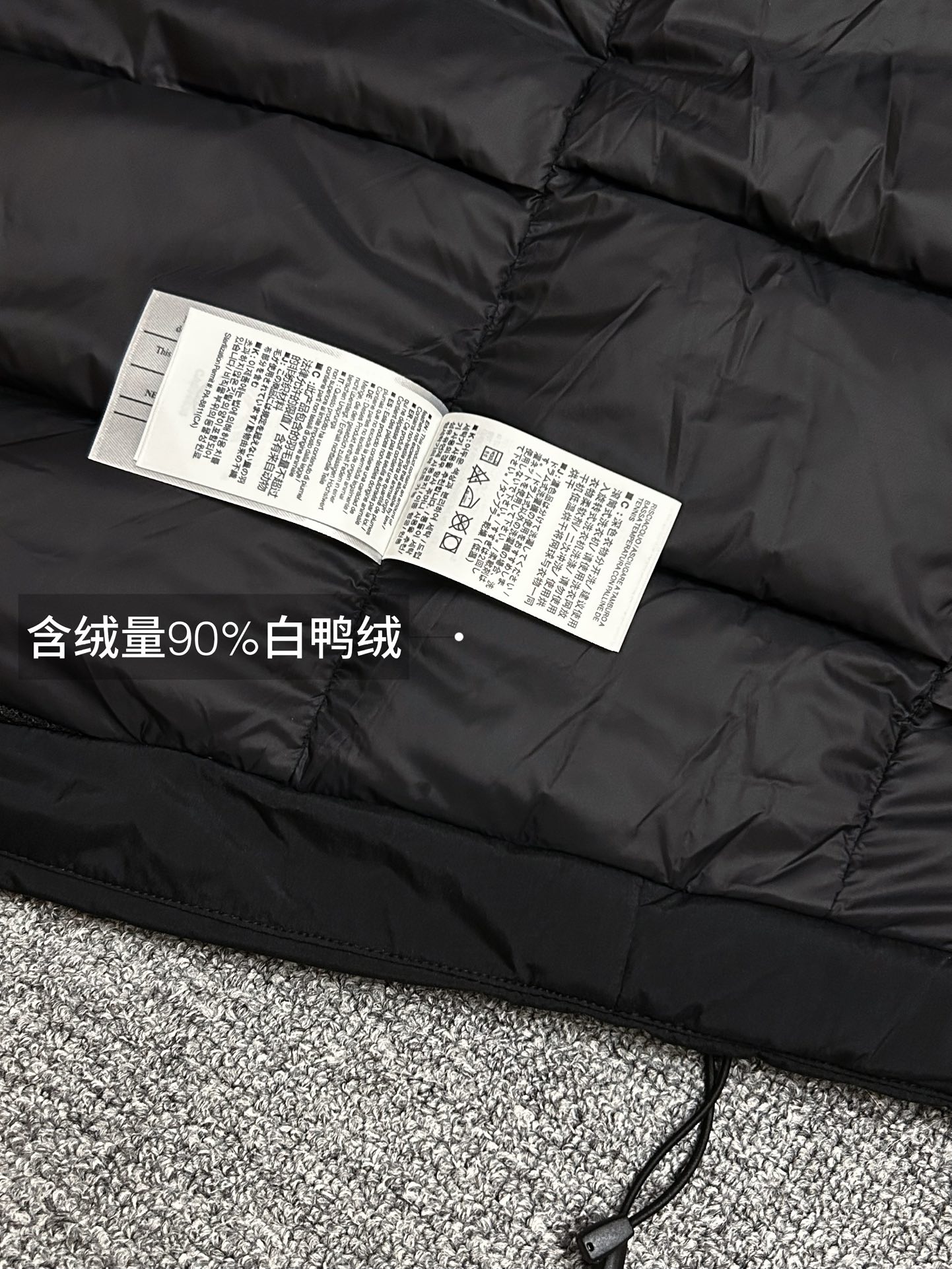 ¥420
国标90绒达标！全网最高品质，区别市场通货！随便检测，不达标退全款，欢迎拿样！
#ARC'TERYX# 始祖鸟System_A4.0【跃冬揽石】系列KOBAH PARKA拼接logo硬壳羽绒服滑雪服男女同款   吴建豪/刘雯/刘雨昕同款代言 “行走的羽绒被”专柜超大手提礼盒全套版 混卖版本 鸟家越来越会套路了，去年跟JILSANDER联名成功赚了一波饥饿营销，今年这款跃冬揽石系列羽绒服更加火，直接线下专柜店不上架，只在官网少量发售，且需要抽签中签后才有资格购买！把消费者“得不到的永远在骚动”的心里拿捏死死的！本次【跃冬揽石】系列是System支线的第四弹重新定义山系美学！也是鸟家今年秋冬的流量密码的一款最重磅压轴单品首发！此款蓬松度达到了惊人的800！被称为“行走的羽绒被”
✅面料外层:采用了2L黑标40D GORE-TEX面料属于常规操作，鸟家这次更是:合成绝缘材料Coreloft以及Polartec Power Air等一系列尖端材料堪称奢华，防风防水透气做到最佳舒适的穿着状态体验！
✅工艺程度:此次跃冬揽石系列工艺采用了鸟家最先进的全身无缝热压技术，做到全身无缝防水技术！全身采用立体裁剪技术，带来的就是面料用量十分巨大！
✅吊牌方面:此次System跃冬揽石系列Gortex TEX吊牌采用了蓝标吊牌！蓝标吊牌区别于其余颜色吊牌在于:面料采用了三层复合面料，比其他面料中间多了一层保暖层面料，这是最重要的一个关键点！做到了兼顾防水同时又做到了保温抗寒的性能！
✅辅料方面:此次跃冬揽石系列拉链均采用防水级YKK5VST，YKK 中的王者基本性能！防水同时顺滑。抽绳卡扣此次也是一大亮点：采用了专用激光开模冲孔耗时耗力！一副模具的成本都是在2K元以上！！难度极高
✅羽绒:此次羽绒采用850FP级别白绒填充！充绒量达到了惊人的450g！蓬松度更是达到了800！！保暖性王者级碾压大鹅蒙口等！！
可以称为“行走的羽绒被”绝对今年一匹大黑马！
✅版型:此次版型立体设计剪裁OS宽松版型，版型偏大一码！穿着没有任何束缚感！户外运动无任何臃肿感但是保暖性能做到了极佳的封神地步！！ 还原专柜 自行区别市面低版本！

颜色/Colour：黑色  木星紫  晶岩灰   极地白
尺码/Size：S/M/L/XL/XXL