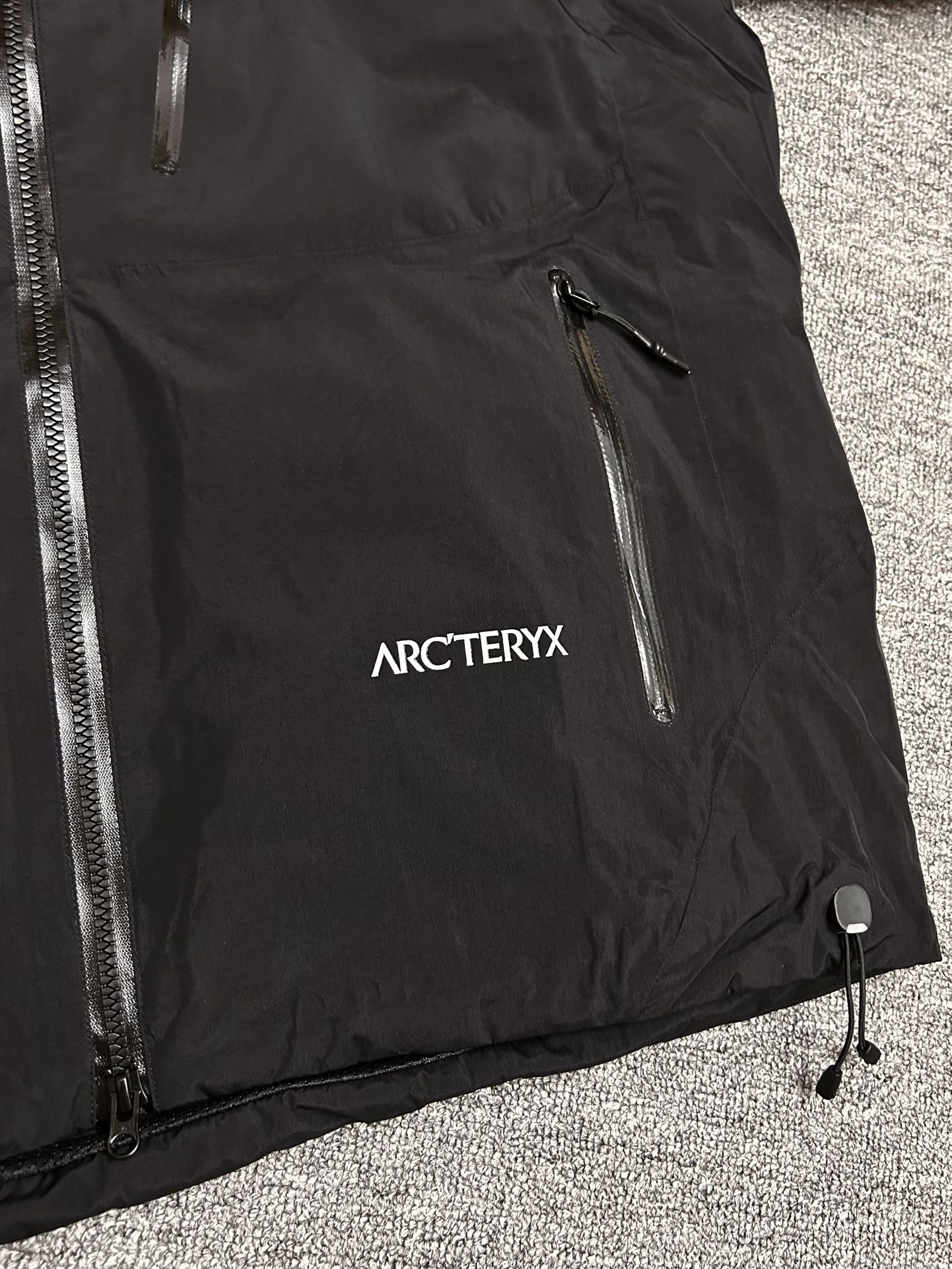 ¥420
国标90绒达标！全网最高品质，区别市场通货！随便检测，不达标退全款，欢迎拿样！
#ARC'TERYX# 始祖鸟System_A4.0【跃冬揽石】系列KOBAH PARKA拼接logo硬壳羽绒服滑雪服男女同款   吴建豪/刘雯/刘雨昕同款代言 “行走的羽绒被”专柜超大手提礼盒全套版 混卖版本 鸟家越来越会套路了，去年跟JILSANDER联名成功赚了一波饥饿营销，今年这款跃冬揽石系列羽绒服更加火，直接线下专柜店不上架，只在官网少量发售，且需要抽签中签后才有资格购买！把消费者“得不到的永远在骚动”的心里拿捏死死的！本次【跃冬揽石】系列是System支线的第四弹重新定义山系美学！也是鸟家今年秋冬的流量密码的一款最重磅压轴单品首发！此款蓬松度达到了惊人的800！被称为“行走的羽绒被”
✅面料外层:采用了2L黑标40D GORE-TEX面料属于常规操作，鸟家这次更是:合成绝缘材料Coreloft以及Polartec Power Air等一系列尖端材料堪称奢华，防风防水透气做到最佳舒适的穿着状态体验！
✅工艺程度:此次跃冬揽石系列工艺采用了鸟家最先进的全身无缝热压技术，做到全身无缝防水技术！全身采用立体裁剪技术，带来的就是面料用量十分巨大！
✅吊牌方面:此次System跃冬揽石系列Gortex TEX吊牌采用了蓝标吊牌！蓝标吊牌区别于其余颜色吊牌在于:面料采用了三层复合面料，比其他面料中间多了一层保暖层面料，这是最重要的一个关键点！做到了兼顾防水同时又做到了保温抗寒的性能！
✅辅料方面:此次跃冬揽石系列拉链均采用防水级YKK5VST，YKK 中的王者基本性能！防水同时顺滑。抽绳卡扣此次也是一大亮点：采用了专用激光开模冲孔耗时耗力！一副模具的成本都是在2K元以上！！难度极高
✅羽绒:此次羽绒采用850FP级别白绒填充！充绒量达到了惊人的450g！蓬松度更是达到了800！！保暖性王者级碾压大鹅蒙口等！！
可以称为“行走的羽绒被”绝对今年一匹大黑马！
✅版型:此次版型立体设计剪裁OS宽松版型，版型偏大一码！穿着没有任何束缚感！户外运动无任何臃肿感但是保暖性能做到了极佳的封神地步！！ 还原专柜 自行区别市面低版本！

颜色/Colour：黑色  木星紫  晶岩灰   极地白
尺码/Size：S/M/L/XL/XXL