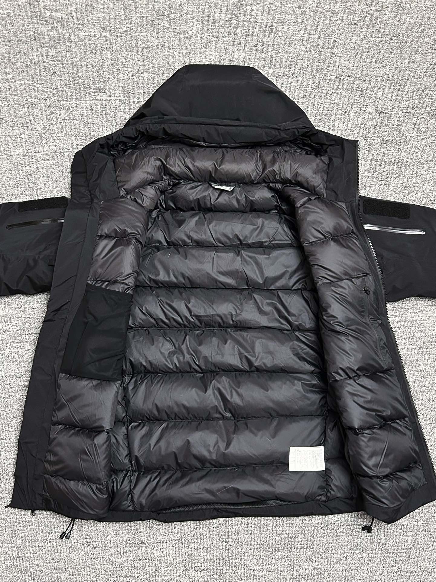 ¥420
国标90绒达标！全网最高品质，区别市场通货！随便检测，不达标退全款，欢迎拿样！
#ARC'TERYX# 始祖鸟System_A4.0【跃冬揽石】系列KOBAH PARKA拼接logo硬壳羽绒服滑雪服男女同款   吴建豪/刘雯/刘雨昕同款代言 “行走的羽绒被”专柜超大手提礼盒全套版 混卖版本 鸟家越来越会套路了，去年跟JILSANDER联名成功赚了一波饥饿营销，今年这款跃冬揽石系列羽绒服更加火，直接线下专柜店不上架，只在官网少量发售，且需要抽签中签后才有资格购买！把消费者“得不到的永远在骚动”的心里拿捏死死的！本次【跃冬揽石】系列是System支线的第四弹重新定义山系美学！也是鸟家今年秋冬的流量密码的一款最重磅压轴单品首发！此款蓬松度达到了惊人的800！被称为“行走的羽绒被”
✅面料外层:采用了2L黑标40D GORE-TEX面料属于常规操作，鸟家这次更是:合成绝缘材料Coreloft以及Polartec Power Air等一系列尖端材料堪称奢华，防风防水透气做到最佳舒适的穿着状态体验！
✅工艺程度:此次跃冬揽石系列工艺采用了鸟家最先进的全身无缝热压技术，做到全身无缝防水技术！全身采用立体裁剪技术，带来的就是面料用量十分巨大！
✅吊牌方面:此次System跃冬揽石系列Gortex TEX吊牌采用了蓝标吊牌！蓝标吊牌区别于其余颜色吊牌在于:面料采用了三层复合面料，比其他面料中间多了一层保暖层面料，这是最重要的一个关键点！做到了兼顾防水同时又做到了保温抗寒的性能！
✅辅料方面:此次跃冬揽石系列拉链均采用防水级YKK5VST，YKK 中的王者基本性能！防水同时顺滑。抽绳卡扣此次也是一大亮点：采用了专用激光开模冲孔耗时耗力！一副模具的成本都是在2K元以上！！难度极高
✅羽绒:此次羽绒采用850FP级别白绒填充！充绒量达到了惊人的450g！蓬松度更是达到了800！！保暖性王者级碾压大鹅蒙口等！！
可以称为“行走的羽绒被”绝对今年一匹大黑马！
✅版型:此次版型立体设计剪裁OS宽松版型，版型偏大一码！穿着没有任何束缚感！户外运动无任何臃肿感但是保暖性能做到了极佳的封神地步！！ 还原专柜 自行区别市面低版本！

颜色/Colour：黑色  木星紫  晶岩灰   极地白
尺码/Size：S/M/L/XL/XXL