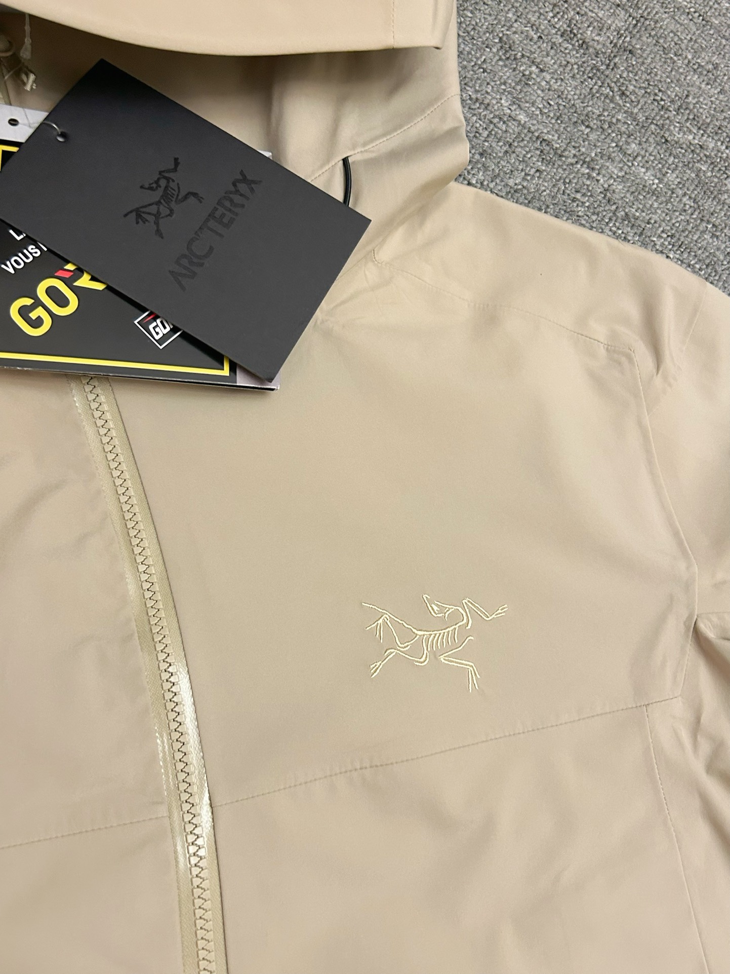 ¥300
Arc'teryx丨始祖鸟Side Winder 响尾蛇冲锋衣
市场唯一对版一比一打版生产，区别市场通货！

▪️响尾蛇独特的斜拉链设计
▪️性能上会更好一些
▪️goretex 3L压胶面料
▪️版型上大致和老版的rush一致
▪️搭载了recco雪崩救援系统
▪️内里有比较薄的薄绒
▪️没有雪裙雪袖！我觉得爬山滑雪通勤
▪️这一件通吃！


颜色：黑色 紫色 雅致棕
尺码：XS-XL
胸围：118 122 126 130 134
衣长：60  62 64 66 68

xs推荐100斤以内
s推荐100-120斤
m推荐120-140斤
L推荐140-160斤
xl推荐160-180斤
这个系列是短款哦！！！注意看衣长