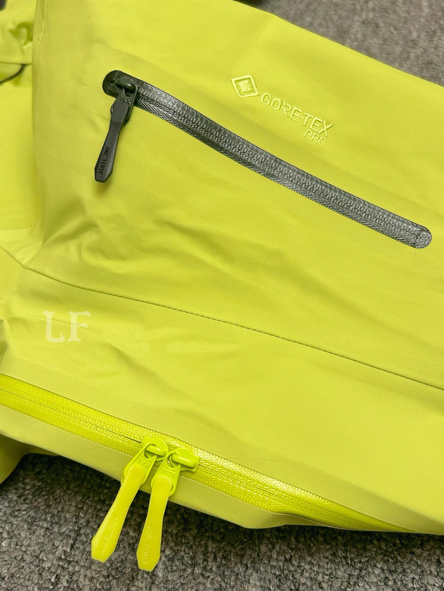 💰490 SV 六代三合一荧光绿(羽绒内胆)
Arcteryx始祖鸟Alpha SV 六代户外三合一冲锋衣 羽绒内胆 双拉链
鸟家王炸款三合一冲锋衣羽绒服了来了
一衣三穿!
内胆带logo轻薄户外级羽绒服!外层是ARC‘TERYX SV 6代硬壳冲锋衣
GORE-TEX Jacket-Men's始祖鸟户外防水硬壳冲锋衣机能风拉链夹克
(Yb四次压胶工艺 整衣3D立体仿生学设计衣长臂弯, Tri-Durance防水防雨面料 ,自行区别市面先行版本 强力操作推荐入手)
📃 原档案原数据开发版型 #
-原包装原标 全套辅料定制,整衣 腋下双向拉链,五金全部开模定制,吊牌书说明解析 ,多联水洗。
-这款设计简洁而通用,可提供高山环境所需的性能。采用bluesign@认证的采用带经编背衬N40P 103LGORE-TEX面料,轻薄而耐磨,防风、防水且透气,适合多种活动穿着。
-头盔兼容StormHood兜帽防护良好且不影响视线,插手口袋设有WaterTight拉链,便于取放物品,腋下拉链便于快速通风,拼接设计使活动自如。
-传统风琴交叉反向进入高山口袋设置在高位,VISLON中央正面拉链,可调节Velcro袖口魔术贴标签,兼容Zip-in,在胸前采用百灵达机器绣上了ARC TERYX徽标
SV:多用途服装适用于多种活动和环境。
SV : 高性能的简约设计,轻量而耐磨。
GORE-TEX:防水、防风、透气面料可提供多面防护。
-SV夹克同是Arc’teryx的明星产品,一直在高山恶劣环境中表现突出,现在功能更强大,重量更轻。
-颜色:黑金色 象牙白 黑银色 虎鲸色 荧光绿 幽雾绿
尺码:S-XXL