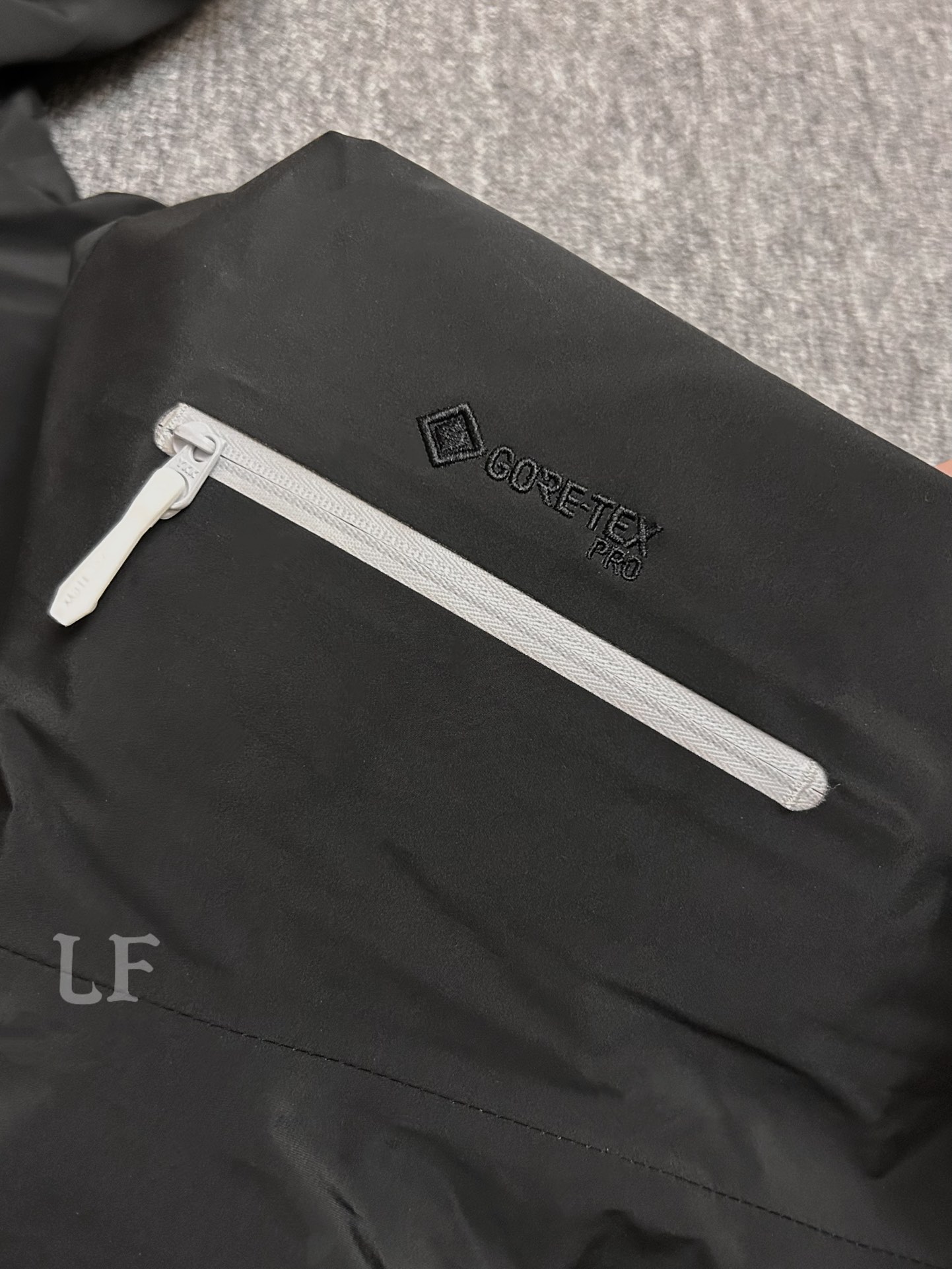 💰490 SV 六代三合一虎鲸(羽绒内胆)
Arcteryx始祖鸟Alpha SV 六代户外三合一冲锋衣 羽绒内胆 双拉链
鸟家王炸款三合一冲锋衣羽绒服了来了
一衣三穿!
内胆带logo轻薄户外级羽绒服!外层是ARC‘TERYX SV 6代硬壳冲锋衣
GORE-TEX Jacket-Men's始祖鸟户外防水硬壳冲锋衣机能风拉链夹克
(Yb四次压胶工艺 整衣3D立体仿生学设计衣长臂弯, Tri-Durance防水防雨面料 ,自行区别市面先行版本 强力操作推荐入手)
📃 原档案原数据开发版型 #
-原包装原标 全套辅料定制,整衣 腋下双向拉链,五金全部开模定制,吊牌书说明解析 ,多联水洗。
-这款设计简洁而通用,可提供高山环境所需的性能。采用bluesign@认证的采用带经编背衬N40P 103LGORE-TEX面料,轻薄而耐磨,防风、防水且透气,适合多种活动穿着。
-头盔兼容StormHood兜帽防护良好且不影响视线,插手口袋设有WaterTight拉链,便于取放物品,腋下拉链便于快速通风,拼接设计使活动自如。
-传统风琴交叉反向进入高山口袋设置在高位,VISLON中央正面拉链,可调节Velcro袖口魔术贴标签,兼容Zip-in,在胸前采用百灵达机器绣上了ARC TERYX徽标
SV:多用途服装适用于多种活动和环境。
SV : 高性能的简约设计,轻量而耐磨。
GORE-TEX:防水、防风、透气面料可提供多面防护。
-SV夹克同是Arc’teryx的明星产品,一直在高山恶劣环境中表现突出,现在功能更强大,重量更轻。
-颜色:黑金色 象牙白 黑银色 虎鲸色 荧光绿 幽雾绿
尺码:S-XXL