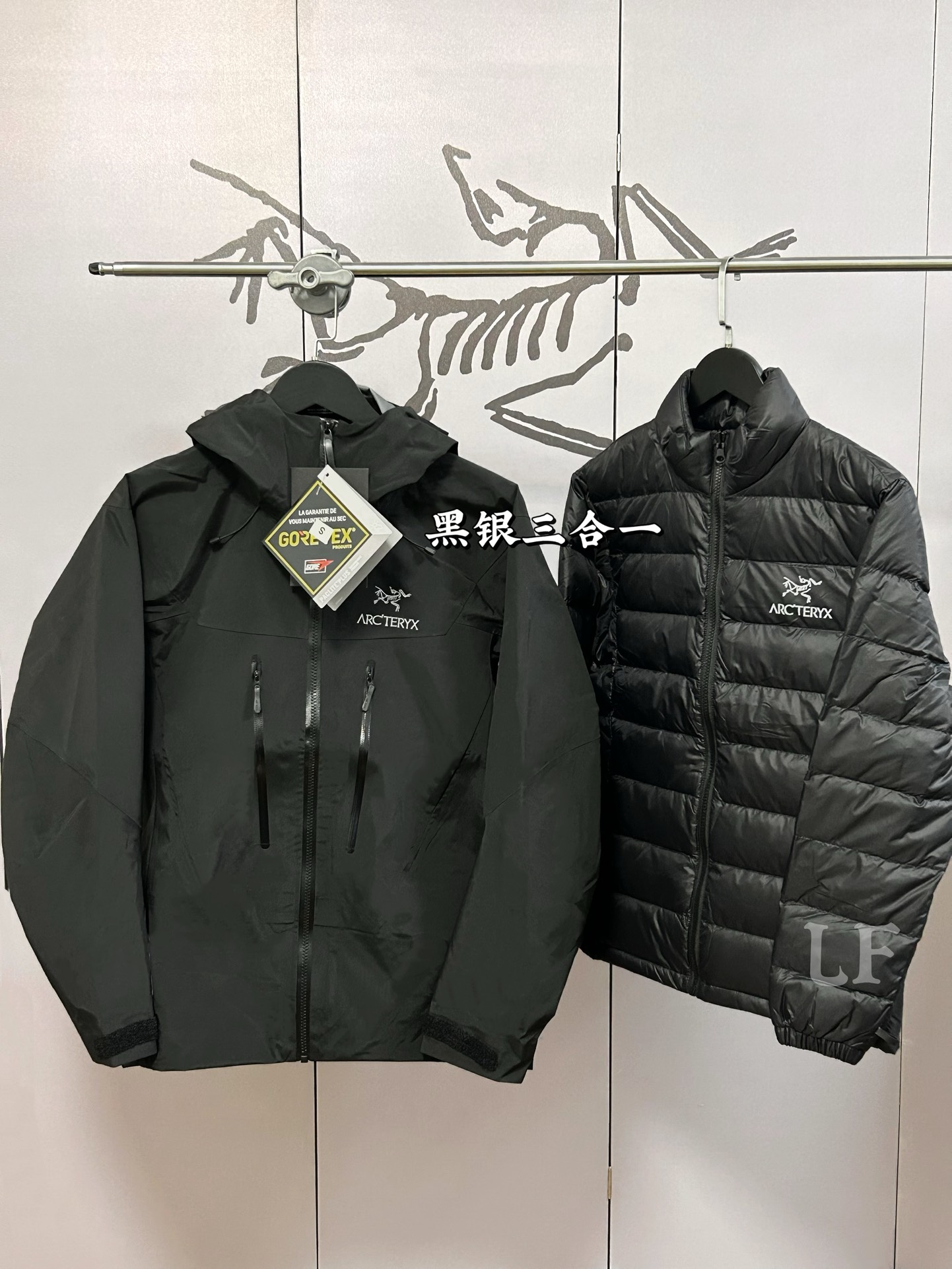 💰490 SV 六代三合一黑银(羽绒内胆)
Arcteryx始祖鸟Alpha SV 六代户外三合一冲锋衣 羽绒内胆 双拉链
鸟家王炸款三合一冲锋衣羽绒服了来了
一衣三穿!
内胆带logo轻薄户外级羽绒服!外层是ARC‘TERYX SV 6代硬壳冲锋衣
GORE-TEX Jacket-Men's始祖鸟户外防水硬壳冲锋衣机能风拉链夹克
(Yb四次压胶工艺 整衣3D立体仿生学设计衣长臂弯, Tri-Durance防水防雨面料 ,自行区别市面先行版本 强力操作推荐入手)
📃 原档案原数据开发版型 #
-原包装原标 全套辅料定制,整衣 腋下双向拉链,五金全部开模定制,吊牌书说明解析 ,多联水洗。
-这款设计简洁而通用,可提供高山环境所需的性能。采用bluesign@认证的采用带经编背衬N40P 103LGORE-TEX面料,轻薄而耐磨,防风、防水且透气,适合多种活动穿着。
-头盔兼容StormHood兜帽防护良好且不影响视线,插手口袋设有WaterTight拉链,便于取放物品,腋下拉链便于快速通风,拼接设计使活动自如。
-传统风琴交叉反向进入高山口袋设置在高位,VISLON中央正面拉链,可调节Velcro袖口魔术贴标签,兼容Zip-in,在胸前采用百灵达机器绣上了ARC TERYX徽标
SV:多用途服装适用于多种活动和环境。
SV : 高性能的简约设计,轻量而耐磨。
GORE-TEX:防水、防风、透气面料可提供多面防护。
-SV夹克同是Arc’teryx的明星产品,一直在高山恶劣环境中表现突出,现在功能更强大,重量更轻。
-颜色:黑金色 象牙白 黑银色 虎鲸色 荧光绿 幽雾绿
尺码:S-XXL