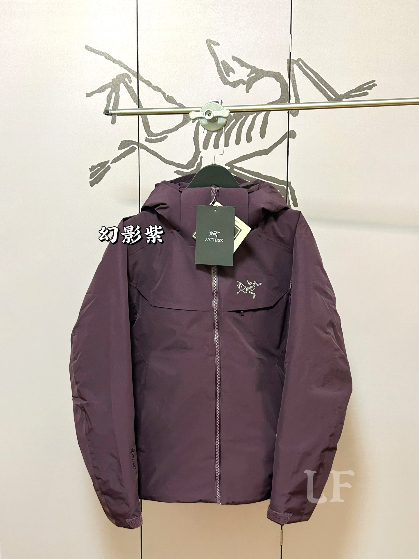 💰560 顶级版本90绒(最高版)
25年最新版 顶级版本 ARCTERYX始祖鸟Macai Jacket冬季新款男连帽防水买菜羽绒服滑雪服GTX 750
标配搜救器 眼镜布,细节全部对版。
新款部分细节改动,Goretex 刺绣由袖肩改到袖口,面料,绒全部升级,国标90绒
为更加贴合中国宝宝的身形,一直吐槽的袖子太长,今年缩短了1-2cm 胸围下摆减少4cm,上身不在臃肿!!
-顶级版本,区别老款,连帽设计使其更加适合滑雪防水穿着。可拆卸帽子区别低版
大买菜雪裙配胶条 区别底板本
-巧妙搭配保暖材料,夹克长时间穿着舒适。
复合搭配保暖材(Down CompositeMapping)把Coreloft合成纤维材料分布在帽兜、下摆和腋下等容易湿的地方,湿时仍能保暖;750立方英寸欧洲鹅绒则分布在主要部位和袖子,为身体提供所需的热量。免除劣质帽子的困扰,保暖DropHood可以戴在标准的单双板滑雪头盔上,并能随头部一起转动。
-可拆卸风裙、网眼PowderGuard腋下通风口、网状WaterTight主拉链,这些性能既能防止风雪进入又能在深雪运动时快速散热。
-整衣全部贴带接缝,防风雨更佳、GORE-TEX三层结构、光滑内面面料,方便分层穿着
立体整形,更合身舒适。
-压胶帽沿、可调帽子抽绳、保暖头盔兼容Drop Hood。
-WaterTight外侧拉链、WaterTight Vislon主拉链、微织带拉链片、腋下拉链配PowderGuard儡眼底料,便于通风散热。
-可调Velcro吀术贴调节带、可调下摆抽绳、隐形WaterTight拉链袖袋、内侧网眼袋、压胶拉链内侧胸袋、带盖按扣胸袋、两个WaterTight拉链口袋、网眼PowderGuard通风透气,设计可防止雪花进入体内 。
-底部:可拆卸风裙有橡筋和按扣
-原单正品,作为鸟家鼎级滑雪服系列的代表做产品,这款滑雪服可谓是鸟的经典作品!
不要机洗,只能干洗。
七色:黑色 藏青 云水蓝 幻影紫 贝利粉 车厢绿 极地白
尺码:S-XXL
胸围:121 125 129 133 137
衣长:72 74 76 78 80
肩宽:53 54 55 56 57
袖长:63 63.5 64.5 65.5 66.5
S码推荐90-120斤
M码推荐120-140斤
L吗推荐140-170斤
XL码推荐160-190斤
XXL 码推荐180-210斤