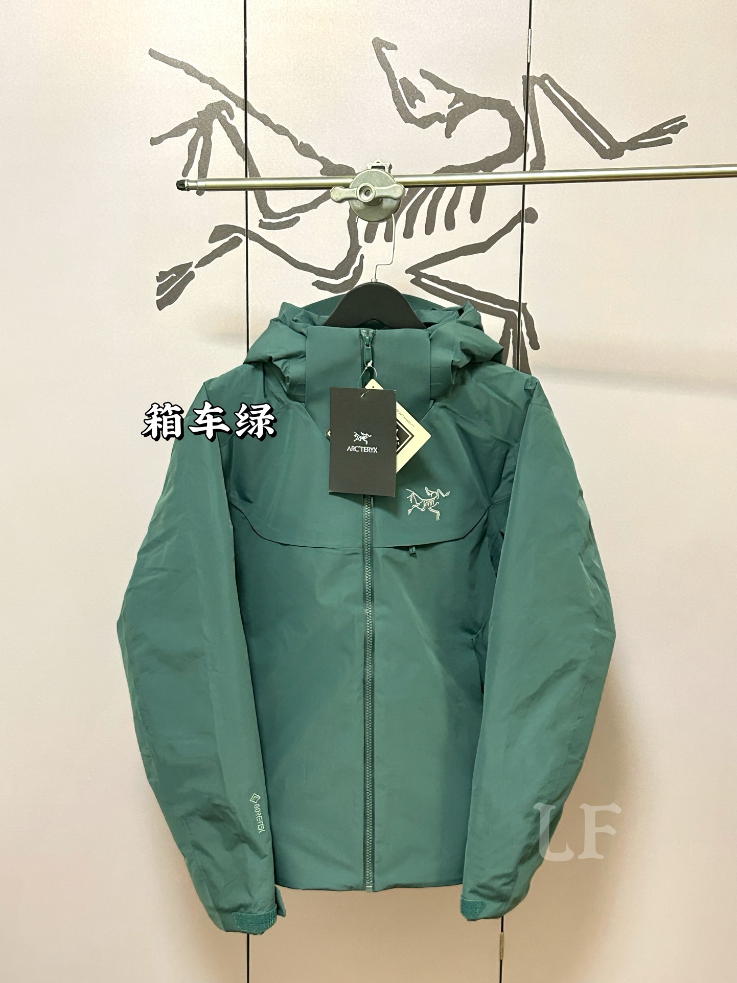 💰560 顶级版本90绒(最高版)
25年最新版 顶级版本 ARCTERYX始祖鸟Macai Jacket冬季新款男连帽防水买菜羽绒服滑雪服GTX 750
标配搜救器 眼镜布,细节全部对版。
新款部分细节改动,Goretex 刺绣由袖肩改到袖口,面料,绒全部升级,国标90绒
为更加贴合中国宝宝的身形,一直吐槽的袖子太长,今年缩短了1-2cm 胸围下摆减少4cm,上身不在臃肿!!
-顶级版本,区别老款,连帽设计使其更加适合滑雪防水穿着。可拆卸帽子区别低版
大买菜雪裙配胶条 区别底板本
-巧妙搭配保暖材料,夹克长时间穿着舒适。
复合搭配保暖材(Down CompositeMapping)把Coreloft合成纤维材料分布在帽兜、下摆和腋下等容易湿的地方,湿时仍能保暖;750立方英寸欧洲鹅绒则分布在主要部位和袖子,为身体提供所需的热量。免除劣质帽子的困扰,保暖DropHood可以戴在标准的单双板滑雪头盔上,并能随头部一起转动。
-可拆卸风裙、网眼PowderGuard腋下通风口、网状WaterTight主拉链,这些性能既能防止风雪进入又能在深雪运动时快速散热。
-整衣全部贴带接缝,防风雨更佳、GORE-TEX三层结构、光滑内面面料,方便分层穿着
立体整形,更合身舒适。
-压胶帽沿、可调帽子抽绳、保暖头盔兼容Drop Hood。
-WaterTight外侧拉链、WaterTight Vislon主拉链、微织带拉链片、腋下拉链配PowderGuard儡眼底料,便于通风散热。
-可调Velcro吀术贴调节带、可调下摆抽绳、隐形WaterTight拉链袖袋、内侧网眼袋、压胶拉链内侧胸袋、带盖按扣胸袋、两个WaterTight拉链口袋、网眼PowderGuard通风透气,设计可防止雪花进入体内 。
-底部:可拆卸风裙有橡筋和按扣
-原单正品,作为鸟家鼎级滑雪服系列的代表做产品,这款滑雪服可谓是鸟的经典作品!
不要机洗,只能干洗。
七色:黑色 藏青 云水蓝 幻影紫 贝利粉 车厢绿 极地白
尺码:S-XXL
胸围:121 125 129 133 137
衣长:72 74 76 78 80
肩宽:53 54 55 56 57
袖长:63 63.5 64.5 65.5 66.5
S码推荐90-120斤
M码推荐120-140斤
L吗推荐140-170斤
XL码推荐160-190斤
XXL 码推荐180-210斤