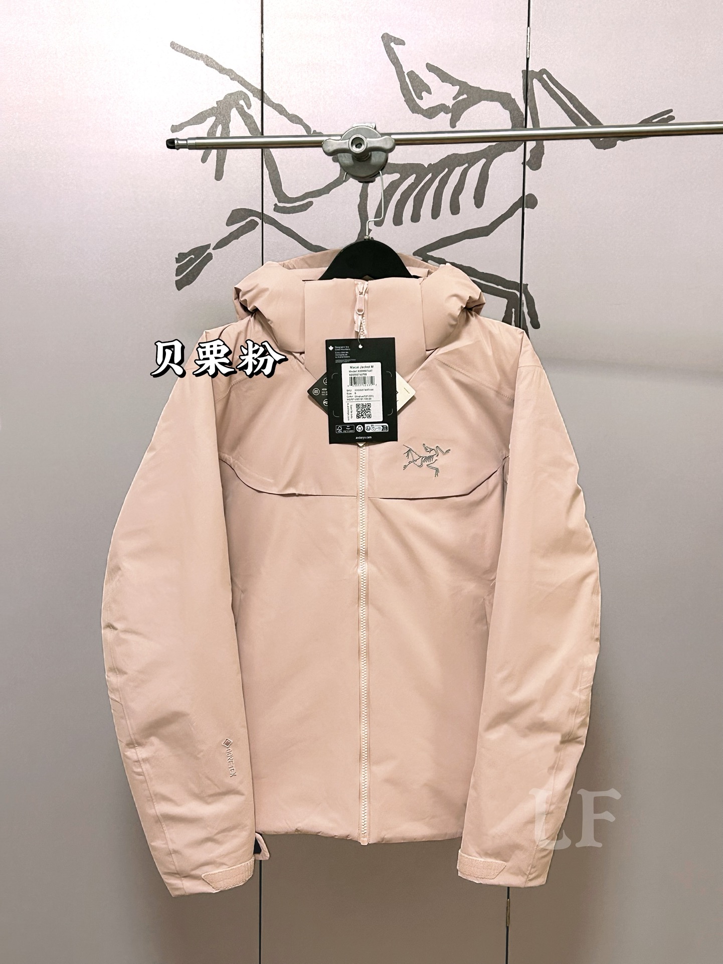 💰560 顶级版本90绒(最高版)
25年最新版 顶级版本 ARCTERYX始祖鸟Macai Jacket冬季新款男连帽防水买菜羽绒服滑雪服GTX 750
标配搜救器 眼镜布,细节全部对版。
新款部分细节改动,Goretex 刺绣由袖肩改到袖口,面料,绒全部升级,国标90绒
为更加贴合中国宝宝的身形,一直吐槽的袖子太长,今年缩短了1-2cm 胸围下摆减少4cm,上身不在臃肿!!
-顶级版本,区别老款,连帽设计使其更加适合滑雪防水穿着。可拆卸帽子区别低版
大买菜雪裙配胶条 区别底板本
-巧妙搭配保暖材料,夹克长时间穿着舒适。
复合搭配保暖材(Down CompositeMapping)把Coreloft合成纤维材料分布在帽兜、下摆和腋下等容易湿的地方,湿时仍能保暖;750立方英寸欧洲鹅绒则分布在主要部位和袖子,为身体提供所需的热量。免除劣质帽子的困扰,保暖DropHood可以戴在标准的单双板滑雪头盔上,并能随头部一起转动。
-可拆卸风裙、网眼PowderGuard腋下通风口、网状WaterTight主拉链,这些性能既能防止风雪进入又能在深雪运动时快速散热。
-整衣全部贴带接缝,防风雨更佳、GORE-TEX三层结构、光滑内面面料,方便分层穿着
立体整形,更合身舒适。
-压胶帽沿、可调帽子抽绳、保暖头盔兼容Drop Hood。
-WaterTight外侧拉链、WaterTight Vislon主拉链、微织带拉链片、腋下拉链配PowderGuard儡眼底料,便于通风散热。
-可调Velcro吀术贴调节带、可调下摆抽绳、隐形WaterTight拉链袖袋、内侧网眼袋、压胶拉链内侧胸袋、带盖按扣胸袋、两个WaterTight拉链口袋、网眼PowderGuard通风透气,设计可防止雪花进入体内 。
-底部:可拆卸风裙有橡筋和按扣
-原单正品,作为鸟家鼎级滑雪服系列的代表做产品,这款滑雪服可谓是鸟的经典作品!
不要机洗,只能干洗。
七色:黑色 藏青 云水蓝 幻影紫 贝利粉 车厢绿 极地白
尺码:S-XXL
胸围:121 125 129 133 137
衣长:72 74 76 78 80
肩宽:53 54 55 56 57
袖长:63 63.5 64.5 65.5 66.5
S码推荐90-120斤
M码推荐120-140斤
L吗推荐140-170斤
XL码推荐160-190斤
XXL 码推荐180-210斤