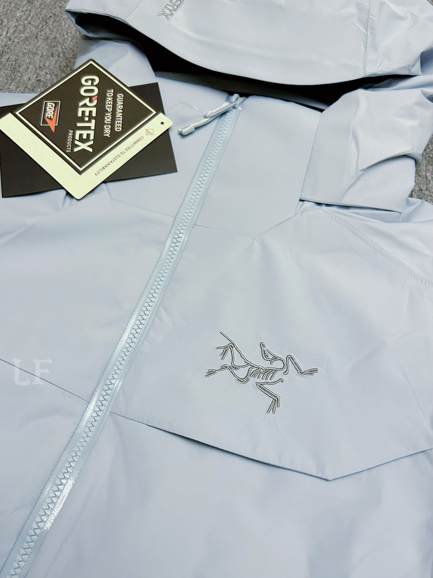 💰560 顶级版本90绒(最高版)
25年最新版 顶级版本 ARCTERYX始祖鸟Macai Jacket冬季新款男连帽防水买菜羽绒服滑雪服GTX 750
标配搜救器 眼镜布,细节全部对版。
新款部分细节改动,Goretex 刺绣由袖肩改到袖口,面料,绒全部升级,国标90绒
为更加贴合中国宝宝的身形,一直吐槽的袖子太长,今年缩短了1-2cm 胸围下摆减少4cm,上身不在臃肿!!
-顶级版本,区别老款,连帽设计使其更加适合滑雪防水穿着。可拆卸帽子区别低版
大买菜雪裙配胶条 区别底板本
-巧妙搭配保暖材料,夹克长时间穿着舒适。
复合搭配保暖材(Down CompositeMapping)把Coreloft合成纤维材料分布在帽兜、下摆和腋下等容易湿的地方,湿时仍能保暖;750立方英寸欧洲鹅绒则分布在主要部位和袖子,为身体提供所需的热量。免除劣质帽子的困扰,保暖DropHood可以戴在标准的单双板滑雪头盔上,并能随头部一起转动。
-可拆卸风裙、网眼PowderGuard腋下通风口、网状WaterTight主拉链,这些性能既能防止风雪进入又能在深雪运动时快速散热。
-整衣全部贴带接缝,防风雨更佳、GORE-TEX三层结构、光滑内面面料,方便分层穿着
立体整形,更合身舒适。
-压胶帽沿、可调帽子抽绳、保暖头盔兼容Drop Hood。
-WaterTight外侧拉链、WaterTight Vislon主拉链、微织带拉链片、腋下拉链配PowderGuard儡眼底料,便于通风散热。
-可调Velcro吀术贴调节带、可调下摆抽绳、隐形WaterTight拉链袖袋、内侧网眼袋、压胶拉链内侧胸袋、带盖按扣胸袋、两个WaterTight拉链口袋、网眼PowderGuard通风透气,设计可防止雪花进入体内 。
-底部:可拆卸风裙有橡筋和按扣
-原单正品,作为鸟家鼎级滑雪服系列的代表做产品,这款滑雪服可谓是鸟的经典作品!
不要机洗,只能干洗。
七色:黑色 藏青 云水蓝 幻影紫 贝利粉 车厢绿 极地白
尺码:S-XXL
胸围:121 125 129 133 137
衣长:72 74 76 78 80
肩宽:53 54 55 56 57
袖长:63 63.5 64.5 65.5 66.5
S码推荐90-120斤
M码推荐120-140斤
L吗推荐140-170斤
XL码推荐160-190斤
XXL 码推荐180-210斤