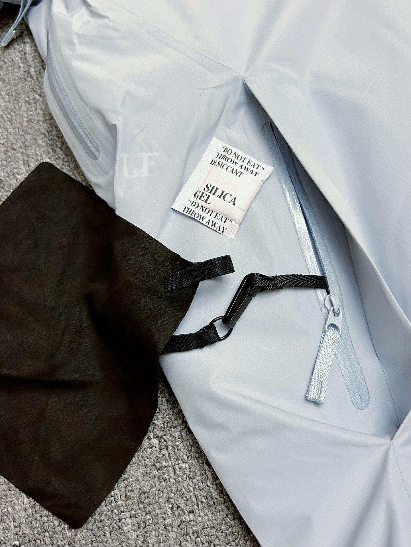 💰560 顶级版本90绒(最高版)
25年最新版 顶级版本 ARCTERYX始祖鸟Macai Jacket冬季新款男连帽防水买菜羽绒服滑雪服GTX 750
标配搜救器 眼镜布,细节全部对版。
新款部分细节改动,Goretex 刺绣由袖肩改到袖口,面料,绒全部升级,国标90绒
为更加贴合中国宝宝的身形,一直吐槽的袖子太长,今年缩短了1-2cm 胸围下摆减少4cm,上身不在臃肿!!
-顶级版本,区别老款,连帽设计使其更加适合滑雪防水穿着。可拆卸帽子区别低版
大买菜雪裙配胶条 区别底板本
-巧妙搭配保暖材料,夹克长时间穿着舒适。
复合搭配保暖材(Down CompositeMapping)把Coreloft合成纤维材料分布在帽兜、下摆和腋下等容易湿的地方,湿时仍能保暖;750立方英寸欧洲鹅绒则分布在主要部位和袖子,为身体提供所需的热量。免除劣质帽子的困扰,保暖DropHood可以戴在标准的单双板滑雪头盔上,并能随头部一起转动。
-可拆卸风裙、网眼PowderGuard腋下通风口、网状WaterTight主拉链,这些性能既能防止风雪进入又能在深雪运动时快速散热。
-整衣全部贴带接缝,防风雨更佳、GORE-TEX三层结构、光滑内面面料,方便分层穿着
立体整形,更合身舒适。
-压胶帽沿、可调帽子抽绳、保暖头盔兼容Drop Hood。
-WaterTight外侧拉链、WaterTight Vislon主拉链、微织带拉链片、腋下拉链配PowderGuard儡眼底料,便于通风散热。
-可调Velcro吀术贴调节带、可调下摆抽绳、隐形WaterTight拉链袖袋、内侧网眼袋、压胶拉链内侧胸袋、带盖按扣胸袋、两个WaterTight拉链口袋、网眼PowderGuard通风透气,设计可防止雪花进入体内 。
-底部:可拆卸风裙有橡筋和按扣
-原单正品,作为鸟家鼎级滑雪服系列的代表做产品,这款滑雪服可谓是鸟的经典作品!
不要机洗,只能干洗。
七色:黑色 藏青 云水蓝 幻影紫 贝利粉 车厢绿 极地白
尺码:S-XXL
胸围:121 125 129 133 137
衣长:72 74 76 78 80
肩宽:53 54 55 56 57
袖长:63 63.5 64.5 65.5 66.5
S码推荐90-120斤
M码推荐120-140斤
L吗推荐140-170斤
XL码推荐160-190斤
XXL 码推荐180-210斤