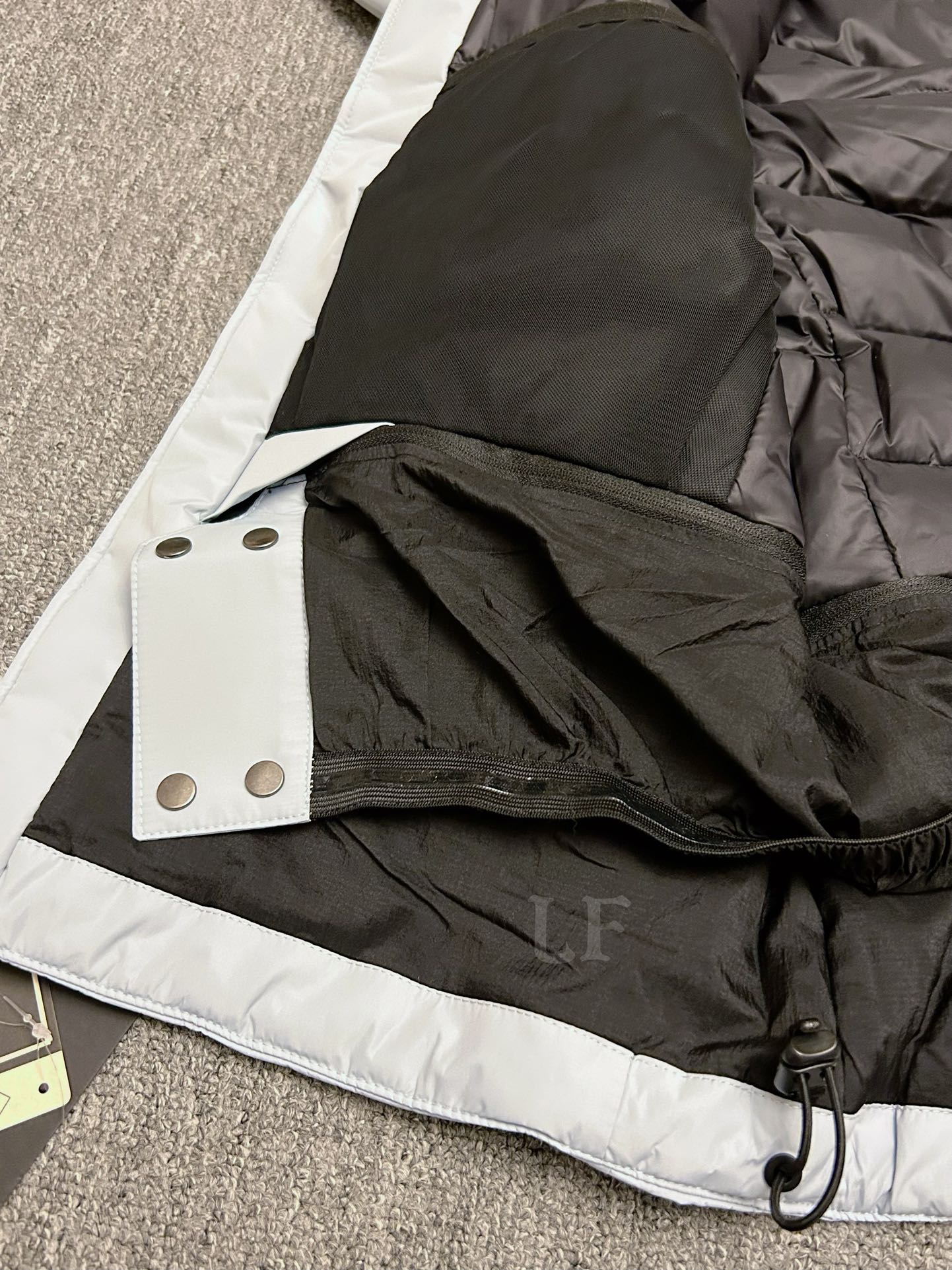 💰560 顶级版本90绒(最高版)
25年最新版 顶级版本 ARCTERYX始祖鸟Macai Jacket冬季新款男连帽防水买菜羽绒服滑雪服GTX 750
标配搜救器 眼镜布,细节全部对版。
新款部分细节改动,Goretex 刺绣由袖肩改到袖口,面料,绒全部升级,国标90绒
为更加贴合中国宝宝的身形,一直吐槽的袖子太长,今年缩短了1-2cm 胸围下摆减少4cm,上身不在臃肿!!
-顶级版本,区别老款,连帽设计使其更加适合滑雪防水穿着。可拆卸帽子区别低版
大买菜雪裙配胶条 区别底板本
-巧妙搭配保暖材料,夹克长时间穿着舒适。
复合搭配保暖材(Down CompositeMapping)把Coreloft合成纤维材料分布在帽兜、下摆和腋下等容易湿的地方,湿时仍能保暖;750立方英寸欧洲鹅绒则分布在主要部位和袖子,为身体提供所需的热量。免除劣质帽子的困扰,保暖DropHood可以戴在标准的单双板滑雪头盔上,并能随头部一起转动。
-可拆卸风裙、网眼PowderGuard腋下通风口、网状WaterTight主拉链,这些性能既能防止风雪进入又能在深雪运动时快速散热。
-整衣全部贴带接缝,防风雨更佳、GORE-TEX三层结构、光滑内面面料,方便分层穿着
立体整形,更合身舒适。
-压胶帽沿、可调帽子抽绳、保暖头盔兼容Drop Hood。
-WaterTight外侧拉链、WaterTight Vislon主拉链、微织带拉链片、腋下拉链配PowderGuard儡眼底料,便于通风散热。
-可调Velcro吀术贴调节带、可调下摆抽绳、隐形WaterTight拉链袖袋、内侧网眼袋、压胶拉链内侧胸袋、带盖按扣胸袋、两个WaterTight拉链口袋、网眼PowderGuard通风透气,设计可防止雪花进入体内 。
-底部:可拆卸风裙有橡筋和按扣
-原单正品,作为鸟家鼎级滑雪服系列的代表做产品,这款滑雪服可谓是鸟的经典作品!
不要机洗,只能干洗。
七色:黑色 藏青 云水蓝 幻影紫 贝利粉 车厢绿 极地白
尺码:S-XXL
胸围:121 125 129 133 137
衣长:72 74 76 78 80
肩宽:53 54 55 56 57
袖长:63 63.5 64.5 65.5 66.5
S码推荐90-120斤
M码推荐120-140斤
L吗推荐140-170斤
XL码推荐160-190斤
XXL 码推荐180-210斤