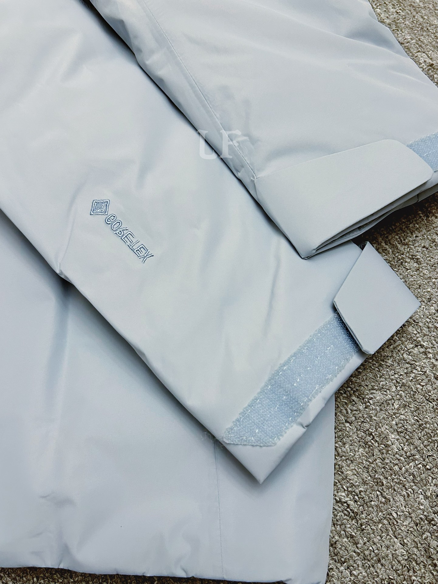 💰560 顶级版本90绒(最高版)
25年最新版 顶级版本 ARCTERYX始祖鸟Macai Jacket冬季新款男连帽防水买菜羽绒服滑雪服GTX 750
标配搜救器 眼镜布,细节全部对版。
新款部分细节改动,Goretex 刺绣由袖肩改到袖口,面料,绒全部升级,国标90绒
为更加贴合中国宝宝的身形,一直吐槽的袖子太长,今年缩短了1-2cm 胸围下摆减少4cm,上身不在臃肿!!
-顶级版本,区别老款,连帽设计使其更加适合滑雪防水穿着。可拆卸帽子区别低版
大买菜雪裙配胶条 区别底板本
-巧妙搭配保暖材料,夹克长时间穿着舒适。
复合搭配保暖材(Down CompositeMapping)把Coreloft合成纤维材料分布在帽兜、下摆和腋下等容易湿的地方,湿时仍能保暖;750立方英寸欧洲鹅绒则分布在主要部位和袖子,为身体提供所需的热量。免除劣质帽子的困扰,保暖DropHood可以戴在标准的单双板滑雪头盔上,并能随头部一起转动。
-可拆卸风裙、网眼PowderGuard腋下通风口、网状WaterTight主拉链,这些性能既能防止风雪进入又能在深雪运动时快速散热。
-整衣全部贴带接缝,防风雨更佳、GORE-TEX三层结构、光滑内面面料,方便分层穿着
立体整形,更合身舒适。
-压胶帽沿、可调帽子抽绳、保暖头盔兼容Drop Hood。
-WaterTight外侧拉链、WaterTight Vislon主拉链、微织带拉链片、腋下拉链配PowderGuard儡眼底料,便于通风散热。
-可调Velcro吀术贴调节带、可调下摆抽绳、隐形WaterTight拉链袖袋、内侧网眼袋、压胶拉链内侧胸袋、带盖按扣胸袋、两个WaterTight拉链口袋、网眼PowderGuard通风透气,设计可防止雪花进入体内 。
-底部:可拆卸风裙有橡筋和按扣
-原单正品,作为鸟家鼎级滑雪服系列的代表做产品,这款滑雪服可谓是鸟的经典作品!
不要机洗,只能干洗。
七色:黑色 藏青 云水蓝 幻影紫 贝利粉 车厢绿 极地白
尺码:S-XXL
胸围:121 125 129 133 137
衣长:72 74 76 78 80
肩宽:53 54 55 56 57
袖长:63 63.5 64.5 65.5 66.5
S码推荐90-120斤
M码推荐120-140斤
L吗推荐140-170斤
XL码推荐160-190斤
XXL 码推荐180-210斤